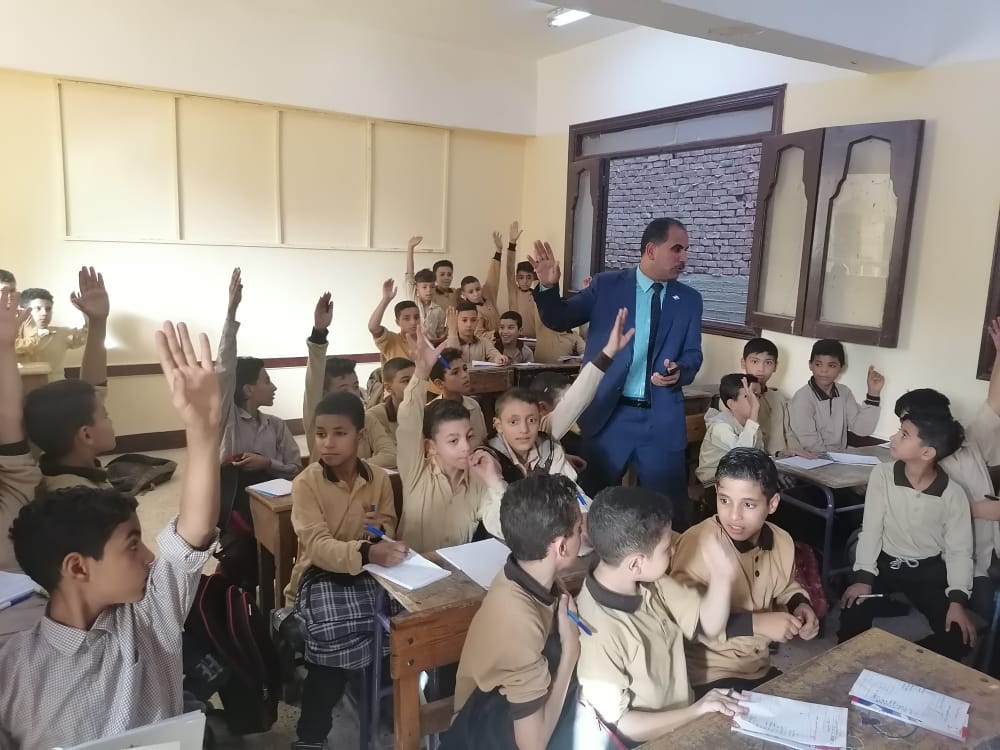 محافظ القليوبية يحيل مدير ادارة الخانكة التعليمية للتحقيق ويوجه باستبعاد مدير مدرسة الشهيد "تامر عبد الله" بالخانكة *********************** بشان ما نشر على مواقع التواصل الاجتماعى والذى تضمن صور لطلاب مدرسة الشهيد تامر عبد الله بكفر حمزة بمركز الخانكة والذى تم تسكينهم بالمعهد الازهري ،فقد قرر عبد الحميد الهجان محافظ القليوبية احالة مدير الادارة التعليمية بالخانكة للتحقيق واستعباد مدير مدرسة الشهيد " تامر عبد الله" للتقصير في اداء عملهم وقد اشارت الاستاذة سماح ابراهيم مدير مديرية التربية والتعليم بالقليوبية الى ان المدرسة الام ضمن مبادرة حياة كريمة وعليه تم التنسيق مع التربية والتعليم والازهر لتسكين الطلاب بالمعهد نظرا لقربها من المدرسة ونظرا لاعمال التطوير التى تتم بمدرسة الشهيد"تامر عبد الله" بالخانكة وقد تم متابعة المعهد قبل تسكين الطلاب من قبل مدير الادارة التعليمية وتم استغلال عدد 18 فصلا جميعها تحتوى على مقاعد والدارسة منتظمة وفقا للصور المرفقه