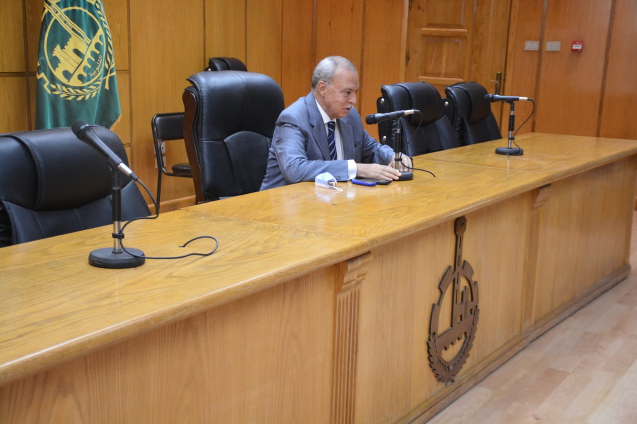 ترأس عبد الحميد الهجان محافظ القليوبية إجتماع اللجنة العليا الاستشارية لدعم وإصلاح التدريب الفني للتشغيل لمناقشة تطوير منظومة التدريب المهني والنهوض بمنظومة التعليم الفني باعتباره قاطرة تقدم الأمم وتأهيل خريجي المدراس الفنية والتكنولوجية والمدراس التطبيقية التكنولوجية لسوق العمل سواء علي المستوى المحلي أو الدولي أو الإقليمي. ومن الجدير بالذكر ان مهام اللجنة تتمثل في التنسيق بين الجهات المعنية بالتعليم الفنى والتدريب المهني والتوظيف للربط بين احتياجات خطط التنمية الاقتصادية والاجتماعية وامكانيات التعليم والتدريب الفني والمهني والعمل على تحقيق التوازن بين العرض والطلب بكافة الأنشطة الانتاجية والخدمية بالمحافظة ومتابعة جمع وتحليل المعلومات عن مخرجات التعليم الفنى والتدريب المهنى ومدى ملائمتها لسوق العمل في ضوء الخريطة الاستثمارية للمحافظة، والتنسيق بين الجهات المعنية بالتعليم والتدريب الفني والمهني لتحقيق التكامل بين سياسات واستراتيجيات التنمية ذات الصلة، ومتابعة تنفيذ السياسات والاستراتيجيات والمشروعات ذات الصلة بالتعليم والتدريب الفني والمهني بالمحافظة ووضع الاطار التنفيذي لها، ووضع برامج التوعيه الاجتماعية لتغيير المنظور المجتمعي والصورة الذهنية للتعليم والتدريب الفني والمهني وتشجيع حافز ريادة الأعمال والإبتكار، وإقتراح آليات التنسيق بين الجهات المختصة بالتعليم الفني والجهات المختصة بالتدريب المهنى ووسائل الربط بينهما وبين جهات الطلب. وأكد المحافظ أن اللجنة تأتي ضمن أعمال برنامج دعم إصلاح التعليم الفنى والتدريب المهنى ،هو مشروع ممول من الحكومة المصرية والإتحاد الأوروبى بهدف تحسين وتطوير نظام التعليم الفنى والتدريب المهنى في مصر ، بما يلبى الاحتياجات الاجتماعية والاقتصادية، خاصة توظيف الشباب وزيادة التنافسية بما يتماشى مع تنمية الدولة فى الحاضر والمستقبل ،كما يسعى البرنامج إلي تحسين صورة التعليم الفنى والتدريب المهنى في المجتمع وخلال الاجتماع ناقشت اللجنة سبل الاتفاق على وضع معايير اختيار الأنشطة الفاعلة للارتقاء بحوكمة منظومة التعليم الفنى والتدريب المهنى على مستوى المحافظة والعمل على إقامة ملتقيات توظيف للشباب على مدار العام والتنسيق بين الجهات المختصة بالتعليم الفنى والتدريب المهني والتعليم العام والمصانع والشركات والجهات المختصة بالتوظيف ووضع نظم وقواعد اقامة شراكات بين جهات التعليم وبين قطاع الأعمال العام والخاص ومنظمات المجتمع المدني بالمحافظة بما في ذلك نظم التعليم والتدريب في مواقع العمل والتوجيه والإرشاد والتوظيف وريادة الأعمال. وجاء الإجتماع بحضور الأستاذة سماح ابراهيم وكيل وزارة التربية والتعليم والمهندس صادق السيد مدير التعليم الفني، وايمان السيد مدير القوى العاملة، وخالد عبد العليم مدير مديرية التضامن الاجتماعي، والدكتور محمد فوزى مدير المكتب الفني ونجلاء الفرماوى مدير المبادرات الشبابية، وجهاز مشروعات الصغيره والشئون القانونية، وممثل عن المناطق الصناعية والغرفه التجارية ومديري وحده التيسير للانتقال لسوق العمل والتدريب والجوده بالتعليم الفني والتدريب المهاري بالتربية والتعليم.