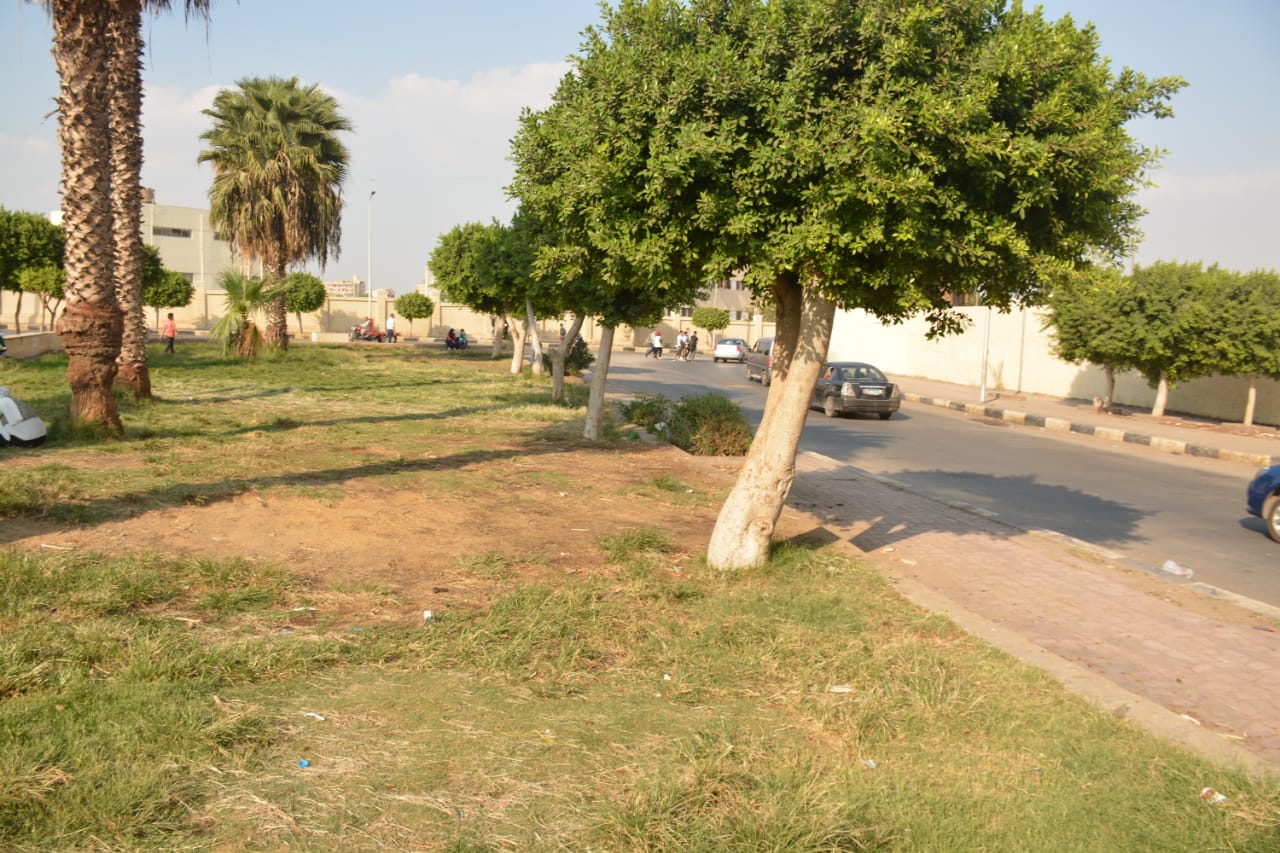 أجرى عبد الحميد الهجان محافظ القليوبية جولة ميدانية لمتابعة إنجازات أعمال المشروعات الجاري تنفيذها للوقوف على نسب التنفيذ الدقيقة على أرض الواقع، بمدينة بنها ومدينة شبرا الخيمة . واستهل "المحافظ" جولته بتفقد أعمال المرحلة الثالثة(ج) من ممشى أهل مصر بمدينة بنها، والذي يبلُغ طوله ٤٥٠ متر بدايةً من أمام مجلس مدينة بنها وإنتهاءً بملاهي نادي الشرطة، والذي يأتي تنفيذه على غرار المرحلة الأولى والثانية (أ،ب)، إذ تم الإنتهاء من أعمال الخوازيق بالكامل وجاري عمل الصبات الخرسانية والكمر فوق الخوازيق، وتم الإنتهاء من هدم السور الخارجي للمشى وجاري الإنتهاء من صب السور بالكامل خلال الأيام القليلة القادمة . وشدد"الهجان" على تسريع وتيرة العمل للإنتهاء من الممشى وفتحه أمام المواطنين لخلق متنفساً جديداً لهم، مع مراعاة الرسومات الهندسية والأعمال الفنية لتفادي أي أخطاء في التصميم، مُشيراً إلى أن إنشاء الممشى سيتم بشكل يُبرز المظهر الحضاري والجمالي للمدينة، وسيكون بعرض ١٠ متر مزود بإستراحات للمواطنين للإستمتاع برؤية النيل، فضلاً عن توفير فرص عمل جادة للشباب من خلال تنفيذ مشروعات صغيرة كالمطاعم والكافيهات وغيرها من المشروعات للحد من البطالة، وذلك في إطار توجيهات القيادة السياسية بالعمل على إستعادة الوجه الحضاري للمدن وتوفير فرص عمل للشباب. ثم توجه "المحافظ" لمدينة شبرا الخيمة وتفقد أعمال دهانات المباني المحيطة بقصر محمد علي وعددها ٣٥مبنى، تم الإنتهاء منها بالكامل، موجهاً ببعض الملاحظات وضرورة تلافيها على أسطح المباني، وضرورة صيانة أعمدة الإنارة، والاهتمام بالمنطقة المنزرعة أمام القصر وقص النجيلة وتقليم الأشجار بشكل جمالي يبرز معالم المنطقة والإهتمام بري الأشجار والنجيل، ويُذكر أن مساحة المباني التي تم ترميمها عبارة عن ٧,١٠٠ متر محارة لواجهات المباني ومساحة٩٠٠ متر للدهانات. ووجه "محافظ القليوبية" السادة رؤساء المدن والأحياء بضرورة المتابعة المستمرة لأعمال النظافة العامة ورفع الإشغالات وتراكمات القمامة للظهور دائماً بالشكل الائق للمحافظة، والعمل على تقديم خدمات متميزة لمواطني القليوبية. وإعادة المظهر الحضاري والإنضباط لشوارع القليوبية، ومحاربة ظاهرة إلقاء القمامة وإفتراش الباعة الجائلين في الطريق العام. جاءت الجولة بحضور المهندس علي عبد الستار رئيس مركز ومدينة بنها، والمهندس هيثم الدسوقي رئيس مدينة شبرا الخيمة، واللواء محمد صحصاح رئيس حي غرب شبرا الخيمة .