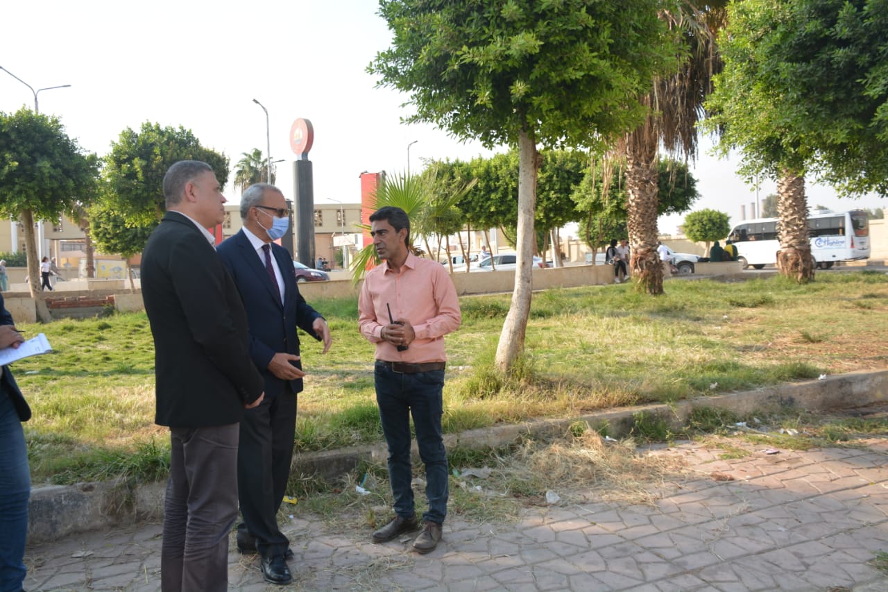 أجرى عبد الحميد الهجان محافظ القليوبية جولة ميدانية لمتابعة إنجازات أعمال المشروعات الجاري تنفيذها للوقوف على نسب التنفيذ الدقيقة على أرض الواقع، بمدينة بنها ومدينة شبرا الخيمة . واستهل "المحافظ" جولته بتفقد أعمال المرحلة الثالثة(ج) من ممشى أهل مصر بمدينة بنها، والذي يبلُغ طوله ٤٥٠ متر بدايةً من أمام مجلس مدينة بنها وإنتهاءً بملاهي نادي الشرطة، والذي يأتي تنفيذه على غرار المرحلة الأولى والثانية (أ،ب)، إذ تم الإنتهاء من أعمال الخوازيق بالكامل وجاري عمل الصبات الخرسانية والكمر فوق الخوازيق، وتم الإنتهاء من هدم السور الخارجي للمشى وجاري الإنتهاء من صب السور بالكامل خلال الأيام القليلة القادمة . وشدد"الهجان" على تسريع وتيرة العمل للإنتهاء من الممشى وفتحه أمام المواطنين لخلق متنفساً جديداً لهم، مع مراعاة الرسومات الهندسية والأعمال الفنية لتفادي أي أخطاء في التصميم، مُشيراً إلى أن إنشاء الممشى سيتم بشكل يُبرز المظهر الحضاري والجمالي للمدينة، وسيكون بعرض ١٠ متر مزود بإستراحات للمواطنين للإستمتاع برؤية النيل، فضلاً عن توفير فرص عمل جادة للشباب من خلال تنفيذ مشروعات صغيرة كالمطاعم والكافيهات وغيرها من المشروعات للحد من البطالة، وذلك في إطار توجيهات القيادة السياسية بالعمل على إستعادة الوجه الحضاري للمدن وتوفير فرص عمل للشباب. ثم توجه "المحافظ" لمدينة شبرا الخيمة وتفقد أعمال دهانات المباني المحيطة بقصر محمد علي وعددها ٣٥مبنى، تم الإنتهاء منها بالكامل، موجهاً ببعض الملاحظات وضرورة تلافيها على أسطح المباني، وضرورة صيانة أعمدة الإنارة، والاهتمام بالمنطقة المنزرعة أمام القصر وقص النجيلة وتقليم الأشجار بشكل جمالي يبرز معالم المنطقة والإهتمام بري الأشجار والنجيل، ويُذكر أن مساحة المباني التي تم ترميمها عبارة عن ٧,١٠٠ متر محارة لواجهات المباني ومساحة٩٠٠ متر للدهانات. ووجه "محافظ القليوبية" السادة رؤساء المدن والأحياء بضرورة المتابعة المستمرة لأعمال النظافة العامة ورفع الإشغالات وتراكمات القمامة للظهور دائماً بالشكل الائق للمحافظة، والعمل على تقديم خدمات متميزة لمواطني القليوبية. وإعادة المظهر الحضاري والإنضباط لشوارع القليوبية، ومحاربة ظاهرة إلقاء القمامة وإفتراش الباعة الجائلين في الطريق العام. جاءت الجولة بحضور المهندس علي عبد الستار رئيس مركز ومدينة بنها، والمهندس هيثم الدسوقي رئيس مدينة شبرا الخيمة، واللواء محمد صحصاح رئيس حي غرب شبرا الخيمة .