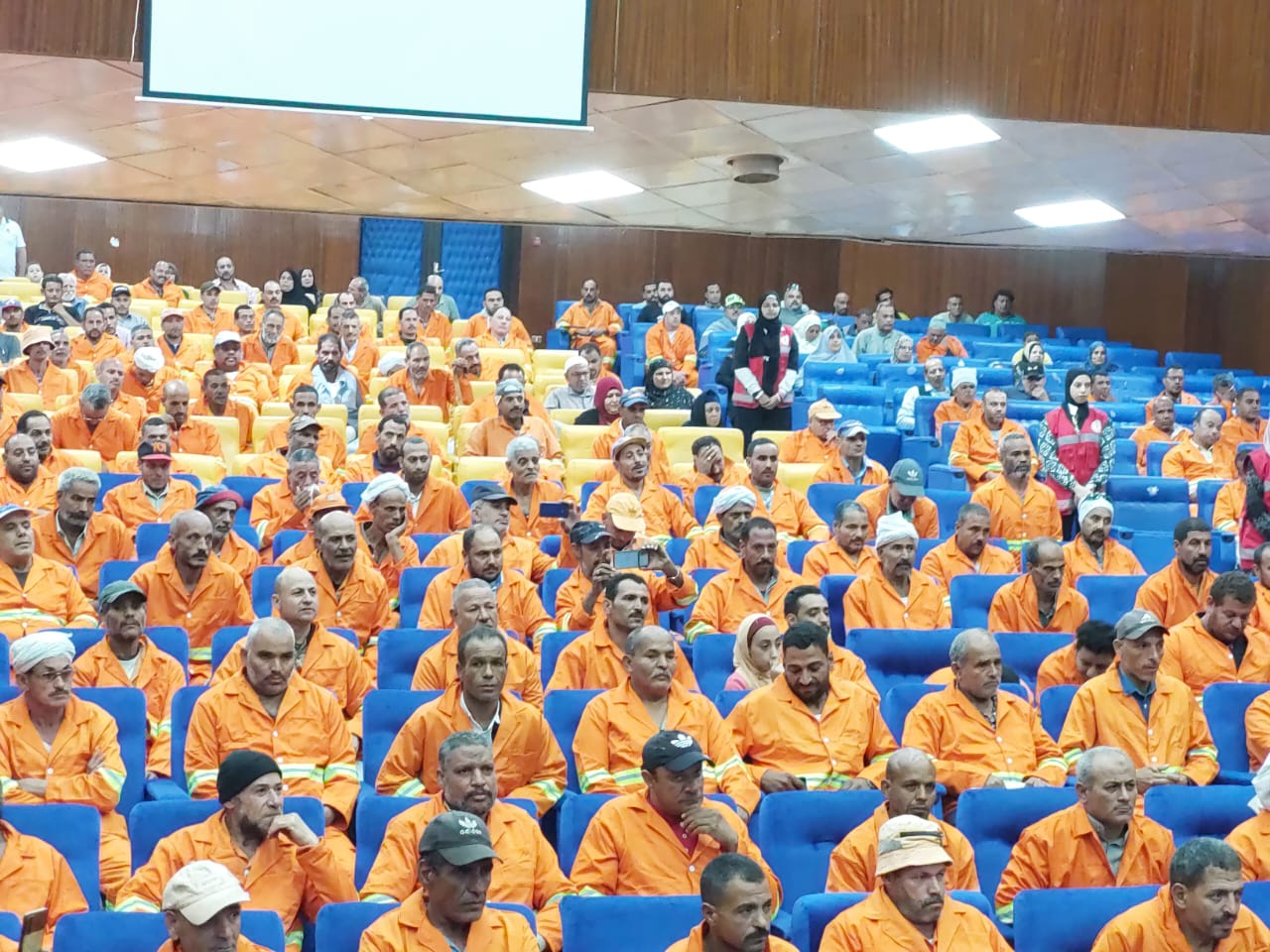 محافظ القليوبية ورئيس جامعة بنها يشهدان احتفالية إطلاق مبادرة يوم الوفاء لعمال النظافة (صناع الجمال) بالجامعة شهد اللواء عبدالحميد الهجان محافظ القليوبية والدكتور جمال سوسه رئيس جامعة بنها مساء أمس احتفالية إطلاق مبادرة يوم الوفاء لعمال النظافة ( صناع الجمال) والتى نظمتها المحافظة وجامعة بنها بالتنسيق مع الهلال الأحمر المصري ، ومديرية التضامن الإجتماعى. جاء ذلك بحضور الدكتور محمود عراقى المشرف على قطاع خدمة المجتمع وتنمية البيئة ، والمهندس عبدالحميد رخا رئيس الاتحاد الإقليمى للجمعيات الأهلية ورئيس مجلس إدارة الهلال الأحمر بالقليوبية ، والأستاذ خالد عبد العليم وكيل وزارة التضامن الاجتماعى ، والأستاذة رانيا معتز أمين الجامعة المساعد لشئون خدمة المجتمع وتنمية البيئة ، والدكتورة نرمين عدلي وكيل كلية الطب لشئون خدمة المجتمع وتنمية البيئة ، والدكتور عمرو الدخاخنى المدير التنفيذي لمستشفيات بنها الجامعية ، والمهندس على عبد الستار رئيس مركز ومدينة بنها ، والأستاذ سعيد نجيب منسق المبادرة وعضو جمعية الهلال الأحمر بالقليوبية ، والأستاذة نجلاء الفرماوى مدير مكتب المبادرات الشبابية بالمحافظة ، والسادة أعضاء مجلسى الشيوخ. وفى كلمته وجه محافظ القليوبية الشكر لجامعة بنها وممثلى المجتمع المدنى على تنظيم الاحتفالية وتكريم عمال النظافة فى لمسة وفاء ، مؤكدا على دور عمال النظافة فى الحفاظ على المظهر الجمالى والحضارى للمجتمع ، مشيرا الى انه سوف يتم تنظيم الاحتفالية بصفة مستمر لتكريم جميع عمال النظافة على مستوى مراكز ومدن وأحياء المحافظة. كما أشاد محافظ القليوبية بالتعاون المثمر مع جامعة بنها فى مختلف المجالات باعتبارها بيت الخبرة للمشروعات التى تقام على أرض المحافظة. من جانبه أعرب رئيس جامعة بنها عن سعادته بتكريم صناع الجمال بالمحافظة ، مؤكداً على دور مهنة عمال النظافة باعتبارها مهنة تحتاج الى روح إنسانية ونكران للذات رغم أهميتها فى صنع الجمال والطهارة حيث سخرهم الله سبحانه وتعالى لخدمة البشر ولو لاهم لانتشرت الأمراض والأوبئة. وقال رئيس الجامعة أن عمال النظافة هم الجبهة الثانية بل الأولى فى معركة حماية الصحة العامة جنباً إلى جنب مع الأطقم الطبية ، موجهاً أرقى عبارات الشكر والتقدير للعاملين فى مهنة النظافة الذين لا يعرفون للمعاناة طريقاً ولا معنى ولا يعرفون للحياة من قسوة ولا دمعة تذرف من أجل لقمة العيش. وفى نهاية الاحتفالية تم تكريم عدد 500 عامل من عمال النظافة بمجلس مدينة بنها وتوزيع الهدايا عليهم فى جو يسوده البهجة والسرور. يذكر أن الاحتفالية تضمنت أيضا توقيع الكشف الطبى على العاملين من خلال العيادات الطبية وإجراء الفحوصات الطبية وتوزيع الأدوية بالمجان عليهم.