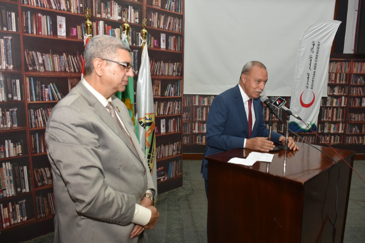 محافظ القليوبية ورئيس جامعة بنها يشهدان احتفالية إطلاق مبادرة يوم الوفاء لعمال النظافة (صناع الجمال) بالجامعة شهد اللواء عبدالحميد الهجان محافظ القليوبية والدكتور جمال سوسه رئيس جامعة بنها مساء أمس احتفالية إطلاق مبادرة يوم الوفاء لعمال النظافة ( صناع الجمال) والتى نظمتها المحافظة وجامعة بنها بالتنسيق مع الهلال الأحمر المصري ، ومديرية التضامن الإجتماعى. جاء ذلك بحضور الدكتور محمود عراقى المشرف على قطاع خدمة المجتمع وتنمية البيئة ، والمهندس عبدالحميد رخا رئيس الاتحاد الإقليمى للجمعيات الأهلية ورئيس مجلس إدارة الهلال الأحمر بالقليوبية ، والأستاذ خالد عبد العليم وكيل وزارة التضامن الاجتماعى ، والأستاذة رانيا معتز أمين الجامعة المساعد لشئون خدمة المجتمع وتنمية البيئة ، والدكتورة نرمين عدلي وكيل كلية الطب لشئون خدمة المجتمع وتنمية البيئة ، والدكتور عمرو الدخاخنى المدير التنفيذي لمستشفيات بنها الجامعية ، والمهندس على عبد الستار رئيس مركز ومدينة بنها ، والأستاذ سعيد نجيب منسق المبادرة وعضو جمعية الهلال الأحمر بالقليوبية ، والأستاذة نجلاء الفرماوى مدير مكتب المبادرات الشبابية بالمحافظة ، والسادة أعضاء مجلسى الشيوخ. وفى كلمته وجه محافظ القليوبية الشكر لجامعة بنها وممثلى المجتمع المدنى على تنظيم الاحتفالية وتكريم عمال النظافة فى لمسة وفاء ، مؤكدا على دور عمال النظافة فى الحفاظ على المظهر الجمالى والحضارى للمجتمع ، مشيرا الى انه سوف يتم تنظيم الاحتفالية بصفة مستمر لتكريم جميع عمال النظافة على مستوى مراكز ومدن وأحياء المحافظة. كما أشاد محافظ القليوبية بالتعاون المثمر مع جامعة بنها فى مختلف المجالات باعتبارها بيت الخبرة للمشروعات التى تقام على أرض المحافظة. من جانبه أعرب رئيس جامعة بنها عن سعادته بتكريم صناع الجمال بالمحافظة ، مؤكداً على دور مهنة عمال النظافة باعتبارها مهنة تحتاج الى روح إنسانية ونكران للذات رغم أهميتها فى صنع الجمال والطهارة حيث سخرهم الله سبحانه وتعالى لخدمة البشر ولو لاهم لانتشرت الأمراض والأوبئة. وقال رئيس الجامعة أن عمال النظافة هم الجبهة الثانية بل الأولى فى معركة حماية الصحة العامة جنباً إلى جنب مع الأطقم الطبية ، موجهاً أرقى عبارات الشكر والتقدير للعاملين فى مهنة النظافة الذين لا يعرفون للمعاناة طريقاً ولا معنى ولا يعرفون للحياة من قسوة ولا دمعة تذرف من أجل لقمة العيش. وفى نهاية الاحتفالية تم تكريم عدد 500 عامل من عمال النظافة بمجلس مدينة بنها وتوزيع الهدايا عليهم فى جو يسوده البهجة والسرور. يذكر أن الاحتفالية تضمنت أيضا توقيع الكشف الطبى على العاملين من خلال العيادات الطبية وإجراء الفحوصات الطبية وتوزيع الأدوية بالمجان عليهم.