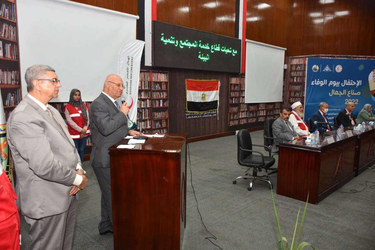محافظ القليوبية ورئيس جامعة بنها يشهدان احتفالية إطلاق مبادرة يوم الوفاء لعمال النظافة (صناع الجمال) بالجامعة شهد اللواء عبدالحميد الهجان محافظ القليوبية والدكتور جمال سوسه رئيس جامعة بنها مساء أمس احتفالية إطلاق مبادرة يوم الوفاء لعمال النظافة ( صناع الجمال) والتى نظمتها المحافظة وجامعة بنها بالتنسيق مع الهلال الأحمر المصري ، ومديرية التضامن الإجتماعى. جاء ذلك بحضور الدكتور محمود عراقى المشرف على قطاع خدمة المجتمع وتنمية البيئة ، والمهندس عبدالحميد رخا رئيس الاتحاد الإقليمى للجمعيات الأهلية ورئيس مجلس إدارة الهلال الأحمر بالقليوبية ، والأستاذ خالد عبد العليم وكيل وزارة التضامن الاجتماعى ، والأستاذة رانيا معتز أمين الجامعة المساعد لشئون خدمة المجتمع وتنمية البيئة ، والدكتورة نرمين عدلي وكيل كلية الطب لشئون خدمة المجتمع وتنمية البيئة ، والدكتور عمرو الدخاخنى المدير التنفيذي لمستشفيات بنها الجامعية ، والمهندس على عبد الستار رئيس مركز ومدينة بنها ، والأستاذ سعيد نجيب منسق المبادرة وعضو جمعية الهلال الأحمر بالقليوبية ، والأستاذة نجلاء الفرماوى مدير مكتب المبادرات الشبابية بالمحافظة ، والسادة أعضاء مجلسى الشيوخ. وفى كلمته وجه محافظ القليوبية الشكر لجامعة بنها وممثلى المجتمع المدنى على تنظيم الاحتفالية وتكريم عمال النظافة فى لمسة وفاء ، مؤكدا على دور عمال النظافة فى الحفاظ على المظهر الجمالى والحضارى للمجتمع ، مشيرا الى انه سوف يتم تنظيم الاحتفالية بصفة مستمر لتكريم جميع عمال النظافة على مستوى مراكز ومدن وأحياء المحافظة. كما أشاد محافظ القليوبية بالتعاون المثمر مع جامعة بنها فى مختلف المجالات باعتبارها بيت الخبرة للمشروعات التى تقام على أرض المحافظة. من جانبه أعرب رئيس جامعة بنها عن سعادته بتكريم صناع الجمال بالمحافظة ، مؤكداً على دور مهنة عمال النظافة باعتبارها مهنة تحتاج الى روح إنسانية ونكران للذات رغم أهميتها فى صنع الجمال والطهارة حيث سخرهم الله سبحانه وتعالى لخدمة البشر ولو لاهم لانتشرت الأمراض والأوبئة. وقال رئيس الجامعة أن عمال النظافة هم الجبهة الثانية بل الأولى فى معركة حماية الصحة العامة جنباً إلى جنب مع الأطقم الطبية ، موجهاً أرقى عبارات الشكر والتقدير للعاملين فى مهنة النظافة الذين لا يعرفون للمعاناة طريقاً ولا معنى ولا يعرفون للحياة من قسوة ولا دمعة تذرف من أجل لقمة العيش. وفى نهاية الاحتفالية تم تكريم عدد 500 عامل من عمال النظافة بمجلس مدينة بنها وتوزيع الهدايا عليهم فى جو يسوده البهجة والسرور. يذكر أن الاحتفالية تضمنت أيضا توقيع الكشف الطبى على العاملين من خلال العيادات الطبية وإجراء الفحوصات الطبية وتوزيع الأدوية بالمجان عليهم.