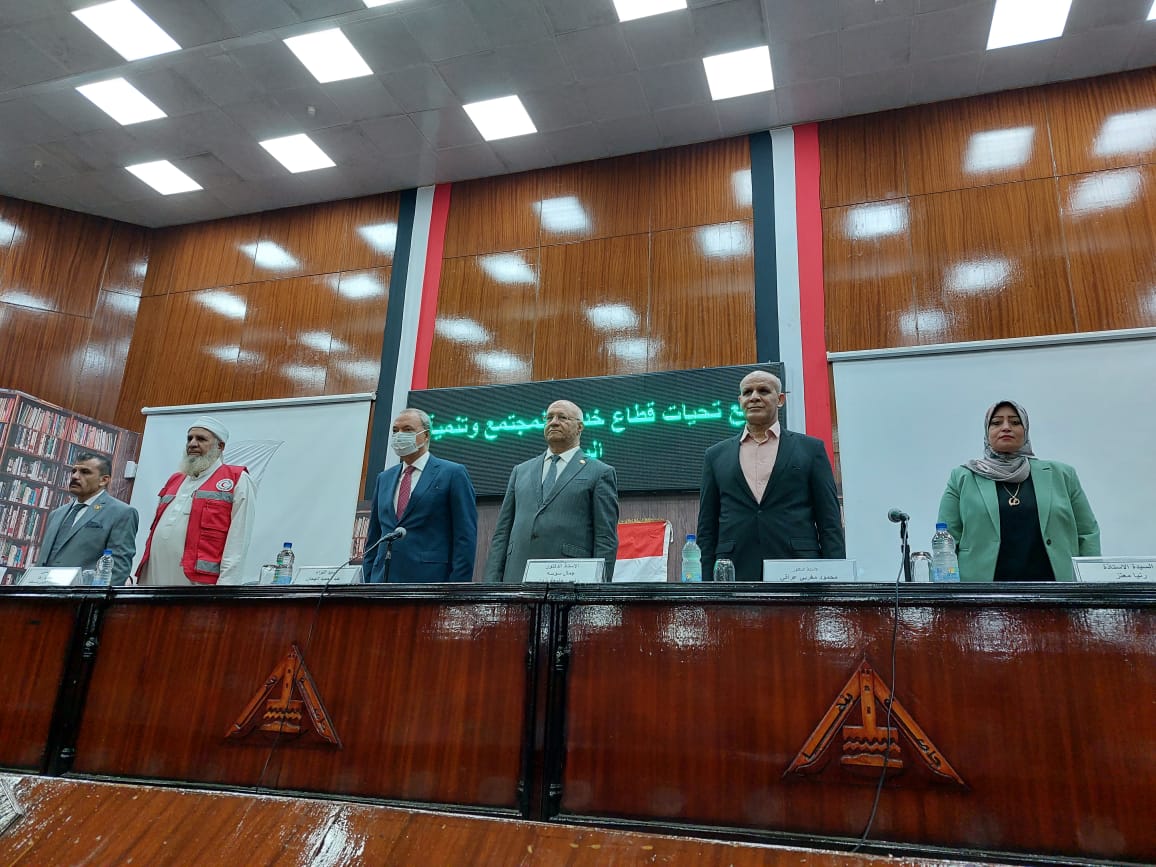 محافظ القليوبية ورئيس جامعة بنها يشهدان احتفالية إطلاق مبادرة يوم الوفاء لعمال النظافة (صناع الجمال) بالجامعة شهد اللواء عبدالحميد الهجان محافظ القليوبية والدكتور جمال سوسه رئيس جامعة بنها مساء أمس احتفالية إطلاق مبادرة يوم الوفاء لعمال النظافة ( صناع الجمال) والتى نظمتها المحافظة وجامعة بنها بالتنسيق مع الهلال الأحمر المصري ، ومديرية التضامن الإجتماعى. جاء ذلك بحضور الدكتور محمود عراقى المشرف على قطاع خدمة المجتمع وتنمية البيئة ، والمهندس عبدالحميد رخا رئيس الاتحاد الإقليمى للجمعيات الأهلية ورئيس مجلس إدارة الهلال الأحمر بالقليوبية ، والأستاذ خالد عبد العليم وكيل وزارة التضامن الاجتماعى ، والأستاذة رانيا معتز أمين الجامعة المساعد لشئون خدمة المجتمع وتنمية البيئة ، والدكتورة نرمين عدلي وكيل كلية الطب لشئون خدمة المجتمع وتنمية البيئة ، والدكتور عمرو الدخاخنى المدير التنفيذي لمستشفيات بنها الجامعية ، والمهندس على عبد الستار رئيس مركز ومدينة بنها ، والأستاذ سعيد نجيب منسق المبادرة وعضو جمعية الهلال الأحمر بالقليوبية ، والأستاذة نجلاء الفرماوى مدير مكتب المبادرات الشبابية بالمحافظة ، والسادة أعضاء مجلسى الشيوخ. وفى كلمته وجه محافظ القليوبية الشكر لجامعة بنها وممثلى المجتمع المدنى على تنظيم الاحتفالية وتكريم عمال النظافة فى لمسة وفاء ، مؤكدا على دور عمال النظافة فى الحفاظ على المظهر الجمالى والحضارى للمجتمع ، مشيرا الى انه سوف يتم تنظيم الاحتفالية بصفة مستمر لتكريم جميع عمال النظافة على مستوى مراكز ومدن وأحياء المحافظة. كما أشاد محافظ القليوبية بالتعاون المثمر مع جامعة بنها فى مختلف المجالات باعتبارها بيت الخبرة للمشروعات التى تقام على أرض المحافظة. من جانبه أعرب رئيس جامعة بنها عن سعادته بتكريم صناع الجمال بالمحافظة ، مؤكداً على دور مهنة عمال النظافة باعتبارها مهنة تحتاج الى روح إنسانية ونكران للذات رغم أهميتها فى صنع الجمال والطهارة حيث سخرهم الله سبحانه وتعالى لخدمة البشر ولو لاهم لانتشرت الأمراض والأوبئة. وقال رئيس الجامعة أن عمال النظافة هم الجبهة الثانية بل الأولى فى معركة حماية الصحة العامة جنباً إلى جنب مع الأطقم الطبية ، موجهاً أرقى عبارات الشكر والتقدير للعاملين فى مهنة النظافة الذين لا يعرفون للمعاناة طريقاً ولا معنى ولا يعرفون للحياة من قسوة ولا دمعة تذرف من أجل لقمة العيش. وفى نهاية الاحتفالية تم تكريم عدد 500 عامل من عمال النظافة بمجلس مدينة بنها وتوزيع الهدايا عليهم فى جو يسوده البهجة والسرور. يذكر أن الاحتفالية تضمنت أيضا توقيع الكشف الطبى على العاملين من خلال العيادات الطبية وإجراء الفحوصات الطبية وتوزيع الأدوية بالمجان عليهم.