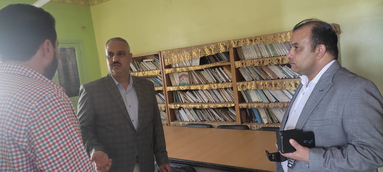 تفقد الدكتور محمود الصبروط وكيل وزارة الشباب والرياضة بالقليوبية صباح اليوم الأحد، مركز شباب ميت الدريج يرافقه طارق صلاح مدير إدارة شباب كفر شكر لمتابعة المركز وأعمال التطوير والانشاءات بحضور مجلس ادارة المركز وخلال زيارته تابع الصبروط السور الخارجي للملعب القانوني والذى قد صدر له قرار ازاله وأكد وكيل وزارة الشباب والرياضة بالقليوبية أنه تم مخاطبة وزارة الشباب لإدراج انشاء سور جديد للملعب ضمن الخطة الاستثمارية للوزارة وعلى جانب آخر تم تفقد ملعب النجيل الصناعي الخماسي وشملت المتابعة أيضا تفقد المساحات الغير مستغلة بالمركز حيث تم التوجيه إلى طرح المساحة للاستثمار بنظام حق الانتفاع وأشار الصبروط إلى أن توجيهات الدكتور اشرف صبحى وزير الشباب والرياضة بضرورة المتابعة المكثفة والدورية لجميع الهيئات لضمان سير العمل وانضباط العاملين وتذليل وتيسير كافة المعوقات