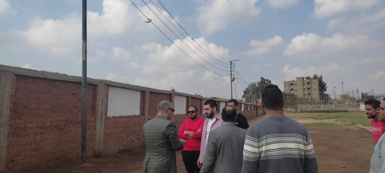 تفقد الدكتور محمود الصبروط وكيل وزارة الشباب والرياضة بالقليوبية صباح اليوم الأحد، مركز شباب ميت الدريج يرافقه طارق صلاح مدير إدارة شباب كفر شكر لمتابعة المركز وأعمال التطوير والانشاءات بحضور مجلس ادارة المركز وخلال زيارته تابع الصبروط السور الخارجي للملعب القانوني والذى قد صدر له قرار ازاله وأكد وكيل وزارة الشباب والرياضة بالقليوبية أنه تم مخاطبة وزارة الشباب لإدراج انشاء سور جديد للملعب ضمن الخطة الاستثمارية للوزارة وعلى جانب آخر تم تفقد ملعب النجيل الصناعي الخماسي وشملت المتابعة أيضا تفقد المساحات الغير مستغلة بالمركز حيث تم التوجيه إلى طرح المساحة للاستثمار بنظام حق الانتفاع وأشار الصبروط إلى أن توجيهات الدكتور اشرف صبحى وزير الشباب والرياضة بضرورة المتابعة المكثفة والدورية لجميع الهيئات لضمان سير العمل وانضباط العاملين وتذليل وتيسير كافة المعوقات