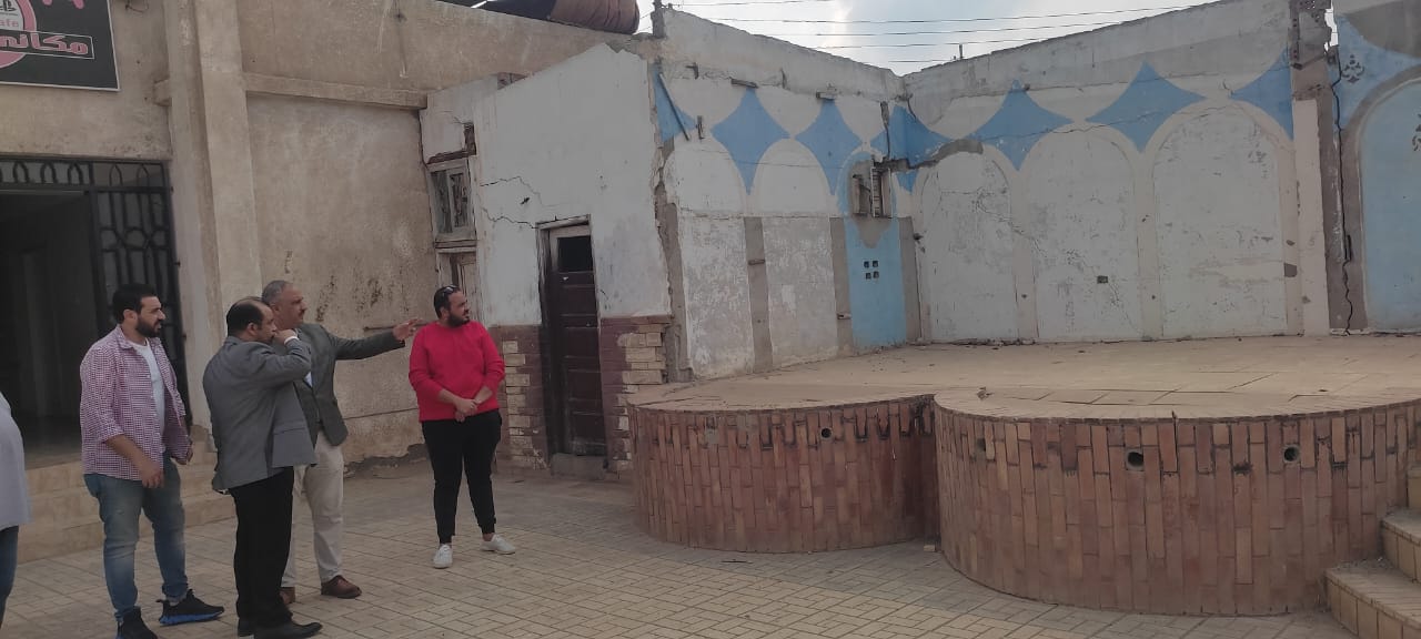تفقد الدكتور محمود الصبروط وكيل وزارة الشباب والرياضة بالقليوبية صباح اليوم الأحد، مركز شباب ميت الدريج يرافقه طارق صلاح مدير إدارة شباب كفر شكر لمتابعة المركز وأعمال التطوير والانشاءات بحضور مجلس ادارة المركز وخلال زيارته تابع الصبروط السور الخارجي للملعب القانوني والذى قد صدر له قرار ازاله وأكد وكيل وزارة الشباب والرياضة بالقليوبية أنه تم مخاطبة وزارة الشباب لإدراج انشاء سور جديد للملعب ضمن الخطة الاستثمارية للوزارة وعلى جانب آخر تم تفقد ملعب النجيل الصناعي الخماسي وشملت المتابعة أيضا تفقد المساحات الغير مستغلة بالمركز حيث تم التوجيه إلى طرح المساحة للاستثمار بنظام حق الانتفاع وأشار الصبروط إلى أن توجيهات الدكتور اشرف صبحى وزير الشباب والرياضة بضرورة المتابعة المكثفة والدورية لجميع الهيئات لضمان سير العمل وانضباط العاملين وتذليل وتيسير كافة المعوقات