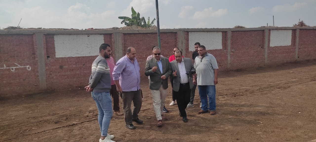 تفقد الدكتور محمود الصبروط وكيل وزارة الشباب والرياضة بالقليوبية صباح اليوم الأحد، مركز شباب ميت الدريج يرافقه طارق صلاح مدير إدارة شباب كفر شكر لمتابعة المركز وأعمال التطوير والانشاءات بحضور مجلس ادارة المركز وخلال زيارته تابع الصبروط السور الخارجي للملعب القانوني والذى قد صدر له قرار ازاله وأكد وكيل وزارة الشباب والرياضة بالقليوبية أنه تم مخاطبة وزارة الشباب لإدراج انشاء سور جديد للملعب ضمن الخطة الاستثمارية للوزارة وعلى جانب آخر تم تفقد ملعب النجيل الصناعي الخماسي وشملت المتابعة أيضا تفقد المساحات الغير مستغلة بالمركز حيث تم التوجيه إلى طرح المساحة للاستثمار بنظام حق الانتفاع وأشار الصبروط إلى أن توجيهات الدكتور اشرف صبحى وزير الشباب والرياضة بضرورة المتابعة المكثفة والدورية لجميع الهيئات لضمان سير العمل وانضباط العاملين وتذليل وتيسير كافة المعوقات