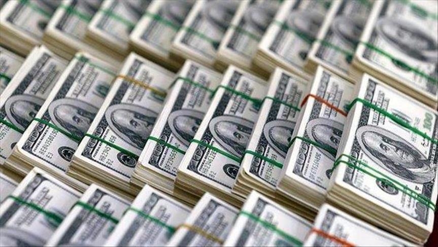 وضعت بنوك مصرية سقفًا للسحب النقدي عبر بطاقات الخصم والائتمان المستخدمة في الخارج، للحفاظ على السيولة من الدولار، وأرجع خبراء مصرفيون أسباب هذا القرار إلى التزايد الملحوظ في السحب النقدي بالخارج لاستغلال ارتفاع سعر الدولار بالسوق الموازي، متوقعين أن يكون هذا القرار مؤقتًا وسيتم إلغائه عقب توافر السيولة حال الحصول على قرض جددي من صندوق النقد الدولي. وحدد بنك مصر سقفًا للسحب النقدي لبطاقات الائتمان والخصم بين 500-1500 دولار شهريًا، والبنك التجاري الدولي من 5-300 ألف جنيه (254.29 دولار – 15257.56 دولار) شهريًا حسب البطاقة، وبنك إتش إس بي سي 5 آلاف دولار شهريًا، وبنك أبو ظبي الأول 10 آلاف جنيه (508.58 دولار)، بحسب ما تناقلته وسائل إعلام محلية. قال الخبير الاقتصادي هاني جنينة، إن هناك عددًا من البنوك في مصر أجرت تغييرات على حدود السحب النقدي بالخارج، وذلك بعد التزايد الملحوظ في عمليات السحب بالخارج نتيجة وجود سعرين لصرف الجنيه في السوق، حيث يتجه بعض عملاء البنوك خلال سفرهم بالخارج إلى سحب الدولار، وإعادة بيعه عند عودتهم في السوق السوداء واستغلال الفارق بين السعر الرسمي والموازي والذي وصل إلى 24 جنيهًا، ولذا اتجهت البنوك إلى تحديد السحب من الخارج حتى تقتصر على توفير النفقات اليومية للمسافرين في الخارج دون وجود فائض لاستخدامه في الدولرة. وبلغ متوسط سعر صرف الجنيه أمام الدولار 19.61 جنيه للشراء، و19.68 جنيه للبيع بالبنك المركزي المصري بختام جلسة الأحد. وتوقع جنينة، في تصريحات خاصة لـCNN بالعربية، أن تكون إجراءات البنوك بشأن حد السحب مؤقتة، لحين الانتهاء من المفاوضات للحصول على قرض جديد من صندوق النقد الدولي نهاية الشهر الجاري، كما أنه يأتي في إطار تخفيف الضغط بالسواق الموازي للدولار قبل قرار خفض سعر صرف الجنيه رسميًا، غير أنه حذر من تأثير زيادة عدد القرارات الإدارية لضبط سعر الصرف على قلق المواطنين، مما قد يؤتي بعكس مردودها حال استمرارها لفترات طويلة. وتتفاوض مصر للحصول على قرض جديد من صندوق النقد الدولي، لحل أزمة الفجوة في النقد الأجنبي بعد خروج الاستثمارات الأجنبية غير المباشرة وارتفاع أسعار السلع الأساسية عالميًا في أعقاب موجة التضخم العالمي والحرب الروسية الأوكرانية. ويرى هاني جنينة، ضرورة زيادة موارد مصر من الدولار للتغلب على أزمة فجوة النقدي الأجنبي الحالية بالسوق، وذلك عبر الحصول على تمويل إضافي من صندوق النقد الدولي مما يوفر من الدولار في السوق الرسمي، وبالتالي سيؤثر على خفض سعره في السوق الموازي. وارتفع صافي الاحتياطي النقدي من العملات الأجنبية، لأول مرة خلال شهر سبتمبر الماضي، ليصل إلى مستوى 33.197 مليار دولار بزيادة طفيفة بلغت حوالي 56 مليون دولار، بحسب بيان رسمي للبنك المركزي المصري. قال الخبير المصرفي محمد بدرة، إن هدف البنوك من وضع حد للسحب من الخارج ترشيد استخدام الدولار، في ظل أزمة المعروض من النقد الأجنبي، وسبق اتخاذ قرار مماثل خلال عام 2016 قبل قرار تحرير سعر صرف الجنيه وقتها، منوهًا إلى أن البنوك تراعي نشاط العملاء في الخارج، حيث يتم السماح بتجاوز هذا السقف للعملاء المسافرين لتلقي العلاج أو الدراسة، ويتم فرض السحب على نشاط شراء المشتريات الاستهلاكية لمواجهة الزيادة غير المبررة والمبالغة في استخدام بطاقات الائتمان والخصم. أضاف بدرة، في تصريحات خاصة لـCNN بالعربية، أن تطبيق قرار حد السحب من الخارج قد يصل إلى عام مستندًا على التجربة السابقة عند تحرير سعر الصرف خلال عام 2016، وقد يزيد هذه المرة لأكثر من عام في ظل الظروف الاقتصادية العالمية، مشيرًا إلى أن هناك اتجاه لدى البنك المركزي المصري لتطبيق التعويم الحر لسعر صرف الجنيه وليس التعويم المدار، بدليل أنه هناك ارتفاع متزايد في سعر الدولار أمام الجنيه في البنوك خلال الشهور القليلة الماضية.