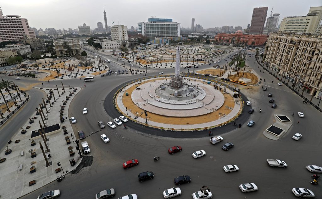 شهدت الميادين العامة اليوم الجمعة، في مصر، حالة من السيولة المرورية وهدوء تام بها، وفل دعوات مظاهرات 11/11، حيث فشلت دعوات مظاهرات 11/11، التي دعت لها جماعة الإخوان الإرهابية، عبر أبواقها الإعلامية الخارجية، على مدار الشهر الماضي، مطالبين أفراد الشعب المصري بالخروج إلى الميادين العامة، للتظاهر ضد الحكومة المصرية، مدعين تردي الأوضاع السياسية والاقتصادية في الفترة الحالية. رصد موقع نبض العالم اليوم الجمعة 11/11 في جميع الميادين العامة بدءًا من ميدان التحرير في القاهرة، وصولًا إلى ميدان الحرية ببورسعيد، نهاية إلى ميدان المحطة بأسوان، حالة من الهدوء التام، والفراغ الكامل، والسيولة المرورية التامة، دون أية عناصر تخريبية، أو متظاهرين، كما زعم أهل الشر من جماعة الإخوان. تزامن وجود رجال المرور يدعمهم رجال الأمن العام، وسط الشارع لمنع أية عمليات تخريبية محتملة، من شأنها التعدي على الممتلكات العامة والخاصة للمواطنين، وإثارة الذعر للمواطنين، وتعطيل الحركة المرورية. هدوء في ميدان التحرير 11 11  شهد ميدان التحرير في 11 11 حالة من السيولة المرورية والانسيابية في حركة السيارات، صباح الجمعة 11 / 11 كما شهدت مناطق مدينة نصر ومصر الجديدة والقاهرة الكبرى هدوء تاما، وكذلك حي المرج والمطرية وكوبري القبة وعين شمس، بالإضافة إلى مناطق صلاح سالم ومصر القديمة ومنطقة الجمالية والأزهر. هدوء تام في شوارع وميادين البحر الأحمر فشلت دعوات مظاهرات 11 - 11، التي دعت لها جماعة الإخوان الإرهابية، عبر أبواقها الإعلامية الخارجية، على مدار الشهر الماضي، مطالبين أفراد الشعب المصري بالخروج إلى الميادين العامة اليوم الجمعة، للتظاهر ضد الحكومة المصرية، مدعين تردي الأوضاع السياسية والاقتصادية في الفترة الحالية. تزامن وجود رجال المرور يدعمهم رجال الأمن العام، وسط الشارع لمنع أية عمليات تخريبية محتملة، من شأنها التعدي على الممتلكات العامة والخاصة للمواطنين، وإثارة الذعر للمواطنين، وتعطيل الحركة المرورية. محافظة الجيزة لم تختلف الحالة المروية بالجيزة عن سابقتها بالقاهرة، حيث عمت حالة من الهدوء التام، اليوم الجمعة 11 - 11، على كافة الشوارع والميادين والطرق الرئيسية، ومنها منطقة المهندسين وفيصل والهرم وحي الدقي وكوبري قصر النيل، كما شهدت كوبري أكتوبر و15 مايو وطريق محور 26 يوليو حالة السيولة في الحركة المرورية. محافظة بورسعيد 11 11  فشلت الدعوات لمظاهرات 11 - 11، أن تجعل أهالي بورسعيد ينشغلون عن آمالهم بالميناء والأسواق، ويتوجهون للميادين للاحتجاج والتخريب، وتعطيل الحياة السياسية داخل الدولة، ورصدت عدسة القاهرة 24 في بث مباشر من ميدان الحرية، خلو الشوارع من المارة، دون وجود لأي ظاهرة غير طبيعية. محافظات الصعيد حاول عناصر جماعة الإخوان الإرهابية استمالة أهل الصعيد، للنزول اليوم الجمعة 11 - 11، لكن باءت تلك المحاولات بالفشل أيضا، كما فشل كل المحاولات، وسادت حالة الهدوء التام، في جميع محافظات الصعيد، من المنيا لـ أسوان. هاشتاج #محدش_نزل انتشر هاشتاج محدش نزل على مواقع التواصل الاجتماعي، ردا على مزاعم عناصر جماعة الاخوان الإرهابية، بشأن امتلاء الشوارع والميادين بالمسيرات الاحتجاجية تحت مسمى ثورة 11 / 11، وتداول رواد مواقع التواصل الصور والفيديوهات والمنشورات، التي أظهرت فراغ الشوارع من المواطنين، وعدم ظهور أية وقفات أو احتجاجات