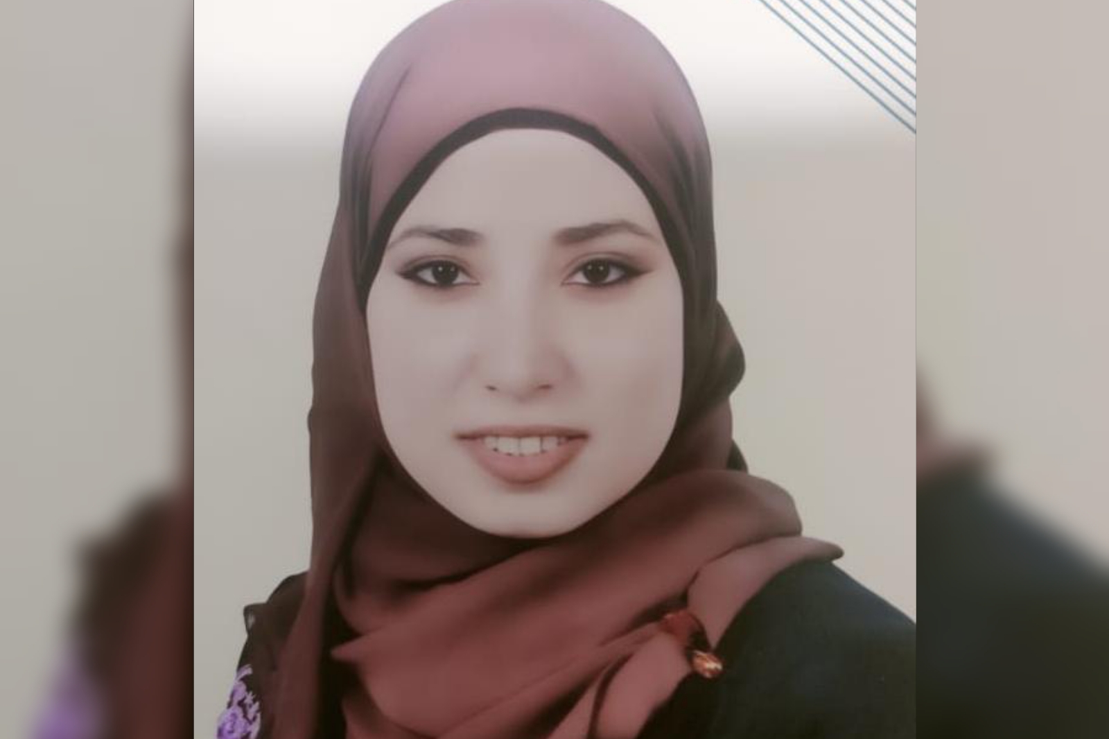 مستريحة جديدة بقليوب أهالى قرية طنان يتقدمون ببلاغات ضد مستريحة قليوب وزوجها وأجهزة الأمن تلقي القبض عليهما تقدم العشرات من مواطنى قرية طنان التابعة لمركز قليوب بمحافظة القليوبية ببلاغات لمركز شرطة قليوب ضد مستريحة جديدة وزوجها يتهمانهما بالنصب والاحتيال والحصول منهم على مبالغ مالية نظير تشغيلها في تجارة الأراضي والسيارات تجاوزات ملايين الجنيهات. وقالت فاطمة الكمار محامية المجنى عليهم أنه تم تقديم أكثر من ١٢ بلاغ حتى الأن ضد كلا من هويدا م ب وتم القبض عليها من قبل أجهزة الأمن بالقليوبية على ذمه إحدى القضايا الخاصة بالواقعة وكذلك ضبط زوجها المدعو طه ع ا من قبل أجهزة الأمن بالإسكندرية وذلك بعد تعدد البلاغات ضده في ذات الشأن واضافت محامية المجنى عليهم أنه لا تزال توجد العشرات من من المحاضر التي حررت ضدها وننتظر حكم القضاء العادل بها حيث تنظر محكمة قليوب اليوم الاحد 13/11/2022 القضيه رقم 18981 لسنه 2022 جنح مركز قليوبا ولمجني عليها فيها صفاء فوزي حسين محمد بالنصب عليها بمبالغ مالية كبيرة وننتظر سؤال المتهمة من قبل النيابة العامة في القضيه رقم / 5233 لسنة 2022 اداري مركز قليوب والقضية رقم 5046 لسنه 2022 اداري مركز قليوب و المجني عليها فيها صابرين ابراهيم عبد الحميد والقضية رقم 15806 لسنه 2021 جنح مركز قليوب استئناف والتى نتتظر الحكم بها بتاريخ 12/12/2022 و المجني عليها فيها نجفه مختار وهاله رمضان مستطردا بقولها لم تنتهي قضايا النصب بل يوجد ايضا 18163 لسنه 2022 جنح ثان الرمل الاسكندريه وجلستها 16/11/2022 وهي معارضه من شقيق المتهمة عماد م ب والمجني عليها فيها شرين صلاح محمد وذات القضيه بجلسه 14/12/2022 المعارض فيها من قبل المتهمه هويدا م وزوجها والتى تم الحكم عليه بها نهائيا كونه محبوس والقضيه رقم / 34912 لسنه 2021 جنح ثان الرمل الاسكندريه جلسه 10/12/2022 كما انه يوجد ما يقارب اثني عشر حكم ضد المتهمه وما خفيا كان اعظم بل ولاتزال الاحكام متواليه عليها حيث انه في شهر اكتوبر فقط صدر ضدها ثلاث احكام قضائيه ولايزال هناك المزيد وما خفي كان اعظم وقالت فاطمة الكمار المحامية ان زوجها صدر ضده احكام بلغت اكثر من 80 عام ولايزال باقي التشكيل خارج يد القضاء لانهم لم يقوموا بتسجيل اي من الاعمال باسمائهم اي الشريك الذي في الظل . وعقبت بقولها : ان المتهمة قد اوهمت هي وشركائها الجميع بانهم يملكون مكاتب رحلات من اجل التعاقد مع الشريكات وتجارة السيارات على الرغم من ان سجلها التجاري راس ماله لا يتعدي الف جنيه