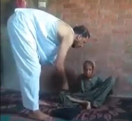 فيديو.. ابن يعذب يضرب امه بقرية فاقوس الشرقية وزوجته تصور تداول رواد موقع التواصل الاجتماعي فيسبوك مقطعًا مصورًا لشخص يعتدي على سيدة مسنة بالضرب، ويجبرها على أعتدال جلستها، مستخدمًا "ماشة الشيشة". وقال متداولو المقطع، مؤكدين أن هذا الشخص من مركز فاقوس التابعة لمحافظة الشرقية، وأن السيدة التي يعتدي عليها هي والدته المسنة، وزوجته هي من تقوم بتصويره من أجل جمع حفنة من الليكات. ويظهر في مقطع الفيديو المتداول الشخص المتهم وهو يمسك بأداة تستخدم لرص الفحم المشتعل على تبغ الشيشة "المعسل" ويعتدي على السيدة المسنة بالضرب ويجبرها على الجلوس بوضعية معينة "القرفصاء"، قائلًا لها "اعدلي رجليكي قرفصي". ينما تظهر في خلفية الفيديو صوت لسيدة تناشده عدم الاعتداء على السيدة المسنة الجالسة دون القدرة على الاعتراض أو الدفاع عن نفسها ضد المعتدي الذي يضربها، وتستجيب له بتعديل وضعية جلوسها. وناشد رواد على شبكة التواصل الاجتماعي فيسبوك الأجهزة الأمنية في محافظة الشرقية بالتدخل للقبض على الشخص المعتدي على السيدة المسنة في الفيديو الذي لم يتاح حتى الآن التأكد من مكان حدوثه وظروف تصويره.