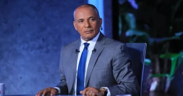 قال الإعلامي أحمد موسي، إن مصر وقعت اتفاقيات بقيمة 83 مليار دولار في قطاع الطاقة المتجددة. وأضاف أحمد موسى، خلال برنامج "علي مسئوليتي" المذاع عبر قناة "صدى البلد"، "مبروك هذه الاتفاقية الموقعة مع دول جديدة، متابعا "الاتفاقية ستوفر العديد من الفرص ومبروك عليكم يا مصريين". وأوضح أحمد موسي "مصر ستكون بوابة كبير في مجال الطاقة المتجددة والهيدروجين الأخضر، متابعا:" فرنسا وأمريكا والنرويج والأمارات هم أطراف الأتفاقية المقدرة بقيمة 83 مليار دولار". وأكمل أحمد موسى "مكاسب عديدة من قمة المناخ أبرزها هذه الاتفاقية، مضيفا:" اليوم بمؤتمر المناخ كان يوم الطاقة".