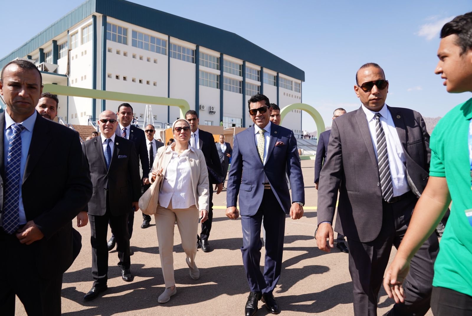 أشادت الدكتورة ياسمين فؤاد وزيرة البيئة المنسق الوزاري ومبعوث مؤتمر المناخ COP27 خلال كلمتها في افتتاح النسخة ال١٧من مؤتمر الشباب للاتفاقية الإطارية للأمم المتحدة لتغير المناخ COP27، والذي يعقد بمدينة شرم الشيخ خلال الفترة من (٢-٤)نوفمبر الجاري بالمدينة الشبابية. جاء هذا بحضور اللواء خالد فودة محافظ جنوب سيناء والدكتورة امنية عمراني رائد الشباب لمؤتمر المناخ وخمسة من المنظمات الشبابية المصرية المعنية بالعمل المناخي والمشاركة في التنظيم وعدد من منظمات الأمم المتحدة ، بالطاقة الإيجابية الممثلة في الشباب المشارك من مختلف دول العالم، والتي اعتبرتها دفعة قوية خاصة مع تسارع عقارب الساعة نحو بدء فعاليات مؤتمر المناخ COP27 خلال الأيام القليلة المقبلة. ورحبت الوزيرة بالشباب في مدينة شرم الشيخ التي تسمى مدينة السلام، وفي إطار إعدادها لاستقبال الوفود المشاركة في قمة المناخ COP27 أصبحت مدينة للاستدامة، حيث استعرضت جهود الحكومة المصرية بكامل أجهزتها وبدعم كامل من السيد رئيس الجمهورية وإشراف رئيس الوزراء، لتجهيز مدينة شرم الشيخ لتكون أقرب ما يكون لمدينة خضراء، لتستضيف مؤتمر مناخ للتنفيذ، نسعى من خلاله أن نُري العالم أننا قادرون على التغيير، حيث نجحت الحكومة من خلال اللجنة العليا لتنظيم مؤتمر المناخ COP27 ودمج كافة الوزارات المعنية في العمل المناخي أن تصنع نقطة تحول في هذه المدينة، وذلك بتنفيذ نظام نقل صديق للبيئة ومنظومة إدارة مخلفات صلبة حديثة، وإضافة مزيد من مصادر الطاقة المتجددة بمختلف أنحاء المدينة، ووحدات الطاقة الشمسية في الفنادق وتأهيلها للحصول على النجمة الخضراء ومراكز الغوص للحصول على الزعنفة الخضراء، إلى جانب تغيير ثقافة المواطنين والممارسات السلبية ضد البيئة. ولفتت وزيرة البيئة إلى أن التغيير الواضح في مدينة شرم الشيخ، والذي جعلها مدينة جديدة تم بسواعد الشباب سواء في إعداد وتركيب وحدات الطاقة المتجددة، وتنظيف الشوارع والمحميات الطبيعية، والحد من الإنبعاثات، وفي السياحة، والمشاركة في تنظيم قمة المناخ، وبهذا سنثبت للعالم أن التنفيذ الحقيقي ينبع من داخلنا، وأن التغيير الذي نطمح له سيأتي على يد الشباب القادرين على مواجهة آثار تغير المناخ، فنحن جميعا متضامنين في حربنا ضد تغير المناخ، ومن خلال مؤتمر المناخ للتنفيذ سنستطيع فوز هذه الحرب. وأشارت وزيرة البيئة إلى أن الرئاسة المصرية للمؤتمر راعت في إعدادها للأيام الموضوعية له أن تضع الاحتياجات الإنسانية في قلب العمل المناخي، خاصة في عام ٢٠٢٢ وما يشهده من أزمات اقتصادية وفي الطاقة والغذاء، وذلك من خلال تحديد أهم الموضوعات كالطاقة والمياه والغذاء والزراعة والتنوع البيولوجي والنقل والتي تعد محور الحياة اليومية للمواطن، وكيفية العمل عليها من خلال الحلول والعلم والتمويل، وذلك من خلال الشباب والمرأة والمجتمع المدني. وطلبت الوزيرة من الشباب خلال عملهم في الأيام الثلاث القادمة على بيان مؤتمر الشباب، أن يتضامنوا ويتعلم كل من الآخر، ويفكروا ملياً في القضايا المتعلقة بالأيام الموضوعية لمؤتمر المناخ COP27، وكيفية تضمين المرأة وتأهيلها للمقاومة والصمود وتمكين النوع والمرأة في الدول النامية للوصول للطاقة والغذاء والمياه، معربة عن تطلعها للخروج ببيان للأمل وقصص نجاح يمكن تكرارها والبناء عليها والتفكير بمنظور عالمي وتطبيق محلي يساعد في حماية المجتمعات المحلية. وقالت وزيرة البيئة للشباب "كونوا التغيير، فأنتم التغيير الذي نريد أن نراه". ومن جانبه قال وزير الشباب والرياضة فى بداية كلمته :" نرحب بالشباب صانعي التغيير، ونعتز بمشاركاتكم في مؤتمر الشباب للمناخ COY17، وأريد أيضا أن أهنئكم على هذه الفرصة لكي تظهروا وجهة نظركم للعالم و تنقذوا كوكبكم الأم، كوكب الأرض"، مضيفاً :" تغير المناخ من أهم وأخطر القضايا العالمية التي تهدد حياة شبابنا والأجيال القادمة، شباب العالم هم مستقبل الغد، قادة الغد، شعب الغد وصوت الغد. وبناءً على ذلك، فإننا نؤمن بقوة بقدرة اندماج الشباب وإسماع أصواتهم". أشار الدكتور أشرف صبحي إلي أن وزارة الشباب والرياضة المصرية تعمل على دمج الشباب في عدد لا يحصى من الفرص التي يمكن أن توسع آفاقهم بعمق وتزيد من وعيهم بالقضايا العالمية، لافتاً أن رؤيتنا كجمهورية جديدة بدعم وتوجيه من فخامة رئيس جمهورية مصر العربية، الرئيس عبد الفتاح السيسي ، هي إحداث نقلة نوعية في بناء قدرات الشباب ومهاراتهم وقدراتهم لتمكينهم من ذلك، كي يصبحوا قادة فاعلين في تشكيل مستقبل أمتنا المرموقة. أضاف وزير الشباب أن وزارة الشباب والرياضة المصرية لديها نفس الرؤية، والتي تهدف إلى تمكين الشباب وتمكينهم من خلال تقوية وتعزيز مهاراتهم وقدراتهم، علاوة على ذلك منحهم فرصة فريدة لتشكيل مستقبل مصر. لفت "صبحي"أنه بعد التوجيهات الرئاسية نحو تمكين الشباب والأجيال الشابة ، قدمت وزارة الشباب والرياضة المصرية أكثر من 500 فرصة إقامة مخفضة السعر للشباب الذين يحضرون COY و COP، بالإضافة إلى ذلك ، تضمن وزارة الشباب والرياضة المصرية دمج الشباب في برنامج COP ، في إطار اليوم الموضوعي "الشباب والأجيال القادمة" الذي سيعقد في العاشر من نوفمبر، مشيراً إلي أن وزارة الشباب والرياضة المصرية تعمل على رفع مستوى الوعي حول تغير المناخ من خلال القوافل التي تجوب المدارس في جميع أنحاء الجمهورية. واختتم وزير الشباب كلمته، بالتأكيد على دعم وزارة الشباب الكامل لكافة الجهود التي تسعى لإخراج هذه النسخة من المؤتمر في أفضل صورة لها، وبشكل يجعل الشباب أكثر فاعلية و محورية في قضايا العمل المناخي على الساحل الدولية في الاعوام و العقود القادمة. ويعد مؤتمر الشباب للاتفاقية الإطارية للأمم المتحدة لتغير المناخ COY17 أكبر وأهم حدث شبابي يساهم في بناء القدرات والتدريب على السياسات لإعداد الشباب للمشاركة فى مؤتمر المناخ القادم، حيث يجمع الالاف من صناع التغيير من أكثر من ١٤٠ دولة ويعد أهم تجمع شبابي باعتباره قادر على توجيه موقف الشباب الرسمي بشكل مباشر في مفاوضات الأمم المتحدة بشأن المناخ، ومن المخرجات المهمة للCoY17 وثيقة السياسة العالمية التي صاغتها أصوات الشباب، من جميع دول العالم والتي سيتم أخذها فى الإعتبار خلال مفاوضات الأمم المتحدة بشأن المناخ.