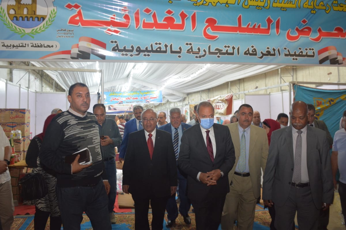 محافظ القليوبية يفتتح معرضي للسلع الغذائية بمدينتى بنها وحي غرب شبرا الخيمة بأسعار مخفضة *********** افتتح عبد الحميد الهجان، محافظ القليوبية مساء اليوم الاثنين معرضي السلع الغذائية بشارع فريد ندا بمدينه بنها وميدان المؤسسة بحي غرب شبرا الخيمة وذلك لعرض كافة السلع الغذائية التي يحتاجها المواطنين، وذلك بأسعار مخفضة للتيسير على المواطنين وجاء الافتتاح بحضور الدكتور محمد عطية الفيومى - عضو مجلس النواب - رئيس الغرفة التجارية بالقليوبية والساده أعضاء مجلسي النواب والشيوخ والمهندس/على عبد الستار رئيس مدينة بنها والمهندس/هيثم الدسوقي رئيس مدينة شبرا الخيمة واللواء/محمد الصحصاح رئيس حي غرب شبرا الخيمة واعميد أحمد عبد العليم مدير مباحث التموين والأستاذ عيد عبد الله وكيل وزارة التموين. وتأتي هذه المعارض ضمن توجيهات فخامة الرئيس عبدالفتاح السيسي رئيس الجمهورية بتخفيف العبء عن كاهل المواطنين وخاصة في ظل الظروف الاقتصادية الصعبة التي يمر بها العالم. وتجدر الاشارة الى ان محافظ القليوبية قد وجه بالتنسيق مع الغرفة التجارية بالقليوبية، برئاسة الدكتور محمد عطية الفيومى، عن تجهيز عدد من المعارض بمدن واحياء المحافظة لعرض كافة السلع الغذائية التي يحتاجها المواطنين، وذلك بأسعار مخفضة للتيسير على المواطنين وذلك في إطار جهود المحافظة في محاربة غلاء الأسعار ورفع المعاناة عن كاهل المواطنين، وخلال تفقده للمعارض أجرى المحافظ حوار مع المواطنين والذين أبدوا رضاهم عن السلع وأسعارها وذلك نظرا لانخفاض أسعارها عن مثيلاتها بالسوق، إلى جانب توافر السلع بصورة مستمرة وإعادة تعبئة المعارض فور نفاد السلع . وكان محافظ القليوبية قد افتتح خلال شهر سبتمبر الماضي معارض «أهلا بالمدارس»، بمدينة شبرا الخيمة وأيضا بمدينة بنها وذلك بالتنسيق مع الغرفة التجارية