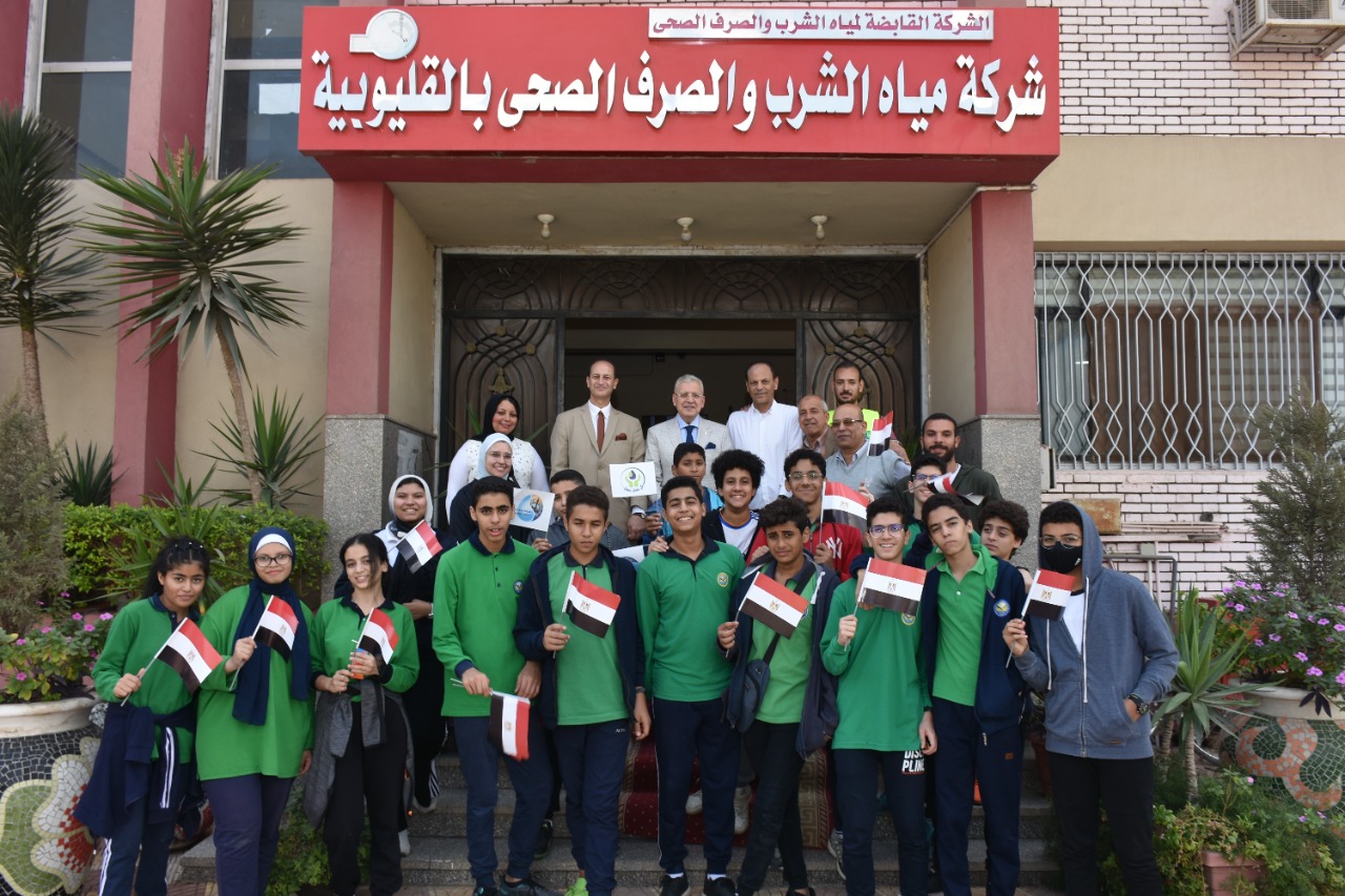 إستقبل المهندس مصطفى مجاهد رئيس مجلس إدارة شركة مياه الشرب والصرف الصحي بالقليوبية طلبة وطالبات مجمع مدارس سمارت ومستقبل مصر ببنها، عقب عمل زيارة ميدانية بالشركة؛ للتعرف على مراحل إنتاج وتنقية مياه الشرب. رافق الطلاب خلال الزيارة م حسام مشهور مدير عام التوعية و المشاركة المجتمعية، والدكتور أحمد أبو السعود عن قطاع المعامل والجودة بالشركة، جاءت الزيارة وفقا لبروتوكول التعاون الموقع بين شركة المياه ومديرية التربية والتعليم بالقليوبية، لتبادل الزيارات والتوعية بأهمية ترشيد استهلاك مياه الشرب. وأبدي الدكتور مهاب منصور مستشار التعليم بمجمع المدارس وطاقم إشراف المدرسة سعادتهم بالزيارة، وبمشاهدة المراحل الكثيرة التي تمر بها المياه من مروقات وإضافات الكلور والشبة والفلترة الكاملة والمعامل المتكاملة لتحليل المياه، حتى تخرج المياه في مرحلتها النهائية نظيفة وصالحة للشرب. ومن جانبه أعرب المهندس مصطفى مجاهد رئيس الشركة عن سعادته بهذه الزيارة، ورحب بطلاب المدرسة والمرافقين لهم، مؤكدا على ضرورة وأهمية تلك الزيارات؛ لحث الطلبة وتوعيتهم بأهمية ترشيد المياه والحفاظ عليها كمورد هام رئيسي للحياة، وضرورة نشر ما تم رؤيته خلال الزيارة من مجهود تقوم به الدولة والشركة؛ لتوفير كوب ماء نظيف.