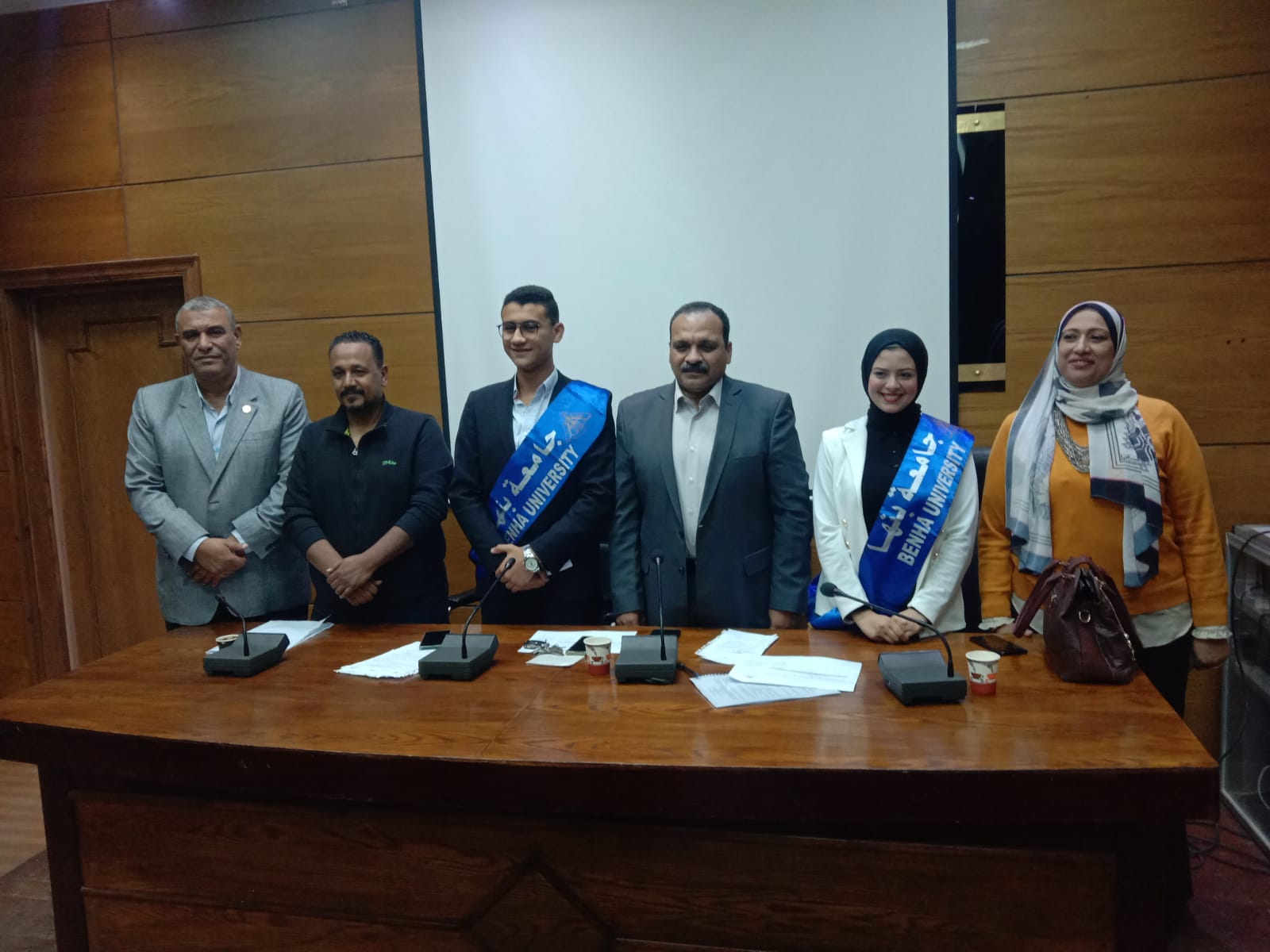 أكد الدكتور جمال سوسه رئيس جامعة بنها، على ضرورة دعم الطلاب المتميزين والموهوبين والنوابغ في كافة المجالات، وتشجيعهم على الاستمرار في تفوقهم ليكونوا قدوة لزملائهم ونموذج يحتذى به في الولاء والانتماء للوطن، في إطار حرص الدكتور جمال سوسه رئيس جامعة بنها على دعم الأنشطة الطلابية، وتكريم المتميزين منهم سواء علميا ، وثقافيا، ورياضيا. كرم الدكتور تامر سمير نائب رئيس الجامعة لشئون التعليم والطلاب ، الفائزين من الطلاب والطالبات في تصفيات مسابقة الطالب المثالي للعام الجامعي 2022-2023 ، و ذلك بحضور الدكتور هاني شحته وكيل كلية التربية النوعية لشئون خدمة المجتمع وتنمية البيئة ، والدكتور مصبح الكحيلي مدير عام رعاية الشباب بالجامعة واكد الدكتور خالد عيسوي منسق عام الأنشطة الطلابية بالجامعة حصول الطالب عمر محمد الشبراوي بكلية العلاج الطبيعي على المركز الأول، والطالب أحمد محمد عبد الرحمن بكلية التمريض على المركز الثاني، والطالب عمر على الشريف بكلية الحاسبات والذكاء الاصطناعي على المركز الثالث، والطالب محمد عماد محمد يونس بكلية الهندسة شبرا على المركز الرابع ، والطالب كارم محمود شحاته عبد الله بكلية الطب البشرى على المركز الخامس ، والطالب رضا المتولي محمد على  بكلية الطب البيطري على المركز السادس في تصفيات الطالب المثالي. كما حصلت الطالبة شروق فرج إبراهيم أبو زيد بكلية التمريض على المركز الأول، والطالبة مروة محمد مبارك بكلية العلاج الطبيعي على المركز الثاني، والطالبة شمس سليم احمد صبري بكلية الآداب على المركز الثالث، والطالبة سلمى عبد الرحمن أحمد عبد العظيم بكلية العلوم على المركز الرابع ، والطالبة هبة طارق معروف مسعد بكلية الآداب على المركز الخامس، والطالبة روضة زايد محمد عبد البر بكلية العلاج الطبيعي على المركز السادس في تصفيات الطالبة المثالية.