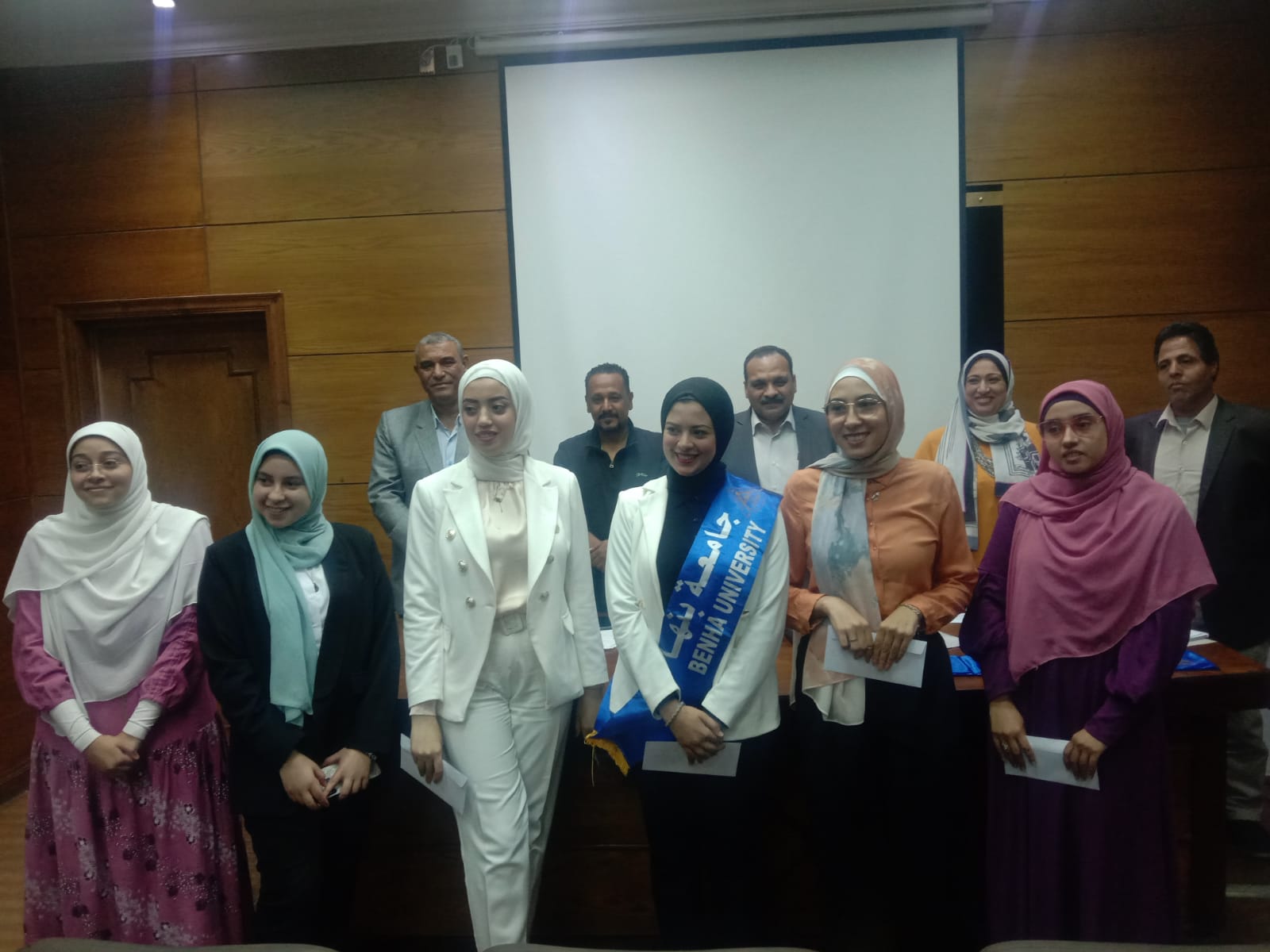 أكد الدكتور جمال سوسه رئيس جامعة بنها، على ضرورة دعم الطلاب المتميزين والموهوبين والنوابغ في كافة المجالات، وتشجيعهم على الاستمرار في تفوقهم ليكونوا قدوة لزملائهم ونموذج يحتذى به في الولاء والانتماء للوطن، في إطار حرص الدكتور جمال سوسه رئيس جامعة بنها على دعم الأنشطة الطلابية، وتكريم المتميزين منهم سواء علميا ، وثقافيا، ورياضيا. كرم الدكتور تامر سمير نائب رئيس الجامعة لشئون التعليم والطلاب ، الفائزين من الطلاب والطالبات في تصفيات مسابقة الطالب المثالي للعام الجامعي 2022-2023 ، و ذلك بحضور الدكتور هاني شحته وكيل كلية التربية النوعية لشئون خدمة المجتمع وتنمية البيئة ، والدكتور مصبح الكحيلي مدير عام رعاية الشباب بالجامعة واكد الدكتور خالد عيسوي منسق عام الأنشطة الطلابية بالجامعة حصول الطالب عمر محمد الشبراوي بكلية العلاج الطبيعي على المركز الأول، والطالب أحمد محمد عبد الرحمن بكلية التمريض على المركز الثاني، والطالب عمر على الشريف بكلية الحاسبات والذكاء الاصطناعي على المركز الثالث، والطالب محمد عماد محمد يونس بكلية الهندسة شبرا على المركز الرابع ، والطالب كارم محمود شحاته عبد الله بكلية الطب البشرى على المركز الخامس ، والطالب رضا المتولي محمد على بكلية الطب البيطري على المركز السادس في تصفيات الطالب المثالي. كما حصلت الطالبة شروق فرج إبراهيم أبو زيد بكلية التمريض على المركز الأول، والطالبة مروة محمد مبارك بكلية العلاج الطبيعي على المركز الثاني، والطالبة شمس سليم احمد صبري بكلية الآداب على المركز الثالث، والطالبة سلمى عبد الرحمن أحمد عبد العظيم بكلية العلوم على المركز الرابع ، والطالبة هبة طارق معروف مسعد بكلية الآداب على المركز الخامس، والطالبة روضة زايد محمد عبد البر بكلية العلاج الطبيعي على المركز السادس في تصفيات الطالبة المثالية.