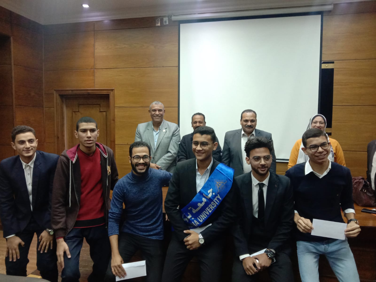 أكد الدكتور جمال سوسه رئيس جامعة بنها، على ضرورة دعم الطلاب المتميزين والموهوبين والنوابغ في كافة المجالات، وتشجيعهم على الاستمرار في تفوقهم ليكونوا قدوة لزملائهم ونموذج يحتذى به في الولاء والانتماء للوطن، في إطار حرص الدكتور جمال سوسه رئيس جامعة بنها على دعم الأنشطة الطلابية، وتكريم المتميزين منهم سواء علميا ، وثقافيا، ورياضيا. كرم الدكتور تامر سمير نائب رئيس الجامعة لشئون التعليم والطلاب ، الفائزين من الطلاب والطالبات في تصفيات مسابقة الطالب المثالي للعام الجامعي 2022-2023 ، و ذلك بحضور الدكتور هاني شحته وكيل كلية التربية النوعية لشئون خدمة المجتمع وتنمية البيئة ، والدكتور مصبح الكحيلي مدير عام رعاية الشباب بالجامعة واكد الدكتور خالد عيسوي منسق عام الأنشطة الطلابية بالجامعة حصول الطالب عمر محمد الشبراوي بكلية العلاج الطبيعي على المركز الأول، والطالب أحمد محمد عبد الرحمن بكلية التمريض على المركز الثاني، والطالب عمر على الشريف بكلية الحاسبات والذكاء الاصطناعي على المركز الثالث، والطالب محمد عماد محمد يونس بكلية الهندسة شبرا على المركز الرابع ، والطالب كارم محمود شحاته عبد الله بكلية الطب البشرى على المركز الخامس ، والطالب رضا المتولي محمد على  بكلية الطب البيطري على المركز السادس في تصفيات الطالب المثالي. كما حصلت الطالبة شروق فرج إبراهيم أبو زيد بكلية التمريض على المركز الأول، والطالبة مروة محمد مبارك بكلية العلاج الطبيعي على المركز الثاني، والطالبة شمس سليم احمد صبري بكلية الآداب على المركز الثالث، والطالبة سلمى عبد الرحمن أحمد عبد العظيم بكلية العلوم على المركز الرابع ، والطالبة هبة طارق معروف مسعد بكلية الآداب على المركز الخامس، والطالبة روضة زايد محمد عبد البر بكلية العلاج الطبيعي على المركز السادس في تصفيات الطالبة المثالية.