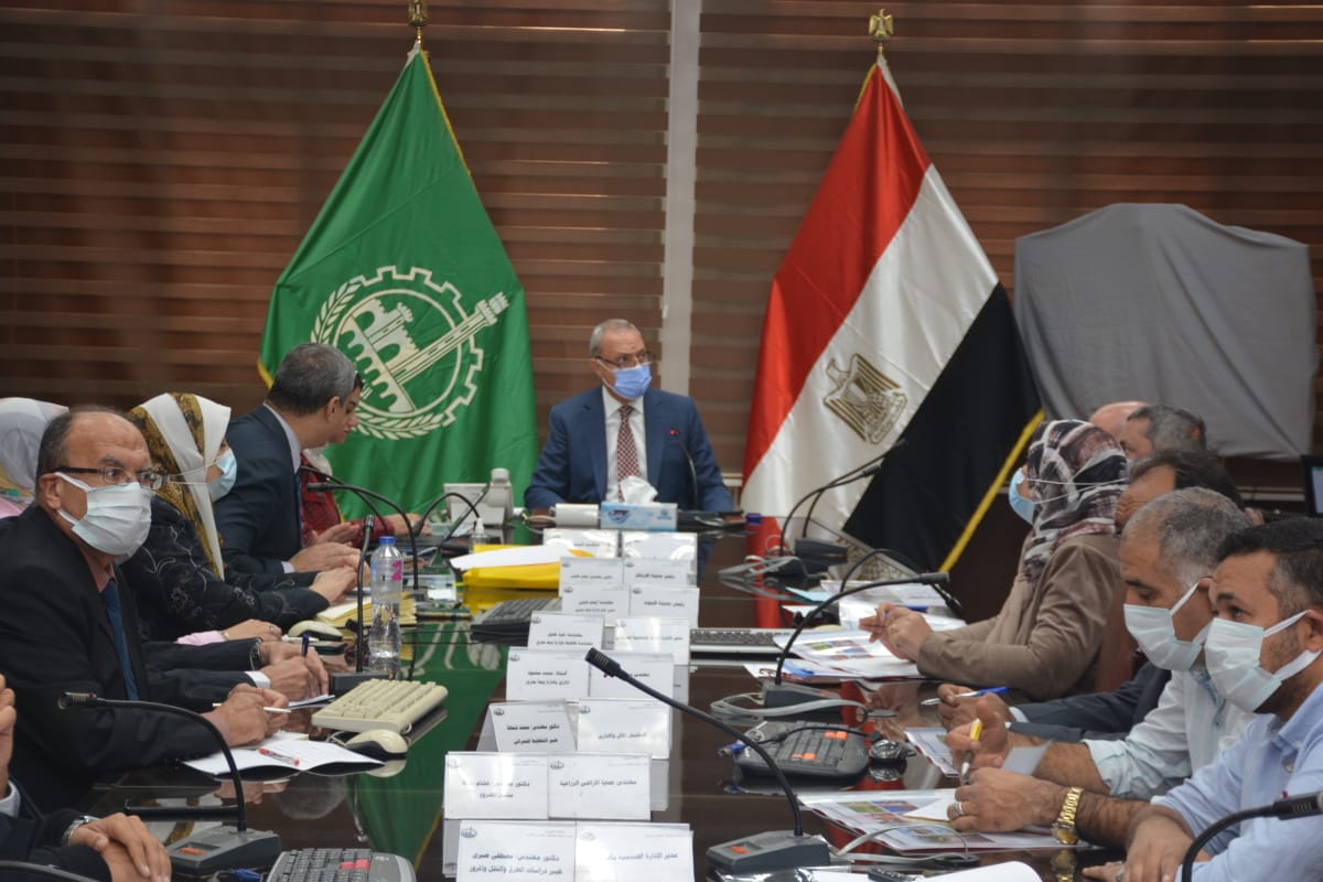 عقد عبد الحميد الهجان محافظ القليوبية إجتماعا مع هيئة التخطيط العمراني لمناقشة تحديث الأحوزة العمرانية لعدد 3 وحدات محلية بكفر شكر وهم كفر تصفا والشقر والمنشاة الكبري بالإضافة الي قرية بلقس بمركز قليوب وذلك طبقا للقانون والذي يوجب تحديث المخطط الإستراتيجي العام للمدينة أو القرية كل خمس سنوات على الأكثر لضمان ملاءمته للتطور الاقتصادي والاجتماعي والبيئي والعمراني والأوضاع المحلية، ويكون تعديل وتحديث المخطط وإعتماد هذا التعديل والتحديث باتباع ذات القواعد والإجراءات المقررة في هذا القانون ولائحته التنفيذية لإعداد المخطط الإستراتيجي العام واعتماده. وخلال الإجتماع وجه محافظ القليوبية بتشكيل لجان عمل لحصر كافة المعلومات والبيانات بدقة على الخرائط وتحديد إستخدامات الأراضي بالاضافة الي تدقيق مواقع التجمعات العمرانية التي لم يستدل عليها مؤكدا أن تلك المخططات تساهم بشكل كبير فى إنهاء كافة مشكلات التنمية العمرانية والسكانية ولتلبية احتياجات المواطنين والاستجابة لمطالبهم التي تستهدف حل مشكلاتهم المتعلقة بالمخططات الاستراتيجية والتفصيلية وضرورة توافقها مع ما هو قائم علي الطبيعة بالإضافة الي الحفاظ علي الأراضي الزراعية من الزحف العمراني وتوفير الطلب المتزايد علي الاسكان، وتنظيم البناء وتوفير الخدمات. واكد الدكتور ياسر حلمي نائب رئيس هيئة التخطيط العمراني أن تحديث المخطط الإستراتيجي لتلك القرى يأتي نتيجة وجود تلاحمات بين التجمعات العمرانية المختلفة (عزبة وقرية، عزبتين أو أكثر، قريتين، ...، قرية أو عزبة ومدينة) وظهور العديد من المتناثرات التي تنتشر علي كامل نطاقات زمامات القري بالإضافة الي صدور قانون التصالح مما له من تداعيات على شكل العمران الريفي، وخاصة قانونية موقف المباني والأراضي داخل نطاق التصالح واصبح وضعها الحالي قانوني والأخذ في الإعتبار توجهات الدولة بمشروعاتها القومية وتأثيراتها علي التجمعات العمرانية الريفية (برنامج حياة كريمة، المحاور الجديدة، التجمعات العمرانية الجديدة.
