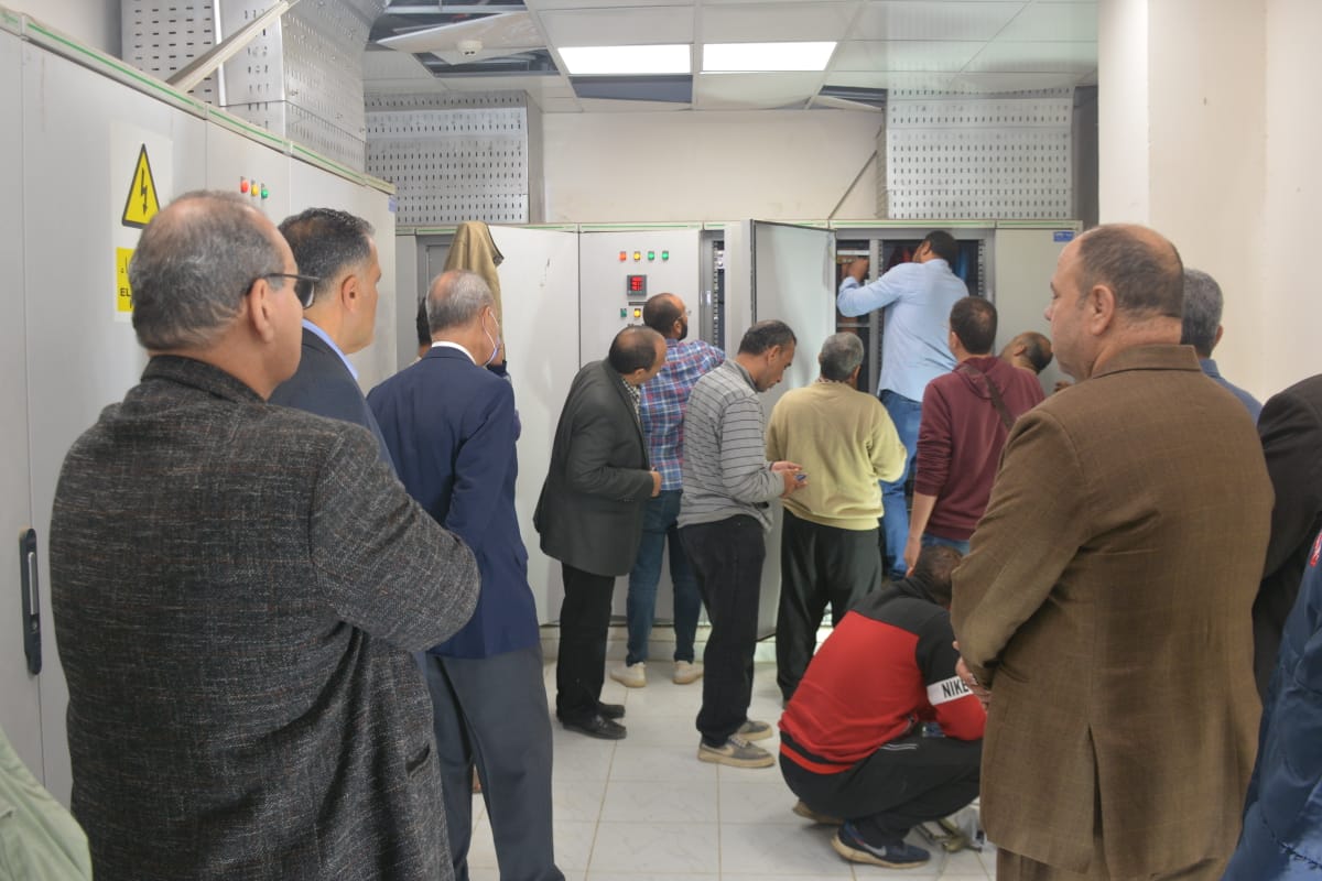 محافظ القليوبية ورئيس هيئة المستشفيات التعليمية يتابعا عطل البار بلوحة تحكم الكهرباء بمستشفى بنها التعليمى ******************* قامت إدارة مستشفي بنها التعليمي باخطار كل من إدارة الأزمات بمحافظة القليوبية وغرفة طوارئ مديرية الشئون الصحية بالقليوبية في تمام الساعة الرابعة عصر الأمس الثلاثاء بوجود عطل مفاجيء بلوحة الكهرباء الخاصة بمبنى الطواري بالمستشفي الذي يحتوي على أقسام العناية المركزة، والحالات الحرجة، والأطفال حديثى الولادة و على الفورتوجه عبدالحميد الهجان محافظ القليوبية مساء امس الثلاثاء الى مستشفي بنها التعليمى يرافقه الدكتور محمد فوزى رئيس هيئة المستشفيات التعليمية واللواء/خالد نبيل رئيس مكتب الرقابة الادارية بالقليوبية والدكتور خالد الخطيب وكيل وزارة الصحة بالقليوبية والدكتورة فاطمة الشباسي مدير مستشفي بنها التعليمى والدكتور يوسف عرابي مدير إدارة الطوارئ بمديرية الصحة حيث تابع اجراءات اصلاح العطل الموجود فى بارة بلوحة تحكم الكهرباء بالمستشفي والذى تم الانتهاء منه فى منتصف ليل الاربعاء وحرصا على حياة وصحة المرضي فقد تم نقل عدد 12 حالة من المرضي المحجوزين باقسام العناية المركزة والحضانات الى عدد من المستشفيات المجاورة وقد اطمن المحافظ على نقل الحالات للمستشفيات.