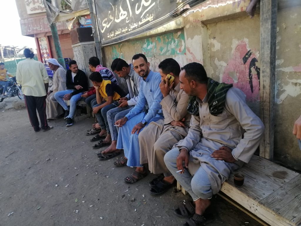 كتبت: الهام السيد معاناة حقيقية تعيشها جزيرة بلي التابعة لمركز بنها في محافظة القليوبية من طفح المجاري وتكبدهم تكاليف كسح خزانات الصرف الصحي من المنازل في وسط متطلباتهم اليومية ذادتهم عبأ فوق أعبائهم، ويفتقد الأهالي أبسط الخدمات، وما زالوا يحلمون بمشروع للصرف الصحي بقريتهم منذ سنوات طويلة، رغم صدور حكم تخصيص أرض أملاك دولة لصالح إنشاء محطة صرف تخدم الفرى المجاورة لجزيرة بيلي. ورغم قيام أهالي القرية بالحصول على موافقة الدولة وتخصيص قطعة أرض ملك للدولة بغرض إنشاء محطة الرفع؛ مؤكدين استعدادهم لسداد أي نفقات للمشروع لتنفيذ مطلبهم الوحيد الذى طالبوا به منذ عشرات السنين لإنقاذهم من الأمراض إلا أن، ان هناك من يعرقل سير عملية تنفيذ المشروع علي الأرض لأغراض شخصية، وهي تتمثل في مجموعة منتفعين من الأرض المخصصة لإنشاء المحطة. جزيرة بلي يبلغ عدد سكانها مايقرب من 40 آلف نسمة يصرخ أهلها للمسئولين لكى ينظرون إليهم بعين الرحمة وإنشاء محطة الرفع للقضاء على مشكلة الصرف الصحي لكن استغاثاتهم لا تجدى ولا تسمن من جوع بل نامت أعينهم تماماً عنهم، مما زاد الأمر سوءً وظن المستولون علي الأرض انهم فوق القانون وأصبحوا يتباهون بأن الدولة معهم حسبما ذكر الاهالي وهذا ما يروجونه وسط أهالي القرية كي يكمموا الأفواه عن المطالبة بإنشاء محطة رفع للصرف الصحي. "نبض العالم" التقت بأهالى جزيرة بلي لنقل استغاثاتهم للمسئولين وتبين أن الأرض المراد إنشاء محطة للصرف الصحي عليها والتي تخدم القرى المجاورة لها، قد استولى عليها مجموعة من المتفعين بها وهم من يصنعون العراقيل لكي لا تقام محطة الصرف ضاربين بقرار الدولة عرض الحائط. يقول أحمد عرمان أحد أبناء القرية أنه لا يوجد مشروع للصرف الصحي بالقرية بالرغم من صدور تخصيص قطعة ارض أملاك دولة منذ عام 2008/2010، لأنشاء مكتب بريد ومحطة رفع صرف صحي، موضحا انه تم انشاء مكتب البريد بالجهود الذاتية للأهالي، أما عن محطة الصرف قامت الجهات المعنية بتسليم الأرض للشركة المنفذة للمشروع وبعد بدء المقاول للتنفيذ فوجئ المقاول بتعدي مجموعة من المنتفعين عليه بالضرب وسرقة معداته وتم تحرير محضر في مركز بنها بالواقع وقاموا المعتدين بردم الحفر واستولوا علي قطعة الارض لخدمة مصالحهم الشخصية. وأضاف "عرمان"  أن الشؤون القانونية بمجلس مدينة ومركز بنها أصدرت قرار في شهر ابريل 2022، الي الوحدة المحلية ببتمدة يفيد بتمكين الجهاز التنفيذي لمياه الشرب والصرف الصحي، وعليه تدبير القوة الأمنية اللازمة بالتنسيق مع مركز شرطة بنهالتسليم الأرض لاستكمال انشاء محطة رفع صحي، الا اننا فوجئنا باعتذار مركز الشرطة عن الحضور، وبناء عليه لم نستلم الارض حتى اليوم. وقالت احدى سيدات القرية طرف الحديث قائلة: "احنا مش ملاحقين نصرف على الكسح، يكلف فى المرة الواحدة 50 جنيها، متابعة في وسط الغلاء اللي بنعيشه ازاي اصرف علبي بيتي واتجمل كمان تكاليف كسح الطرنش "خزان الصرف المنزلي". وأضافت أخرى طرف الحديث قائلة: احنا غلابة وعلي قد حالنا دخولنا محدودة للغاية لم نستطيع تحمل كم الأعباء التي نحملها لنزيدها بعبء تكاليف الكسح هي الأخرى، مشيرة إلى انهم يضطرون الى التخلص من مياه غسيل الأواني والملابس بإلقائها في الشوارع، ما يؤدى لتجمع الناموس والبعوض، علاوة على تشبّع الجدران بمياه الصرف وظهور التشققات والشروخ بها، وأردفت: "احنا خايفين البيوت تقع على رؤوسنا في الآخر، من حقنا يكون عندنا مشروع صرف صحي زي الناس اللي عايشه في المدن والقرى اللي دخلها مشروع الصرف من زمان". وناشدوا الأهالي السيد الرئيس عبد الفتاح السيسي رئيس الجمهور، والسيد مدير أمن القليوبية، ومحافظ القليوبية أن يمدوا يد العون لأهالي جزيرة بلي ومساعدتهم لتنفيذ مشروع الصرف الصحي، موضحين أنهم علي استعداد لسداد أي نفقات لتنفيذ المشروع. وقال سامح صوابي أحد أبناء جزيرة بلي أن القرية محرومة من الصرف الصحي وتنعيش علي كسح مياه المجاري منذ عشرات السنوات وتفتقر القرية لخدمة الصرف الصحي، مشيرا أن الأمراض انتشرت بين الأهالي بالإضافة لانتشار الناموس والروائح الكريهة مما يؤرق حياة الأهالي. وقال "صواب" نحن لا نطالب بمطالب ترفيهيه فقط نريد مشروع هو أقل ما حصل عليها البلاد والقرى المجاورة ونحن على أعقاب بداية عام 2023، الا انه مازالت تنتشر جرارات الكسح بالشوارع، ويفتقد الأهالي أبسط الخدمات، وما زالوا يحلمون بمشروع للصرف الصحي بقريتهم منذ سنوات طويلة، مطالبا المسئولين بالنظر بعين الرأفة لجزيرة بلي المعدومة من الخدامات، مضيفا ان ابسط حقوقهم واولى اهتماماتهم انشاء مشروع الصرف الصحى حتى يتثنى الأهالى العيش فى حياة كريمة وإنقاذهم من الأمراض الخطيرة. وأضافت الأهالي أنهم يواجهون مشكلة أخرى بقريتهم، هي تلوث مياه الشرب وعدم صلاحيتها للاستخدام، بسبب التقارب بين خطوط المياه وطرنشات الصرف الصحي، مؤكدين أن مياه الشرب يميل لونها للاصفرار دائما ورائحتها غير جيدة، ما يضطرهم لاستخدامها في أعمال الطهي وتنظيف المنزل وغسل الأواني والملابس فقط، ويضطرون لشراء مياه للشرب بالجراكن. وقالت أهالي جزيرة بلي؛ قدمنا عشرات الشكاوى للمحافظ ورئيس المدينة وأخذنا وعود بتسليم قطعة الأرض وتمكين الجهاز التنفيذي بها ولكن تتطاير الوعود في الهواء وكأن لم يكن، مضيفين أن المسئولين يكتفون بالمسكنات، متسائلين الي متى يتم تسكيننا بوعود زائفة ونحن علي اعتاب كارثة حقيقية بسبب تأثر المنازل بمياه الخزانات والمياه الجوفية، مؤكدين ان هناك عدة مناول تصدعت وتأكلت وقريبا ستفاجئ بسقوطها علي ساكنيها، مطالبون بتنفيذ مشروع الصرف الصحى لإنقاذ القرية.