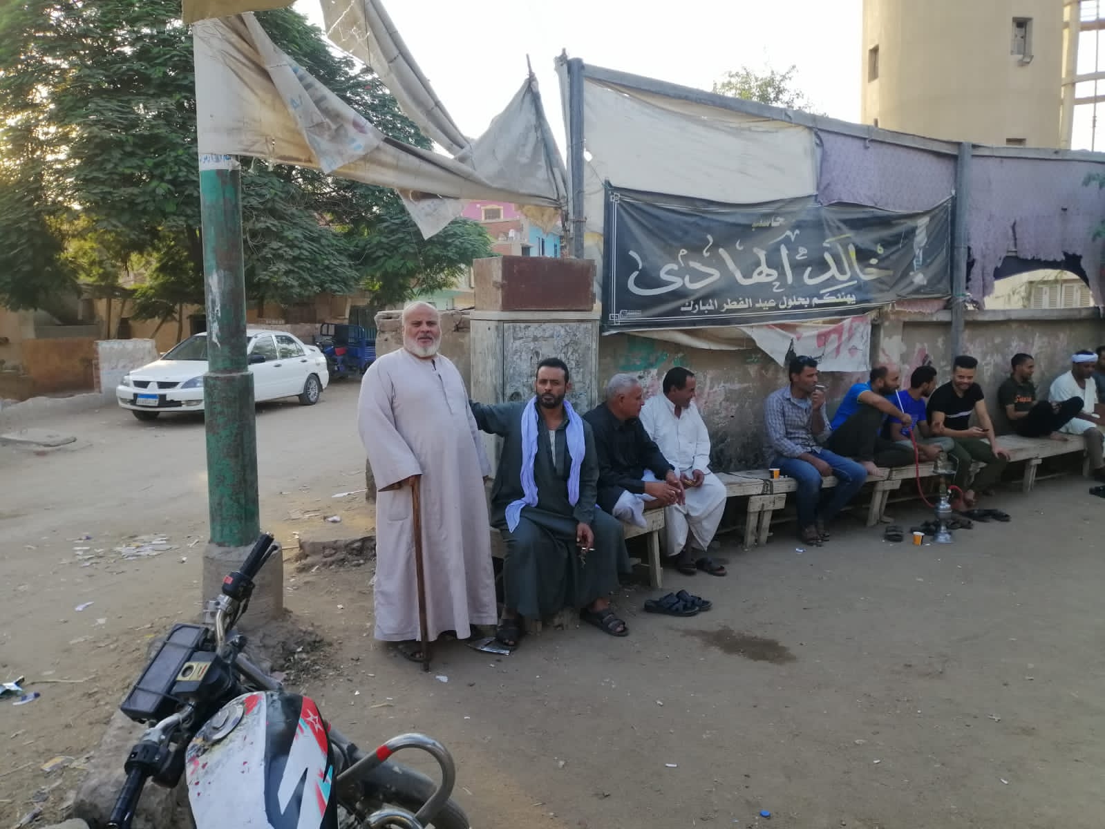 كتبت: الهام السيد معاناة حقيقية تعيشها جزيرة بلي التابعة لمركز بنها في محافظة القليوبية من طفح المجاري وتكبدهم تكاليف كسح خزانات الصرف الصحي من المنازل في وسط متطلباتهم اليومية ذادتهم عبأ فوق أعبائهم، ويفتقد الأهالي أبسط الخدمات، وما زالوا يحلمون بمشروع للصرف الصحي بقريتهم منذ سنوات طويلة، رغم صدور حكم تخصيص أرض أملاك دولة لصالح إنشاء محطة صرف تخدم الفرى المجاورة لجزيرة بيلي. ورغم قيام أهالي القرية بالحصول على موافقة الدولة وتخصيص قطعة أرض ملك للدولة بغرض إنشاء محطة الرفع؛ مؤكدين استعدادهم لسداد أي نفقات للمشروع لتنفيذ مطلبهم الوحيد الذى طالبوا به منذ عشرات السنين لإنقاذهم من الأمراض إلا أن، ان هناك من يعرقل سير عملية تنفيذ المشروع علي الأرض لأغراض شخصية، وهي تتمثل في مجموعة منتفعين من الأرض المخصصة لإنشاء المحطة. جزيرة بلي يبلغ عدد سكانها مايقرب من 40 آلف نسمة يصرخ أهلها للمسئولين لكى ينظرون إليهم بعين الرحمة وإنشاء محطة الرفع للقضاء على مشكلة الصرف الصحي لكن استغاثاتهم لا تجدى ولا تسمن من جوع بل نامت أعينهم تماماً عنهم، مما زاد الأمر سوءً وظن المستولون علي الأرض انهم فوق القانون وأصبحوا يتباهون بأن الدولة معهم حسبما ذكر الاهالي وهذا ما يروجونه وسط أهالي القرية كي يكمموا الأفواه عن المطالبة بإنشاء محطة رفع للصرف الصحي. "نبض العالم" التقت بأهالى جزيرة بلي لنقل استغاثاتهم للمسئولين وتبين أن الأرض المراد إنشاء محطة للصرف الصحي عليها والتي تخدم القرى المجاورة لها، قد استولى عليها مجموعة من المتفعين بها وهم من يصنعون العراقيل لكي لا تقام محطة الصرف ضاربين بقرار الدولة عرض الحائط. يقول أحمد عرمان أحد أبناء القرية أنه لا يوجد مشروع للصرف الصحي بالقرية بالرغم من صدور تخصيص قطعة ارض أملاك دولة منذ عام 2008/2010، لأنشاء مكتب بريد ومحطة رفع صرف صحي، موضحا انه تم انشاء مكتب البريد بالجهود الذاتية للأهالي، أما عن محطة الصرف قامت الجهات المعنية بتسليم الأرض للشركة المنفذة للمشروع وبعد بدء المقاول للتنفيذ فوجئ المقاول بتعدي مجموعة من المنتفعين عليه بالضرب وسرقة معداته وتم تحرير محضر في مركز بنها بالواقع وقاموا المعتدين بردم الحفر واستولوا علي قطعة الارض لخدمة مصالحهم الشخصية. وأضاف "عرمان"  أن الشؤون القانونية بمجلس مدينة ومركز بنها أصدرت قرار في شهر ابريل 2022، الي الوحدة المحلية ببتمدة يفيد بتمكين الجهاز التنفيذي لمياه الشرب والصرف الصحي، وعليه تدبير القوة الأمنية اللازمة بالتنسيق مع مركز شرطة بنهالتسليم الأرض لاستكمال انشاء محطة رفع صحي، الا اننا فوجئنا باعتذار مركز الشرطة عن الحضور، وبناء عليه لم نستلم الارض حتى اليوم. وقالت احدى سيدات القرية طرف الحديث قائلة: "احنا مش ملاحقين نصرف على الكسح، يكلف فى المرة الواحدة 50 جنيها، متابعة في وسط الغلاء اللي بنعيشه ازاي اصرف علبي بيتي واتجمل كمان تكاليف كسح الطرنش "خزان الصرف المنزلي". وأضافت أخرى طرف الحديث قائلة: احنا غلابة وعلي قد حالنا دخولنا محدودة للغاية لم نستطيع تحمل كم الأعباء التي نحملها لنزيدها بعبء تكاليف الكسح هي الأخرى، مشيرة إلى انهم يضطرون الى التخلص من مياه غسيل الأواني والملابس بإلقائها في الشوارع، ما يؤدى لتجمع الناموس والبعوض، علاوة على تشبّع الجدران بمياه الصرف وظهور التشققات والشروخ بها، وأردفت: "احنا خايفين البيوت تقع على رؤوسنا في الآخر، من حقنا يكون عندنا مشروع صرف صحي زي الناس اللي عايشه في المدن والقرى اللي دخلها مشروع الصرف من زمان". وناشدوا الأهالي السيد الرئيس عبد الفتاح السيسي رئيس الجمهور، والسيد مدير أمن القليوبية، ومحافظ القليوبية أن يمدوا يد العون لأهالي جزيرة بلي ومساعدتهم لتنفيذ مشروع الصرف الصحي، موضحين أنهم علي استعداد لسداد أي نفقات لتنفيذ المشروع. وقال سامح صوابي أحد أبناء جزيرة بلي أن القرية محرومة من الصرف الصحي وتنعيش علي كسح مياه المجاري منذ عشرات السنوات وتفتقر القرية لخدمة الصرف الصحي، مشيرا أن الأمراض انتشرت بين الأهالي بالإضافة لانتشار الناموس والروائح الكريهة مما يؤرق حياة الأهالي. وقال "صواب" نحن لا نطالب بمطالب ترفيهيه فقط نريد مشروع هو أقل ما حصل عليها البلاد والقرى المجاورة ونحن على أعقاب بداية عام 2023، الا انه مازالت تنتشر جرارات الكسح بالشوارع، ويفتقد الأهالي أبسط الخدمات، وما زالوا يحلمون بمشروع للصرف الصحي بقريتهم منذ سنوات طويلة، مطالبا المسئولين بالنظر بعين الرأفة لجزيرة بلي المعدومة من الخدامات، مضيفا ان ابسط حقوقهم واولى اهتماماتهم انشاء مشروع الصرف الصحى حتى يتثنى الأهالى العيش فى حياة كريمة وإنقاذهم من الأمراض الخطيرة. وأضافت الأهالي أنهم يواجهون مشكلة أخرى بقريتهم، هي تلوث مياه الشرب وعدم صلاحيتها للاستخدام، بسبب التقارب بين خطوط المياه وطرنشات الصرف الصحي، مؤكدين أن مياه الشرب يميل لونها للاصفرار دائما ورائحتها غير جيدة، ما يضطرهم لاستخدامها في أعمال الطهي وتنظيف المنزل وغسل الأواني والملابس فقط، ويضطرون لشراء مياه للشرب بالجراكن. وقالت أهالي جزيرة بلي؛ قدمنا عشرات الشكاوى للمحافظ ورئيس المدينة وأخذنا وعود بتسليم قطعة الأرض وتمكين الجهاز التنفيذي بها ولكن تتطاير الوعود في الهواء وكأن لم يكن، مضيفين أن المسئولين يكتفون بالمسكنات، متسائلين الي متى يتم تسكيننا بوعود زائفة ونحن علي اعتاب كارثة حقيقية بسبب تأثر المنازل بمياه الخزانات والمياه الجوفية، مؤكدين ان هناك عدة مناول تصدعت وتأكلت وقريبا ستفاجئ بسقوطها علي ساكنيها، مطالبون بتنفيذ مشروع الصرف الصحى لإنقاذ القرية.