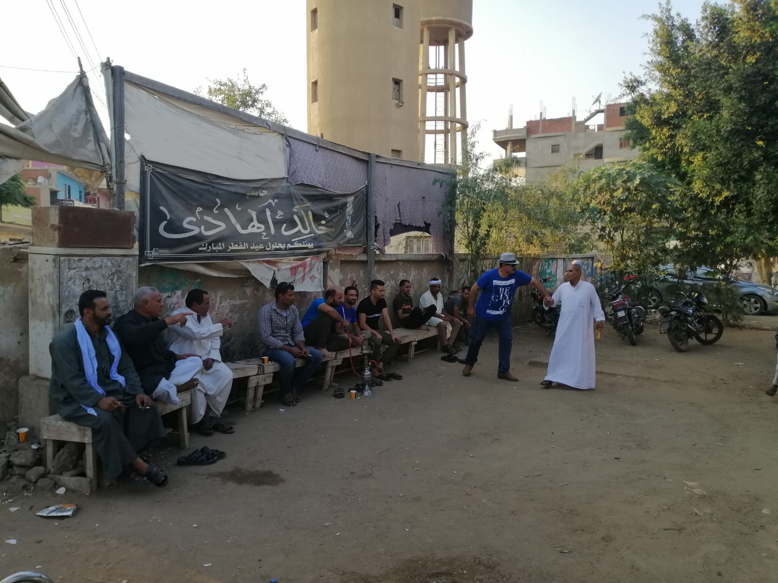 كتبت: الهام السيد معاناة حقيقية تعيشها جزيرة بلي التابعة لمركز بنها في محافظة القليوبية من طفح المجاري وتكبدهم تكاليف كسح خزانات الصرف الصحي من المنازل في وسط متطلباتهم اليومية ذادتهم عبأ فوق أعبائهم، ويفتقد الأهالي أبسط الخدمات، وما زالوا يحلمون بمشروع للصرف الصحي بقريتهم منذ سنوات طويلة، رغم صدور حكم تخصيص أرض أملاك دولة لصالح إنشاء محطة صرف تخدم الفرى المجاورة لجزيرة بيلي. ورغم قيام أهالي القرية بالحصول على موافقة الدولة وتخصيص قطعة أرض ملك للدولة بغرض إنشاء محطة الرفع؛ مؤكدين استعدادهم لسداد أي نفقات للمشروع لتنفيذ مطلبهم الوحيد الذى طالبوا به منذ عشرات السنين لإنقاذهم من الأمراض إلا أن، ان هناك من يعرقل سير عملية تنفيذ المشروع علي الأرض لأغراض شخصية، وهي تتمثل في مجموعة منتفعين من الأرض المخصصة لإنشاء المحطة. جزيرة بلي يبلغ عدد سكانها مايقرب من 40 آلف نسمة يصرخ أهلها للمسئولين لكى ينظرون إليهم بعين الرحمة وإنشاء محطة الرفع للقضاء على مشكلة الصرف الصحي لكن استغاثاتهم لا تجدى ولا تسمن من جوع بل نامت أعينهم تماماً عنهم، مما زاد الأمر سوءً وظن المستولون علي الأرض انهم فوق القانون وأصبحوا يتباهون بأن الدولة معهم حسبما ذكر الاهالي وهذا ما يروجونه وسط أهالي القرية كي يكمموا الأفواه عن المطالبة بإنشاء محطة رفع للصرف الصحي. "نبض العالم" التقت بأهالى جزيرة بلي لنقل استغاثاتهم للمسئولين وتبين أن الأرض المراد إنشاء محطة للصرف الصحي عليها والتي تخدم القرى المجاورة لها، قد استولى عليها مجموعة من المتفعين بها وهم من يصنعون العراقيل لكي لا تقام محطة الصرف ضاربين بقرار الدولة عرض الحائط. يقول أحمد عرمان أحد أبناء القرية أنه لا يوجد مشروع للصرف الصحي بالقرية بالرغم من صدور تخصيص قطعة ارض أملاك دولة منذ عام 2008/2010، لأنشاء مكتب بريد ومحطة رفع صرف صحي، موضحا انه تم انشاء مكتب البريد بالجهود الذاتية للأهالي، أما عن محطة الصرف قامت الجهات المعنية بتسليم الأرض للشركة المنفذة للمشروع وبعد بدء المقاول للتنفيذ فوجئ المقاول بتعدي مجموعة من المنتفعين عليه بالضرب وسرقة معداته وتم تحرير محضر في مركز بنها بالواقع وقاموا المعتدين بردم الحفر واستولوا علي قطعة الارض لخدمة مصالحهم الشخصية. وأضاف "عرمان"  أن الشؤون القانونية بمجلس مدينة ومركز بنها أصدرت قرار في شهر ابريل 2022، الي الوحدة المحلية ببتمدة يفيد بتمكين الجهاز التنفيذي لمياه الشرب والصرف الصحي، وعليه تدبير القوة الأمنية اللازمة بالتنسيق مع مركز شرطة بنهالتسليم الأرض لاستكمال انشاء محطة رفع صحي، الا اننا فوجئنا باعتذار مركز الشرطة عن الحضور، وبناء عليه لم نستلم الارض حتى اليوم. وقالت احدى سيدات القرية طرف الحديث قائلة: "احنا مش ملاحقين نصرف على الكسح، يكلف فى المرة الواحدة 50 جنيها، متابعة في وسط الغلاء اللي بنعيشه ازاي اصرف علبي بيتي واتجمل كمان تكاليف كسح الطرنش "خزان الصرف المنزلي". وأضافت أخرى طرف الحديث قائلة: احنا غلابة وعلي قد حالنا دخولنا محدودة للغاية لم نستطيع تحمل كم الأعباء التي نحملها لنزيدها بعبء تكاليف الكسح هي الأخرى، مشيرة إلى انهم يضطرون الى التخلص من مياه غسيل الأواني والملابس بإلقائها في الشوارع، ما يؤدى لتجمع الناموس والبعوض، علاوة على تشبّع الجدران بمياه الصرف وظهور التشققات والشروخ بها، وأردفت: "احنا خايفين البيوت تقع على رؤوسنا في الآخر، من حقنا يكون عندنا مشروع صرف صحي زي الناس اللي عايشه في المدن والقرى اللي دخلها مشروع الصرف من زمان". وناشدوا الأهالي السيد الرئيس عبد الفتاح السيسي رئيس الجمهور، والسيد مدير أمن القليوبية، ومحافظ القليوبية أن يمدوا يد العون لأهالي جزيرة بلي ومساعدتهم لتنفيذ مشروع الصرف الصحي، موضحين أنهم علي استعداد لسداد أي نفقات لتنفيذ المشروع. وقال سامح صوابي أحد أبناء جزيرة بلي أن القرية محرومة من الصرف الصحي وتنعيش علي كسح مياه المجاري منذ عشرات السنوات وتفتقر القرية لخدمة الصرف الصحي، مشيرا أن الأمراض انتشرت بين الأهالي بالإضافة لانتشار الناموس والروائح الكريهة مما يؤرق حياة الأهالي. وقال "صواب" نحن لا نطالب بمطالب ترفيهيه فقط نريد مشروع هو أقل ما حصل عليها البلاد والقرى المجاورة ونحن على أعقاب بداية عام 2023، الا انه مازالت تنتشر جرارات الكسح بالشوارع، ويفتقد الأهالي أبسط الخدمات، وما زالوا يحلمون بمشروع للصرف الصحي بقريتهم منذ سنوات طويلة، مطالبا المسئولين بالنظر بعين الرأفة لجزيرة بلي المعدومة من الخدامات، مضيفا ان ابسط حقوقهم واولى اهتماماتهم انشاء مشروع الصرف الصحى حتى يتثنى الأهالى العيش فى حياة كريمة وإنقاذهم من الأمراض الخطيرة. وأضافت الأهالي أنهم يواجهون مشكلة أخرى بقريتهم، هي تلوث مياه الشرب وعدم صلاحيتها للاستخدام، بسبب التقارب بين خطوط المياه وطرنشات الصرف الصحي، مؤكدين أن مياه الشرب يميل لونها للاصفرار دائما ورائحتها غير جيدة، ما يضطرهم لاستخدامها في أعمال الطهي وتنظيف المنزل وغسل الأواني والملابس فقط، ويضطرون لشراء مياه للشرب بالجراكن. وقالت أهالي جزيرة بلي؛ قدمنا عشرات الشكاوى للمحافظ ورئيس المدينة وأخذنا وعود بتسليم قطعة الأرض وتمكين الجهاز التنفيذي بها ولكن تتطاير الوعود في الهواء وكأن لم يكن، مضيفين أن المسئولين يكتفون بالمسكنات، متسائلين الي متى يتم تسكيننا بوعود زائفة ونحن علي اعتاب كارثة حقيقية بسبب تأثر المنازل بمياه الخزانات والمياه الجوفية، مؤكدين ان هناك عدة مناول تصدعت وتأكلت وقريبا ستفاجئ بسقوطها علي ساكنيها، مطالبون بتنفيذ مشروع الصرف الصحى لإنقاذ القرية.