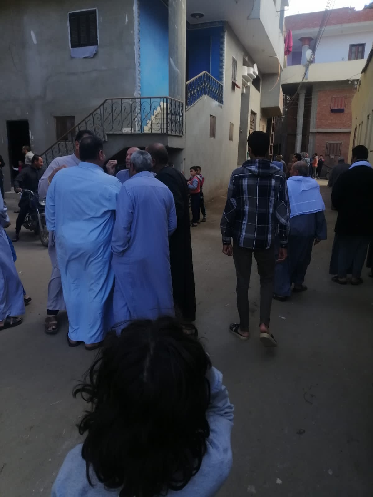كتبت: الهام السيد معاناة حقيقية تعيشها جزيرة بلي التابعة لمركز بنها في محافظة القليوبية من طفح المجاري وتكبدهم تكاليف كسح خزانات الصرف الصحي من المنازل في وسط متطلباتهم اليومية ذادتهم عبأ فوق أعبائهم، ويفتقد الأهالي أبسط الخدمات، وما زالوا يحلمون بمشروع للصرف الصحي بقريتهم منذ سنوات طويلة، رغم صدور حكم تخصيص أرض أملاك دولة لصالح إنشاء محطة صرف تخدم الفرى المجاورة لجزيرة بيلي. ورغم قيام أهالي القرية بالحصول على موافقة الدولة وتخصيص قطعة أرض ملك للدولة بغرض إنشاء محطة الرفع؛ مؤكدين استعدادهم لسداد أي نفقات للمشروع لتنفيذ مطلبهم الوحيد الذى طالبوا به منذ عشرات السنين لإنقاذهم من الأمراض إلا أن، ان هناك من يعرقل سير عملية تنفيذ المشروع علي الأرض لأغراض شخصية، وهي تتمثل في مجموعة منتفعين من الأرض المخصصة لإنشاء المحطة. جزيرة بلي يبلغ عدد سكانها مايقرب من 40 آلف نسمة يصرخ أهلها للمسئولين لكى ينظرون إليهم بعين الرحمة وإنشاء محطة الرفع للقضاء على مشكلة الصرف الصحي لكن استغاثاتهم لا تجدى ولا تسمن من جوع بل نامت أعينهم تماماً عنهم، مما زاد الأمر سوءً وظن المستولون علي الأرض انهم فوق القانون وأصبحوا يتباهون بأن الدولة معهم حسبما ذكر الاهالي وهذا ما يروجونه وسط أهالي القرية كي يكمموا الأفواه عن المطالبة بإنشاء محطة رفع للصرف الصحي. "نبض العالم" التقت بأهالى جزيرة بلي لنقل استغاثاتهم للمسئولين وتبين أن الأرض المراد إنشاء محطة للصرف الصحي عليها والتي تخدم القرى المجاورة لها، قد استولى عليها مجموعة من المتفعين بها وهم من يصنعون العراقيل لكي لا تقام محطة الصرف ضاربين بقرار الدولة عرض الحائط. يقول أحمد عرمان أحد أبناء القرية أنه لا يوجد مشروع للصرف الصحي بالقرية بالرغم من صدور تخصيص قطعة ارض أملاك دولة منذ عام 2008/2010، لأنشاء مكتب بريد ومحطة رفع صرف صحي، موضحا انه تم انشاء مكتب البريد بالجهود الذاتية للأهالي، أما عن محطة الصرف قامت الجهات المعنية بتسليم الأرض للشركة المنفذة للمشروع وبعد بدء المقاول للتنفيذ فوجئ المقاول بتعدي مجموعة من المنتفعين عليه بالضرب وسرقة معداته وتم تحرير محضر في مركز بنها بالواقع وقاموا المعتدين بردم الحفر واستولوا علي قطعة الارض لخدمة مصالحهم الشخصية. وأضاف "عرمان"  أن الشؤون القانونية بمجلس مدينة ومركز بنها أصدرت قرار في شهر ابريل 2022، الي الوحدة المحلية ببتمدة يفيد بتمكين الجهاز التنفيذي لمياه الشرب والصرف الصحي، وعليه تدبير القوة الأمنية اللازمة بالتنسيق مع مركز شرطة بنهالتسليم الأرض لاستكمال انشاء محطة رفع صحي، الا اننا فوجئنا باعتذار مركز الشرطة عن الحضور، وبناء عليه لم نستلم الارض حتى اليوم. وقالت احدى سيدات القرية طرف الحديث قائلة: "احنا مش ملاحقين نصرف على الكسح، يكلف فى المرة الواحدة 50 جنيها، متابعة في وسط الغلاء اللي بنعيشه ازاي اصرف علبي بيتي واتجمل كمان تكاليف كسح الطرنش "خزان الصرف المنزلي". وأضافت أخرى طرف الحديث قائلة: احنا غلابة وعلي قد حالنا دخولنا محدودة للغاية لم نستطيع تحمل كم الأعباء التي نحملها لنزيدها بعبء تكاليف الكسح هي الأخرى، مشيرة إلى انهم يضطرون الى التخلص من مياه غسيل الأواني والملابس بإلقائها في الشوارع، ما يؤدى لتجمع الناموس والبعوض، علاوة على تشبّع الجدران بمياه الصرف وظهور التشققات والشروخ بها، وأردفت: "احنا خايفين البيوت تقع على رؤوسنا في الآخر، من حقنا يكون عندنا مشروع صرف صحي زي الناس اللي عايشه في المدن والقرى اللي دخلها مشروع الصرف من زمان". وناشدوا الأهالي السيد الرئيس عبد الفتاح السيسي رئيس الجمهور، والسيد مدير أمن القليوبية، ومحافظ القليوبية أن يمدوا يد العون لأهالي جزيرة بلي ومساعدتهم لتنفيذ مشروع الصرف الصحي، موضحين أنهم علي استعداد لسداد أي نفقات لتنفيذ المشروع. وقال سامح صوابي أحد أبناء جزيرة بلي أن القرية محرومة من الصرف الصحي وتنعيش علي كسح مياه المجاري منذ عشرات السنوات وتفتقر القرية لخدمة الصرف الصحي، مشيرا أن الأمراض انتشرت بين الأهالي بالإضافة لانتشار الناموس والروائح الكريهة مما يؤرق حياة الأهالي. وقال "صواب" نحن لا نطالب بمطالب ترفيهيه فقط نريد مشروع هو أقل ما حصل عليها البلاد والقرى المجاورة ونحن على أعقاب بداية عام 2023، الا انه مازالت تنتشر جرارات الكسح بالشوارع، ويفتقد الأهالي أبسط الخدمات، وما زالوا يحلمون بمشروع للصرف الصحي بقريتهم منذ سنوات طويلة، مطالبا المسئولين بالنظر بعين الرأفة لجزيرة بلي المعدومة من الخدامات، مضيفا ان ابسط حقوقهم واولى اهتماماتهم انشاء مشروع الصرف الصحى حتى يتثنى الأهالى العيش فى حياة كريمة وإنقاذهم من الأمراض الخطيرة. وأضافت الأهالي أنهم يواجهون مشكلة أخرى بقريتهم، هي تلوث مياه الشرب وعدم صلاحيتها للاستخدام، بسبب التقارب بين خطوط المياه وطرنشات الصرف الصحي، مؤكدين أن مياه الشرب يميل لونها للاصفرار دائما ورائحتها غير جيدة، ما يضطرهم لاستخدامها في أعمال الطهي وتنظيف المنزل وغسل الأواني والملابس فقط، ويضطرون لشراء مياه للشرب بالجراكن. وقالت أهالي جزيرة بلي؛ قدمنا عشرات الشكاوى للمحافظ ورئيس المدينة وأخذنا وعود بتسليم قطعة الأرض وتمكين الجهاز التنفيذي بها ولكن تتطاير الوعود في الهواء وكأن لم يكن، مضيفين أن المسئولين يكتفون بالمسكنات، متسائلين الي متى يتم تسكيننا بوعود زائفة ونحن علي اعتاب كارثة حقيقية بسبب تأثر المنازل بمياه الخزانات والمياه الجوفية، مؤكدين ان هناك عدة مناول تصدعت وتأكلت وقريبا ستفاجئ بسقوطها علي ساكنيها، مطالبون بتنفيذ مشروع الصرف الصحى لإنقاذ القرية.