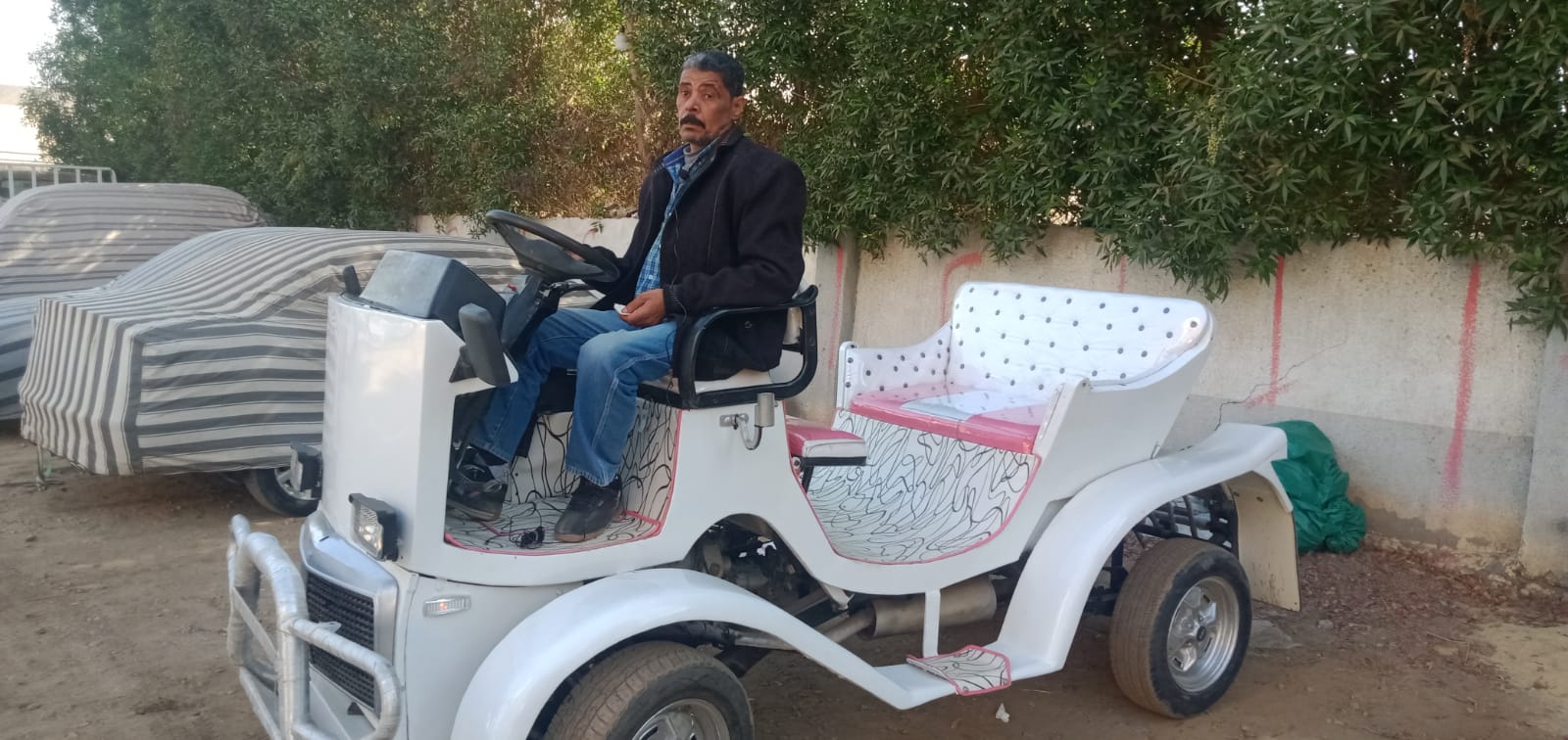 مسعد سعيد " المخترع الكفيف " ببنها .. تحديت إعاقتى البصرية واخترعت اول حنطور يعمل بالبنزين بطراز أوربي في منطقة منشية النور بمدينة بنها بمحافظة القليوبية يعيش مسعد سعيد احمد عبد الغنى البالغ من العمر ٥١ عاما والشهير ب ( المخترع الكفيف) والذى نجح في اختراع اول ( فيتوم ) حنطور يعمل بالبنزين بطراز أوربي رغم إعاقته البصرية. وقال مسعد الشهير ب المخترع الكفيف أنه نجح في اختراعه خلال ٤ شهور ويتكون من شاسيه وموتور وقطع غيار سيارة سوزوكى وقالب من الحديد ورفارف معدله بنفس تصميم الحنطور وبشكل جمالى وبسرعه لا تتعدى ٤٠ كيلو بما يتناسب مع الحركة داخل المدن ويصلح لزفاف العرائس أو العمل في السياحة والتنزه. وطالب مسعد سعيد الشهير بالمخترع الكفيف محافظ القليوبية اللواء عبد الحميد الهجان بالموافقة على منحه تصريح بالعمل ليعينه على الإنفاق على أسرته المكونه من ٣ اولاد وبنت في مراحل تعليمية مختلفة وزيادة المعاش المخصص له والذى يبلغ ٤٤٠ جنيها لا تكفي ٦ أفراد بالأسرة . كما طالب بتدخل الدكتور خالد عبد الغفار وزير الصحة ومحافظ القليوبية ورئيس جامعة بنها والمدير التنفيذي لمستشفيات بنها الجامعية بتبنى إعاقته البصرية وعلاجه وعوده بصره الذى فقده منذ ٣ سنوات خلال عمله في مجال " حداد نقل ثقيل " بما تسبب في توقف حياته وتكبده المعاناه
