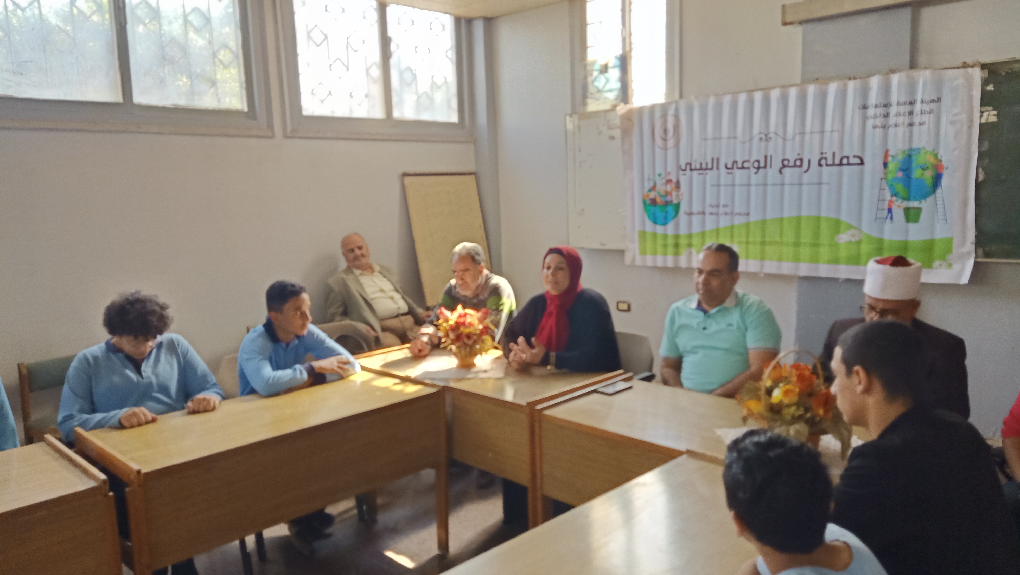 عقد مجمع إعلام بنها اليوم، ندوة عن التغيرات المناخية، والتي تستهدف رفع الوعي بقضايا التغيرات المناخية، وذلك علي هامش مؤتمر المناخ cop27 الحالي والمنعقد في شرم الشيخ. جاء هذا بحضور أماني الحاج علي مدير عام مجمع إعلام بنها، والدكتور سويلم جودة استاذ ريادة الأعمال بكلية تجارة جامعة القاهرة، والشيخ عبد الموجود دسوقي مدير عام المنطقة الأزهرية بالقليوبية، ودكتور عبد الرحمن مشهور الباحث في الدراسات الدينية. وأوضحت أماني الحاج علي مدير عام مجمع إعلام بنها، الطلاب نبذة عن مهمام مجمع الإعلام ببنها ودوره التوعوي في المجتمع، موضحة أن الندوة تأتي ضمن سلسلة الندوات والأنشطة التعريفية بأضرار وآثار التغيرات المناخية وأثرها على البيئة والمجتمع والأفراد، وتأثير التقلبات المناخية على مقومات استمرار الحياة على كوكب الأرض، وعلى حياة البشر بشكل عام. وقال الشيخ عبد الموجود دسوقي مدير عام المنطقة الأزهرية بالقليوبية، لاتقوم المجتمعات الا بالثقافة والقيم الاخلاقية والوعي، واننا يجب ان نعرف أهمية وضرورة الحفاظ علي البيئة فهي ايضا من اخلاقيات المرء، موضحا للطلاب ان تهيئة المناخ هو عنصر هام وضروري للحياة وللمكان الذي نعيش فيه، متابعا انه تطرأت أسباب عارضت المناخ وهي ليست فجاءة بل كانت لها تابعات وعلي مر الوقت أصبحت تتفاقم المشكلة ولابد ان نحاول نعمل جاهدين علي تغيير ما يتطرأ سلبيا علي المناخ. وأكد على ان التغيير هو سنة الله في الكون مثال ذلك هو تغيير الفصول من خلال التغييرات المناخية لفصول السنة وايضا التتغير هو سنة نبوية، مشيرا انه لا يصح ان تسير الحياة علي نهج واحد فقط فان حكمة الله في التنوع لتسير الحياة وتكتمل الطبيعة. وأشار الشيخ عبد الموجود للطلاب ان دور الشباب هو ان يتعلم ثقافة كيف ان يتعامل مع قضية المناخ، بحيث لا يؤثرون عليه بالسلب ولان هناك أيضاً مؤثرات ثانوية وليست أساسية ولكنها تساهم وبقوة في الانبعاثات الضارة مثل تلوث المياه او القاء القمامة في الشوارع وحرقها وكذلك تجريف الاماكن الخضراء من الزراعة فكل هذا يزيد من تفاقم المشكلة المناخية وافاد أن تدخل الانسان للتطوير التكنولوجي علي مر الزمن بدون الاخذ في الاعتبار الحفاظ علي الطبيعة التي خلقها الله خالية من كل الملوثات حتى أصبحت البيئة ملوثة بسبب إهمال قضية المناخ. وأوضح الدكتور سويلم جودة استاذ ريادة الأعمال بجامعة القاهرة، للطلاب الفرق بين المناخ والطقس ومما يتكون المناخ وعناصره، متابعاً ان أي خلل أو تغيير في عنصر من هذه العناصر يؤدي الي تغيير المناخ بالسلب. وتابع دكتور سويلم أن هذه التغييرات تؤدي بالسلب ايضا علي حياة البشر لانها تهدد التربة الزراعية والمحاصيل وتكدر السلم والأمن الغذائي والذي نشهده الآن ونتعايش معه في العلم بأكمله، فكيف لو وصل الحال لأكثر من ذلك، متسائلا هل نجد حياة بعد ذلك علي الأرض وكيف ستكون؟ وأضاف «جودة» اننا لكل منا دور لا يقل عن غيره وجميعنا مطالبون بمواجهة هذا الخطر الذي يهدد حياة البشرية، متابعا انه لكي نتفادى مرحلة الخطورة لابد من العمل علي تغيير المناخ من الان وليس الغد، موضحا ان هذا التغيير لا يقف علي دولة دون الاخرى أو يختص إقليم معين بذاته، بل انه في العالم جميعه فلا يصح فصل دولة عن دولة في مسألة تغيير المناخ ، ولذالك مشكلة التغييرات المناخية تهم الدول جميعها. واوضح دكتور سويلم للطلاب ان المؤتمر ليس بجديد علي العالم، وانه يعقد كل عام في دولة مختلفة، موضحا أن هدف المناخ هو مناقشة التغييرات المناخية والوقوف على ما وصلت اليه الدول ومدى الالتزام بتطبيق هذه التوصيات. واكد انه لن نستطيع تغيير المناخ الا بتغيير السلوكيات السلبية، وهو تقلل الانبعاثات السلبية والعمل علي زيادة المساحات الخضراء، وحث الطلاب على البدء بزراعة بلكونة او شجرة امام منزلك لتمتص الانبعاثات الغازية ولتزيد من الأكسجين. وأوضح ان الثورة الصناعية التي شهدها العالم في التدول المتقدمة كانت لها النصيب الأكبر والإسهام في الإنبعاثات الحرارية. وتم فتح باب المناقشة للطلاب حول قضية المناخ وطرح توصيات قابلة لتنفيذها من جهة الطلاب المشاركون في الندوة، والتي جاءت علي رأسها زيادة الزراعة والبداية من المنزل والمدرسة والعمل علي تهيئة بيئة صالحة. وكان شجع دكتور سويلم في بداية الندوة الطلبة من خلال منح جائزة للإجابة الصحيحة في نهاية الندوة، حيث وجه الدكتور سؤال للطلاب في الاخر الندوة يدور حول تسمية مؤتمر المناخ بـ «cop 27»، ومن هم اكبر الدول التى ساهمت الانبعاثات الحرارية للأرض، مما خلق جو من المرح و المتعة المفيدة والمثمرة بين الطلاب وتحفيزهم على المشاركة.