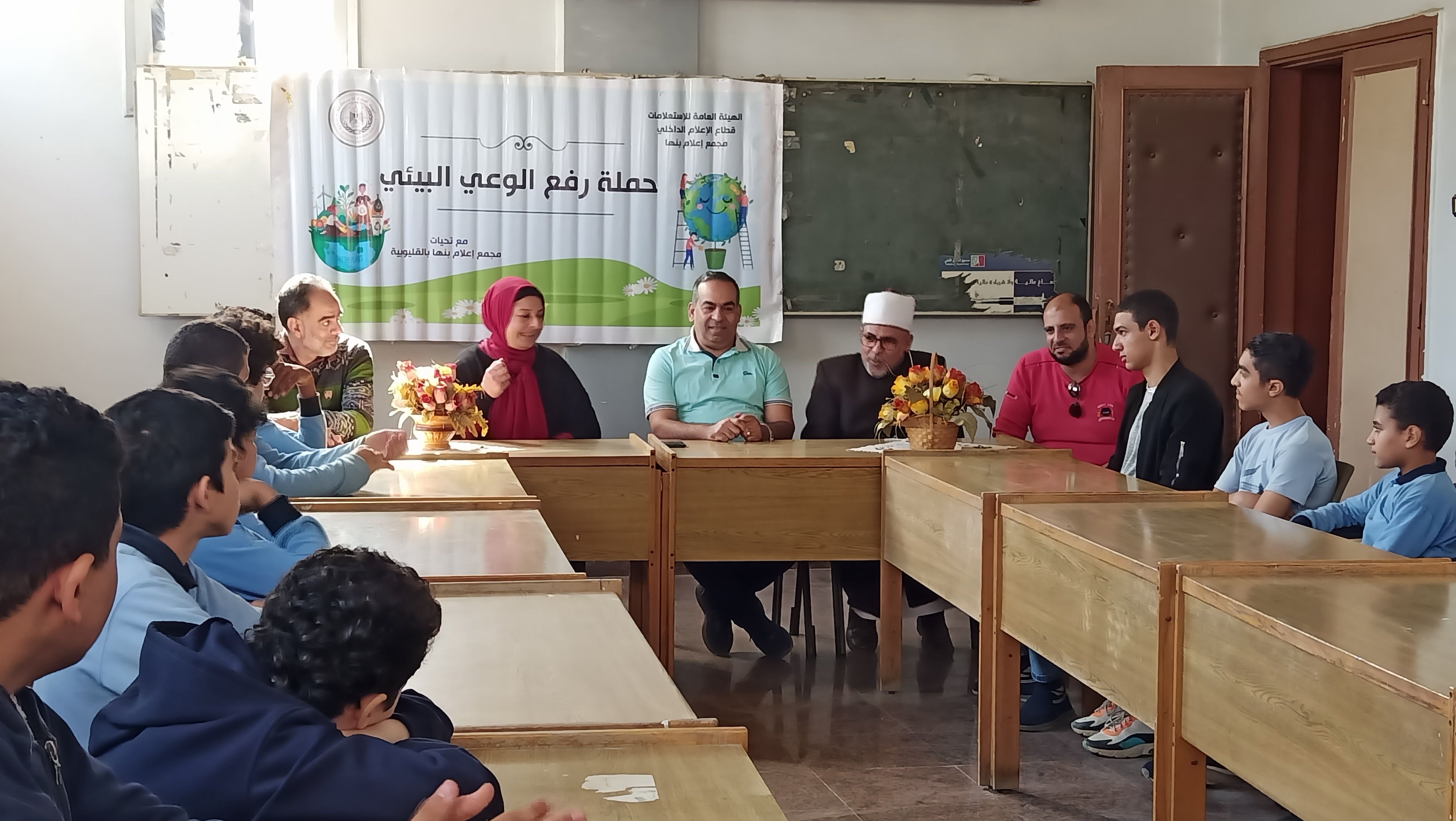 عقد مجمع إعلام بنها اليوم، ندوة عن التغيرات المناخية، والتي تستهدف رفع الوعي بقضايا التغيرات المناخية، وذلك علي هامش مؤتمر المناخ cop27 الحالي والمنعقد في شرم الشيخ. جاء هذا بحضور أماني الحاج علي مدير عام مجمع إعلام بنها، والدكتور سويلم جودة استاذ ريادة الأعمال بكلية تجارة جامعة القاهرة، والشيخ عبد الموجود دسوقي مدير عام المنطقة الأزهرية بالقليوبية، ودكتور عبد الرحمن مشهور الباحث في الدراسات الدينية. وأوضحت أماني الحاج علي مدير عام مجمع إعلام بنها، الطلاب نبذة عن مهمام مجمع الإعلام ببنها ودوره التوعوي في المجتمع، موضحة أن الندوة تأتي ضمن سلسلة الندوات والأنشطة التعريفية بأضرار وآثار التغيرات المناخية وأثرها على البيئة والمجتمع والأفراد، وتأثير التقلبات المناخية على مقومات استمرار الحياة على كوكب الأرض، وعلى حياة البشر بشكل عام. وقال الشيخ عبد الموجود دسوقي مدير عام المنطقة الأزهرية بالقليوبية، لاتقوم المجتمعات الا بالثقافة والقيم الاخلاقية والوعي، واننا يجب ان نعرف أهمية وضرورة الحفاظ علي البيئة فهي ايضا من اخلاقيات المرء، موضحا للطلاب ان تهيئة المناخ هو عنصر هام وضروري للحياة وللمكان الذي نعيش فيه، متابعا انه تطرأت أسباب عارضت المناخ وهي ليست فجاءة بل كانت لها تابعات وعلي مر الوقت أصبحت تتفاقم المشكلة ولابد ان نحاول نعمل جاهدين علي تغيير ما يتطرأ سلبيا علي المناخ. وأكد على ان التغيير هو سنة الله في الكون مثال ذلك هو تغيير الفصول من خلال التغييرات المناخية لفصول السنة وايضا التتغير هو سنة نبوية، مشيرا انه لا يصح ان تسير الحياة علي نهج واحد فقط فان حكمة الله في التنوع لتسير الحياة وتكتمل الطبيعة. وأشار الشيخ عبد الموجود للطلاب ان دور الشباب هو ان يتعلم ثقافة كيف ان يتعامل مع قضية المناخ، بحيث لا يؤثرون عليه بالسلب ولان هناك أيضاً مؤثرات ثانوية وليست أساسية ولكنها تساهم وبقوة في الانبعاثات الضارة مثل تلوث المياه او القاء القمامة في الشوارع وحرقها وكذلك تجريف الاماكن الخضراء من الزراعة فكل هذا يزيد من تفاقم المشكلة المناخية وافاد أن تدخل الانسان للتطوير التكنولوجي علي مر الزمن بدون الاخذ في الاعتبار الحفاظ علي الطبيعة التي خلقها الله خالية من كل الملوثات حتى أصبحت البيئة ملوثة بسبب إهمال قضية المناخ. وأوضح الدكتور سويلم جودة استاذ ريادة الأعمال بجامعة القاهرة، للطلاب الفرق بين المناخ والطقس ومما يتكون المناخ وعناصره، متابعاً ان أي خلل أو تغيير في عنصر من هذه العناصر يؤدي الي تغيير المناخ بالسلب. وتابع دكتور سويلم أن هذه التغييرات تؤدي بالسلب ايضا علي حياة البشر لانها تهدد التربة الزراعية والمحاصيل وتكدر السلم والأمن الغذائي والذي نشهده الآن ونتعايش معه في العلم بأكمله، فكيف لو وصل الحال لأكثر من ذلك، متسائلا هل نجد حياة بعد ذلك علي الأرض وكيف ستكون؟ وأضاف «جودة» اننا لكل منا دور لا يقل عن غيره وجميعنا مطالبون بمواجهة هذا الخطر الذي يهدد حياة البشرية، متابعا انه لكي نتفادى مرحلة الخطورة لابد من العمل علي تغيير المناخ من الان وليس الغد، موضحا ان هذا التغيير لا يقف علي دولة دون الاخرى أو يختص إقليم معين بذاته، بل انه في العالم جميعه فلا يصح فصل دولة عن دولة في مسألة تغيير المناخ ، ولذالك مشكلة التغييرات المناخية تهم الدول جميعها. واوضح دكتور سويلم للطلاب ان المؤتمر ليس بجديد علي العالم، وانه يعقد كل عام في دولة مختلفة، موضحا أن هدف المناخ هو مناقشة التغييرات المناخية والوقوف على ما وصلت اليه الدول ومدى الالتزام بتطبيق هذه التوصيات. واكد انه لن نستطيع تغيير المناخ الا بتغيير السلوكيات السلبية، وهو تقلل الانبعاثات السلبية والعمل علي زيادة المساحات الخضراء، وحث الطلاب على البدء بزراعة بلكونة او شجرة امام منزلك لتمتص الانبعاثات الغازية ولتزيد من الأكسجين. وأوضح ان الثورة الصناعية التي شهدها العالم في التدول المتقدمة كانت لها النصيب الأكبر والإسهام في الإنبعاثات الحرارية. وتم فتح باب المناقشة للطلاب حول قضية المناخ وطرح توصيات قابلة لتنفيذها من جهة الطلاب المشاركون في الندوة، والتي جاءت علي رأسها زيادة الزراعة والبداية من المنزل والمدرسة والعمل علي تهيئة بيئة صالحة. وكان شجع دكتور سويلم في بداية الندوة الطلبة من خلال منح جائزة للإجابة الصحيحة في نهاية الندوة، حيث وجه الدكتور سؤال للطلاب في الاخر الندوة يدور حول تسمية مؤتمر المناخ بـ «cop 27»، ومن هم اكبر الدول التى ساهمت الانبعاثات الحرارية للأرض، مما خلق جو من المرح و المتعة المفيدة والمثمرة بين الطلاب وتحفيزهم على المشاركة.
