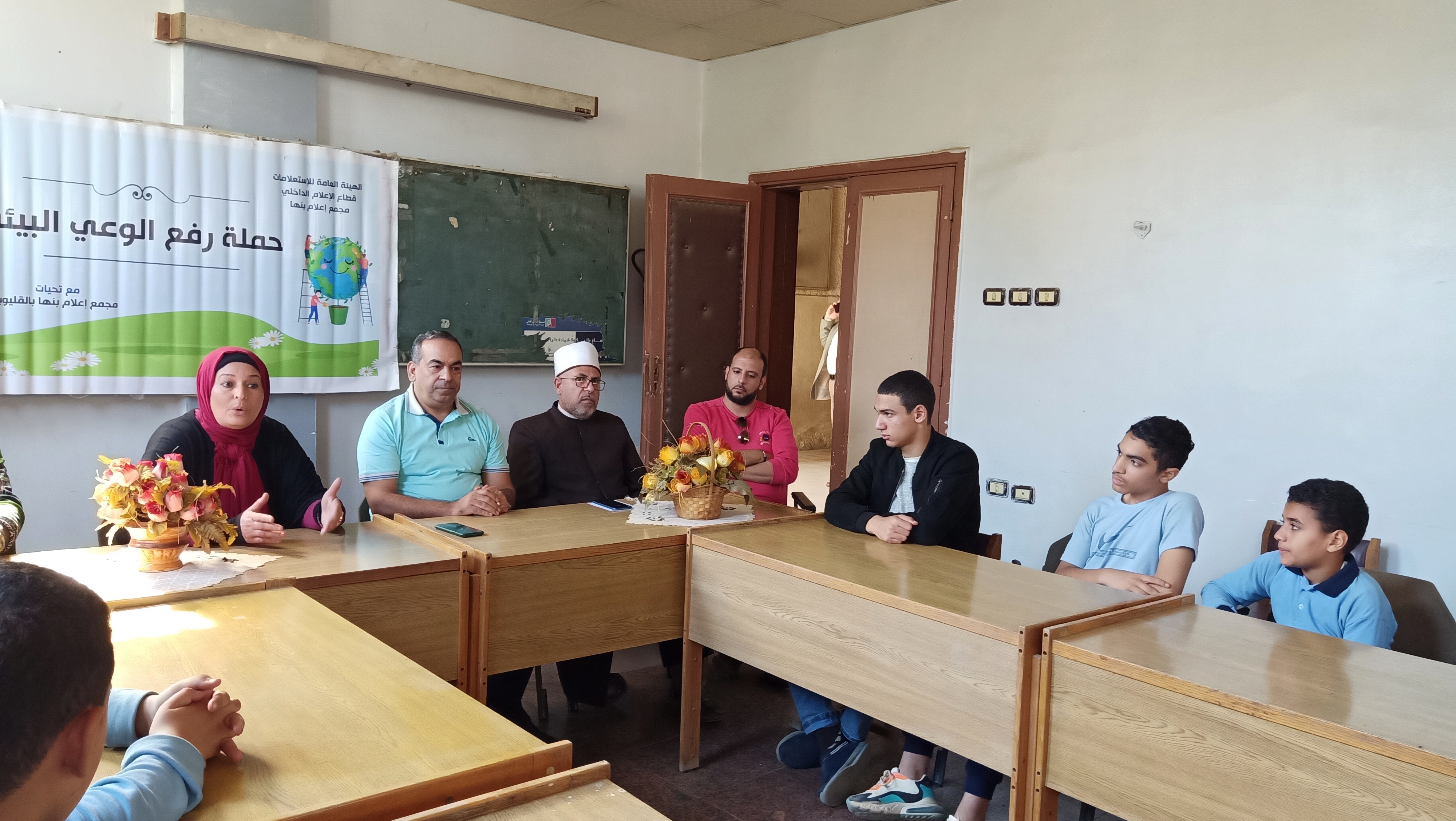 عقد مجمع إعلام بنها اليوم، ندوة عن التغيرات المناخية، والتي تستهدف رفع الوعي بقضايا التغيرات المناخية، وذلك علي هامش مؤتمر المناخ cop27 الحالي والمنعقد في شرم الشيخ. جاء هذا بحضور أماني الحاج علي مدير عام مجمع إعلام بنها، والدكتور سويلم جودة استاذ ريادة الأعمال بكلية تجارة جامعة القاهرة، والشيخ عبد الموجود دسوقي مدير عام المنطقة الأزهرية بالقليوبية، ودكتور عبد الرحمن مشهور الباحث في الدراسات الدينية. وأوضحت أماني الحاج علي مدير عام مجمع إعلام بنها، الطلاب نبذة عن مهمام مجمع الإعلام ببنها ودوره التوعوي في المجتمع، موضحة أن الندوة تأتي ضمن سلسلة الندوات والأنشطة التعريفية بأضرار وآثار التغيرات المناخية وأثرها على البيئة والمجتمع والأفراد، وتأثير التقلبات المناخية على مقومات استمرار الحياة على كوكب الأرض، وعلى حياة البشر بشكل عام. وقال الشيخ عبد الموجود دسوقي مدير عام المنطقة الأزهرية بالقليوبية، لاتقوم المجتمعات الا بالثقافة والقيم الاخلاقية والوعي، واننا يجب ان نعرف أهمية وضرورة الحفاظ علي البيئة فهي ايضا من اخلاقيات المرء، موضحا للطلاب ان تهيئة المناخ هو عنصر هام وضروري للحياة وللمكان الذي نعيش فيه، متابعا انه تطرأت أسباب عارضت المناخ وهي ليست فجاءة بل كانت لها تابعات وعلي مر الوقت أصبحت تتفاقم المشكلة ولابد ان نحاول نعمل جاهدين علي تغيير ما يتطرأ سلبيا علي المناخ. وأكد على ان التغيير هو سنة الله في الكون مثال ذلك هو تغيير الفصول من خلال التغييرات المناخية لفصول السنة وايضا التتغير هو سنة نبوية، مشيرا انه لا يصح ان تسير الحياة علي نهج واحد فقط فان حكمة الله في التنوع لتسير الحياة وتكتمل الطبيعة. وأشار الشيخ عبد الموجود للطلاب ان دور الشباب هو ان يتعلم ثقافة كيف ان يتعامل مع قضية المناخ، بحيث لا يؤثرون عليه بالسلب ولان هناك أيضاً مؤثرات ثانوية وليست أساسية ولكنها تساهم وبقوة في الانبعاثات الضارة مثل تلوث المياه او القاء القمامة في الشوارع وحرقها وكذلك تجريف الاماكن الخضراء من الزراعة فكل هذا يزيد من تفاقم المشكلة المناخية وافاد أن تدخل الانسان للتطوير التكنولوجي علي مر الزمن بدون الاخذ في الاعتبار الحفاظ علي الطبيعة التي خلقها الله خالية من كل الملوثات حتى أصبحت البيئة ملوثة بسبب إهمال قضية المناخ. وأوضح الدكتور سويلم جودة استاذ ريادة الأعمال بجامعة القاهرة، للطلاب الفرق بين المناخ والطقس ومما يتكون المناخ وعناصره، متابعاً ان أي خلل أو تغيير في عنصر من هذه العناصر يؤدي الي تغيير المناخ بالسلب. وتابع دكتور سويلم أن هذه التغييرات تؤدي بالسلب ايضا علي حياة البشر لانها تهدد التربة الزراعية والمحاصيل وتكدر السلم والأمن الغذائي والذي نشهده الآن ونتعايش معه في العلم بأكمله، فكيف لو وصل الحال لأكثر من ذلك، متسائلا هل نجد حياة بعد ذلك علي الأرض وكيف ستكون؟ وأضاف «جودة» اننا لكل منا دور لا يقل عن غيره وجميعنا مطالبون بمواجهة هذا الخطر الذي يهدد حياة البشرية، متابعا انه لكي نتفادى مرحلة الخطورة لابد من العمل علي تغيير المناخ من الان وليس الغد، موضحا ان هذا التغيير لا يقف علي دولة دون الاخرى أو يختص إقليم معين بذاته، بل انه في العالم جميعه فلا يصح فصل دولة عن دولة في مسألة تغيير المناخ ، ولذالك مشكلة التغييرات المناخية تهم الدول جميعها. واوضح دكتور سويلم للطلاب ان المؤتمر ليس بجديد علي العالم، وانه يعقد كل عام في دولة مختلفة، موضحا أن هدف المناخ هو مناقشة التغييرات المناخية والوقوف على ما وصلت اليه الدول ومدى الالتزام بتطبيق هذه التوصيات. واكد انه لن نستطيع تغيير المناخ الا بتغيير السلوكيات السلبية، وهو تقلل الانبعاثات السلبية والعمل علي زيادة المساحات الخضراء، وحث الطلاب على البدء بزراعة بلكونة او شجرة امام منزلك لتمتص الانبعاثات الغازية ولتزيد من الأكسجين. وأوضح ان الثورة الصناعية التي شهدها العالم في التدول المتقدمة كانت لها النصيب الأكبر والإسهام في الإنبعاثات الحرارية. وتم فتح باب المناقشة للطلاب حول قضية المناخ وطرح توصيات قابلة لتنفيذها من جهة الطلاب المشاركون في الندوة، والتي جاءت علي رأسها زيادة الزراعة والبداية من المنزل والمدرسة والعمل علي تهيئة بيئة صالحة. وكان شجع دكتور سويلم في بداية الندوة الطلبة من خلال منح جائزة للإجابة الصحيحة في نهاية الندوة، حيث وجه الدكتور سؤال للطلاب في الاخر الندوة يدور حول تسمية مؤتمر المناخ بـ «cop 27»، ومن هم اكبر الدول التى ساهمت الانبعاثات الحرارية للأرض، مما خلق جو من المرح و المتعة المفيدة والمثمرة بين الطلاب وتحفيزهم على المشاركة.