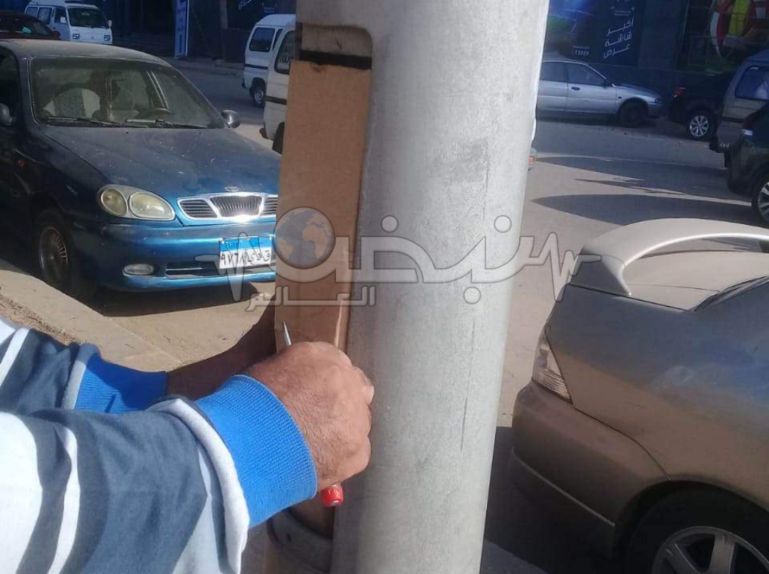 متابعة : وائل جمال فى استجابة سريعة لما نشرته "نبض العالم" بعنوان "بالصور.. أسلاك أعمدة الكهرباء المكشوفة في بنها تنذر بكارثة"، قام مجلس مدينة بنها برئاسة المهندس علي عبد الستار رئيس المدينة، ومن قبل علاء عميطة قسم الكهرباء بالمجلس، بحملة لتغطية أعمدة الكهرباء وكابلات الكهرباء المكشوفة امام نادي الري بطريق كورنيش النيل. بالصور.. أسلاك أعمدة الكهرباء المكشوفة في بنها تنذر بكارثة كان "نبض العالم" قد رصد أعمدة الكهرباء والكابلات المكشوفة الملقاة على الأرض بطول الطريق، والتي تنذر بكارثة تؤدى بأرواح المواطن. وكان قد ناشد العشرات من أهالي مدينة بنها بمحافظة القليوبية، باستغاثة إلى المسئولين بسرعة إصلاح وصيانة عمود الكهرباء المتواجدة أمام نادي الري بكورنيش النيل بجوار مجلس مدينة بنها، والذي يخرج منه الأسلاك وتنذر بكارثة. بالصور.. أسلاك أعمدة الكهرباء المكشوفة في بنها تنذر بكارثة