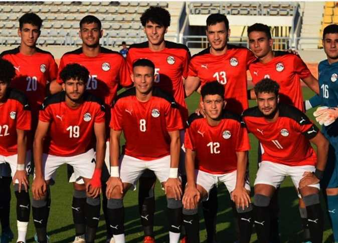 خاض منتخب مصر للشباب اليوم مرانه الأول في معسكره الحالي بإستاد الدفاع الجوي ضمن خطة إعداد الفراعنة لبطولة كأس الأمم الأفريقية للشباب 2023 والمؤهلة لكأس العالم. وانطلق المران أمس تحت إشراف محمود جابر المدير الفني للفراعنة حيث تم تجميع اللاعبين وعمل محاضرة من قبل الجهاز الفني معهم استعدادا للمران الأول اليوم. وتقام بطولة كأس الأمم الإفريقية تحت 20 سنة في مصر خلال شهري فبراير ومارس 2023 وتحظى باهتمام كبير من كل القائمين على الرياضة المصرية ووزارة الشباب والرياضة بقيادة الدكتور أشرف صبحي. واستدعى محمود جابر المدير الفني لمنتخب مصر للشباب 30 لاعبًا للمعسكر، هم: حراسة المرمى: أحمد نادر السيد وكريم أحمد نبيل ومصطفى مخلوف ومحمد عادل أمين. خط الدفاع: عبدالرحمن رشدان ومحمد كمال وعمر فايد وعبدالرحمن جودة ويوسف شعبان وإياد العسقلاني وكريم الدبيس وأحمد رضا ومحمد حمدي. خط الوسط: خالد عوض ونور علاء الدين وأحمد رشدي وأحمد بيومي ومحمد فارس وميدو نبيل وماجد هاني وطارق علاء وأحمد عبدالرحيم إيشو ويوسف العزب ومصطفى أشرف. خط الهجوم: أحمد شريف ومحمود مرسي وصلاح باشا ويوسف حسن وعبدالرحمن زكي وأحمد نادر حواش.