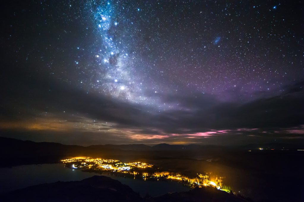 قال الدكتور أشرف تادرس، رئيس قسم الفلك الأسبق بالمعهد القومي للبحوث الفلكية والجيوفيزيائية، إن من أهم الظواهر الفلكية التي تشهدها سماء مصر يومي 13 و14 ديسمبر الجاري، «شهب الجوزاء Geminids» وهي ملكة الزخات الشهابية، ويفضلها الكثيرون، حيث تعتبر أفضل الزخات الشهابية على مدار السنة، حيث يصل عدد الشهب فيها إلى نحو 120 شهابا في الساعة، وتتميز تعدد ألوانها. وأضاف «تادرس»، عبر صفحته الشخصية على مواقع التواصل الاجتماعي «فيسبوك»، إنها تنتج من الحطام الغباري الذي يخلفه كوكب «فايثون» 3200، والذي تم اكتشافه عام 1982، حيث تهطل شهب الجوزاء سنويًا في الفترة من 7 لـ 17 ديسمبر من كل عام، إذ تبلغ ذروتها في ليلة 13 وفجر 14 ديسمبر هذا العام. وأوضح «تادرس»، أنها تكون أفضل مشاهدة من مكان مظلم تمامًا بعيدًا عن أضواء المدينة، حيث تسقط الشهب كما لو كانت آتية من كوكبة الجوزاء (التوأم)، وهو سبب تسميتها، لكن يمكن أن تظهر في أي مكان آخر في السماء، وتابع: «شهب الجوزاء يمكن رؤيتها بالعين المجردة، ولا تحتاج مناظير أو تلسكوبات فلكية، ولكن يشترط البعد عن إضاءة المدينة وخلو السماء من السحب والغبار وبخار الماء، ولا يوجد مخاطر لهذه الشهب على الإنسان، لأنها تدخل الغلاف الجوي وتحترق فيه على ارتفاع يبلغ أكثر من 70 كيلو متر من سطح الأرض». ولرؤية شهب الجوزاء بوضوح، نصح «تادرس» بظلمة السماء وصفاء الجو وخلوه من الغبار والسحب وبخار الماء (الشبورة)، بالإضافة إلى عدم وجود القمر في ليلة الرصد، والبعد عن إضاءة المدينة والاتجاه إلى المناطق المظلمة تمامًا، والتواجد في منطقة مفتوحة لا يوجد شيئا يحجب رؤية السماء بوضوح، أي بعيدا عن الأبنية الشاهقة والأشجار وخلافه، حيث يفضل السهول والصحاري والسواحل والغيطان، والاسترخاء على كرسي يميل إلى الخلف، لمشاهدة السماء بوضوح ولمدة طويلة، وحتى لا يتم الشعور بالملل، كما يجب ترك العنان للعين لتتعود على ظلمة السماء لمدة 10 دقائق على الأقل.