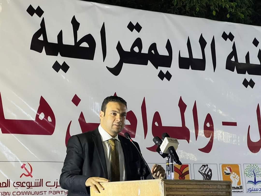 حزب العدل يشارك في مؤتمر الحركة المدنية الديمقراطية، تحت عنوان «الحوار سبيل - والمواطن هدف» قال النائب عبد المنعم إمام عضو مجلس النواب ورئيس حزب العدل، إن هناك العديد من التحديات المتعلقة بالحياة السياسية واستمرارها، مشيراً إلى أن أصل المشاركة السياسية هو عمل الأحزاب السياسية وتواجدها في المحافظات، من أجل تمثيل وجهة نظر جميع الأطراف. جاء ذلك خلال كلمة رئيس حزب العدل في مؤتمر الحركة المدنية الديمقراطية، الذي عُقد بمقر حزب المحافظين، تحت عنوان «الحوار سبيل - والمواطن هدف»، للإعلان عن تفاصيل مشروعها المتعلق بالحوار الوطني. وتابع أمين سر لجنة الخطة والموازنة بمجلس النواب أنه منذ سنوات طويلة لم نشهد هذا التجمع بهذا الشكل، مشيراً إلى أن السياسة أصلها الحوار وإذا غابت السياسة لا يوجد حوار، وإذا غاب الحوار ضاع المستقبل. وأضاف إمام، ان الأحزاب السياسية التي شكلت جبهة الإنقاذ، كانت أول من وقف في مواجهة جماعة أرادت خطف الوطن، مشيراً إلى أهمية السماح للأحزاب بالتواجد في الشارع، قائلا إنه "إذا حدث غياب بين الأحزاب السياسية والمواطنين فنحن نكن طرفا فيها"، موضحاً أن عدد التشريعات السارية في مصر 53 ألفا بعضها منذ عام 1880 لم تتم مراجعتها أو تغييرها، لذلك فمراجعة التشريعات مهمة للغاية، خاصة تلك التي أقرت أثناء مواجهة الإرهاب. ضم وفد حزب العدل، النائب أحمد القناوي عضو مجلس الشيوخ ونائب رئيس الحزب، عبدالعزيز الشناوي، أمين عام الحزب، معتز الشناوي، المتحدث الرسمي باسم الحزب، حسام حسن، أمين التنظيم المركزي، عبدالغني الحايس، مساعد رئيس الحزب لشئون الاتصال السياسي محمد المنير، أمين الحزب بسمنود حسام عيد، مساعد رئيس الحزب للشئون الاقتصادية، على أبو حميد، أمين العضوية، أحمد صبرة، أمين التدريب والتثقيف، حسن معروف، أمين الإعلام ،وخالد القاضي، أمين لجنة شباب رجال الأعمال،فريد شوقي، مساعد امين عام قطاع غرب، أحمد عواد، أمين قطاع غرب الدلتا، على رفعت، أمين لجنة الآثار والسياحة، إلهام السيد، أمين محافظة القليوبية ،أحمد السيد علي، أمين مساعد الإعلام، حازم الملاح، أمين التنمية المجتمعية، أحمد الغنام،عضو الأمانة العامة للحزب، وائل جمال، و وليد محمد عبد المنعم من أمانة القليوبية، محمد شيخون، أمين محافظة أسيوط ، حسين هريدي، مساعد رئيس الحزب لشئون الشباب، عثمان مصطفى، أمين لجنة المراسم، وعلي مهران أمين العمل الجماهيري، و عبدالرحمن فرغلي، ومحمد عزت ومحمد مكادي اعضاء بالعمل الجماهيري، محمود نور الدين أمين شباب الحزب، وبسام الشريف، عضو أمانة أسيوط. القاهرة 24 https://2u.pw/QFXNfo اليوم السابع https://2u.pw/lWDwFE صوت الأمة https://2u.pw/QhTz7J #حزب_العدل #العدل_هو_الأمل #صوت_الطبقة_المتوسطة