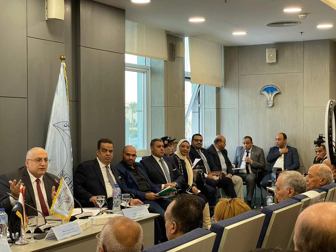 حزب العدل يشارك في حلقة نقاشية بالمجلس القومي لحقوق الإنسان حول"الاستراتيجية الوطنية لحقوق الإنسان ودور الاحزاب السياسية" شارك وفد من حزب العدل في الجلسة المنعقدة بالمجلس القومي لحقوق الإنسان، حول "الاستراتيجية الوطنية لحقوق الإنسان ودور الأحزاب السياسية"، بحضور عدد من ممثلي الأحزاب السياسية، وقيادتها. وأوصى حزب العدل بعدد من النقاط، على رأسها العمل على رفع يد أجهزة الدولة، ووقف تدخلها في العمل الحزبي والسياسي، وتعديل القانون 107 الخاص بتنظيم الاجتماعات والمواكب. وأشار وفد الحزب إلى أهمية تدريب القيادات الوسطى والمركزية بأجهزة الدولة على أهمية الاستراتيجية الوطنية لحقوق الإنسان، وأهمية تفعيل دور الأحزاب للمشاركة بها. شارك في الحلقة، السفيرة مشيرة خطاب، رئيس المجلس القومي لحقوق الإنسان، ومن أعضاء المجلس محمد أنور السادات، وعصام شيحة، وسعيد عبد الحافظ. ضم وفد الحزب النائب أحمد قناوي، عضو مجلس الشيوخ، ونائب رئيس حزب العدل وعبدالعزيز الشناوي، أمين عام الحزب، وحسام حسن أمين التنظيم، وأحمد صبرة أمين التدريب والتثقيف. #حزب_العدل #العدل_هو_الأمل #صوت_الطبقة_المتوسطة