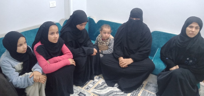 طالبت زوجة ضحية حادث قرية قرنفيل التابعة لمركز القناطر الخيرية بمحافظة القليوبية وأبنائه الخمسة بتطبيق القصاص العاجل على قتل رب الأسرة الذى راح ضحية الغدر. حيث تخلص 4 أشقاء من أبن عمهم بسبب خلافات سابقة بينهم في قرية قرنفيل دائرة مركز شرطة القناطر الخيرية وتم إنهاء تلك الخصومة منذ ٥ سنوات الا انهم تربصوا للمجنى عليه عقب عودته من السعودية وتخلصوا منه أمام منزله وقاموا بالتمثيل بجثته أمام المواطنين. حيث تم إخطار الأجهزة الأمنية و تم نقل الجثة للمستشفى تحت تصرف النيابة، والتي أمرت بالتصريح بالدفن عقب ورود تقرير الصفة التشريحية، وسماع شهادة الشهود والجيران وإجراء تحريات المباحث حول الواقعة وظروفها وملابساتها وسرعة ضبط وإحضار المتهمين. تلقى مدير أمن القليوبية إخطارا من الرائد من رئيس مباحث مركز شرطة القناطر الخيرية يفيد بتلقيه إخطارا من المستشفى بوصول " أ. م.ع" 42 سنة موظف ويعمل بدولة السعودية متوفى متأثرا بإصابته. وبالفحص تبين أن المجنى عليه كان يعمل بإحدى الدول العربية مندوبا لشركة لمدة 5 سنوات ونزل لمصر لقضاء فترة الأجازة، ولكنه فوجئ بذهاب 4 أشقاء أبناء عمومته وهم " م.س.ح" و "ا.س" و " ه .س" و" ع.س" وقاموا بإطلاق عيار نارى من " فرد خرطوش"، وقاموا بالتمثيل بجثته بطعنه بالسنج وفروا هاربين جميع أفراد الأسرة من القرية. وقام شقيق المتهمين ويدعى " ه.س" بتسليم نفسه نظرا لعدم تواجده وقت وقوع الجريمة. كلفت إدارة البحث الجنائي بالتحري عن الواقعة وظروفها وملابساتها وضبط المتهمين الهاربين، تحرر محضر بالواقعة . وقالت وردة رجب بحيرى الزوجة المكلومة أنها وأبنائها مريم احمد محمد عبد العزيز الطالبة بالصف الثاني الثانوي، وعمر بالصف الأول الإعدادي، وسلمى بالصف السادس الابتدائي، وأميمة بالصف الخامس، وبسنت ٥ سنوات أنها تنتظر القصاص من عند الله ومن القضاء المصري الشامخ، مؤكدة أن زوجها كان مثالا الطيبة ومحبوبا بين أبناء قريته.