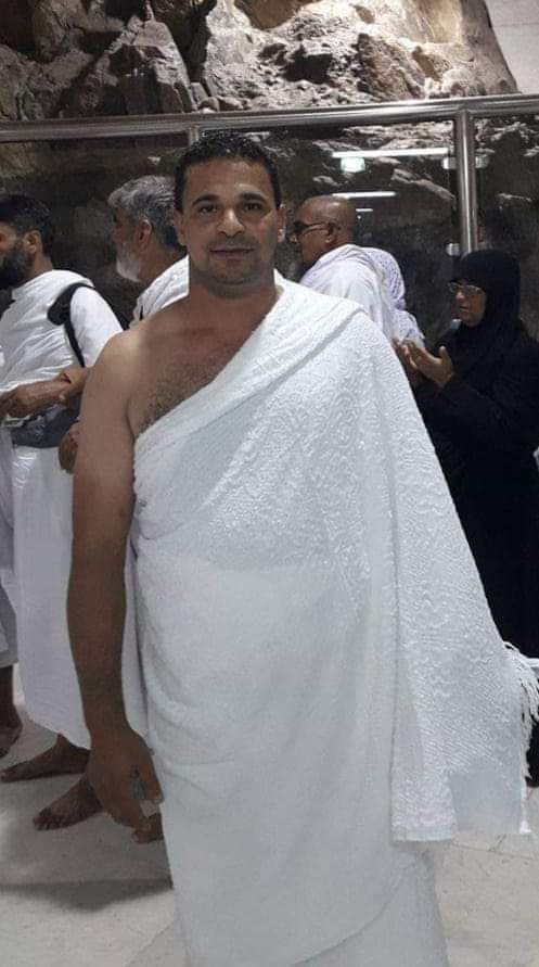 طالبت زوجة ضحية حادث قرية قرنفيل التابعة لمركز القناطر الخيرية بمحافظة القليوبية وأبنائه الخمسة بتطبيق القصاص العاجل على قتل رب الأسرة الذى راح ضحية الغدر. حيث تخلص 4 أشقاء من أبن عمهم بسبب خلافات سابقة بينهم في قرية قرنفيل دائرة مركز شرطة القناطر الخيرية وتم إنهاء تلك الخصومة منذ ٥ سنوات الا انهم تربصوا للمجنى عليه عقب عودته من السعودية وتخلصوا منه أمام منزله وقاموا بالتمثيل بجثته أمام المواطنين. حيث تم إخطار الأجهزة الأمنية و تم نقل الجثة للمستشفى تحت تصرف النيابة، والتي أمرت بالتصريح بالدفن عقب ورود تقرير الصفة التشريحية، وسماع شهادة الشهود والجيران وإجراء تحريات المباحث حول الواقعة وظروفها وملابساتها وسرعة ضبط وإحضار المتهمين. تلقى مدير أمن القليوبية إخطارا من الرائد من رئيس مباحث مركز شرطة القناطر الخيرية يفيد بتلقيه إخطارا من المستشفى بوصول " أ. م.ع" 42 سنة موظف ويعمل بدولة السعودية متوفى متأثرا بإصابته. وبالفحص تبين أن المجنى عليه كان يعمل بإحدى الدول العربية مندوبا لشركة لمدة 5 سنوات ونزل لمصر لقضاء فترة الأجازة، ولكنه فوجئ بذهاب 4 أشقاء أبناء عمومته وهم " م.س.ح" و "ا.س" و " ه .س" و" ع.س" وقاموا بإطلاق عيار نارى من " فرد خرطوش"، وقاموا بالتمثيل بجثته بطعنه بالسنج وفروا هاربين جميع أفراد الأسرة من القرية. وقام شقيق المتهمين ويدعى " ه.س" بتسليم نفسه نظرا لعدم تواجده وقت وقوع الجريمة. كلفت إدارة البحث الجنائي بالتحري عن الواقعة وظروفها وملابساتها وضبط المتهمين الهاربين، تحرر محضر بالواقعة . وقالت وردة رجب بحيرى الزوجة المكلومة أنها وأبنائها مريم احمد محمد عبد العزيز الطالبة بالصف الثاني الثانوي، وعمر بالصف الأول الإعدادي، وسلمى بالصف السادس الابتدائي، وأميمة بالصف الخامس، وبسنت ٥ سنوات أنها تنتظر القصاص من عند الله ومن القضاء المصري الشامخ، مؤكدة أن زوجها كان مثالا الطيبة ومحبوبا بين أبناء قريته.