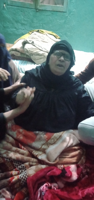 طالبت زوجة ضحية حادث قرية قرنفيل التابعة لمركز القناطر الخيرية بمحافظة القليوبية وأبنائه الخمسة بتطبيق القصاص العاجل على قتل رب الأسرة الذى راح ضحية الغدر. حيث تخلص 4 أشقاء من أبن عمهم بسبب خلافات سابقة بينهم في قرية قرنفيل دائرة مركز شرطة القناطر الخيرية وتم إنهاء تلك الخصومة منذ ٥ سنوات الا انهم تربصوا للمجنى عليه عقب عودته من السعودية وتخلصوا منه أمام منزله وقاموا بالتمثيل بجثته أمام المواطنين. حيث تم إخطار الأجهزة الأمنية و تم نقل الجثة للمستشفى تحت تصرف النيابة، والتي أمرت بالتصريح بالدفن عقب ورود تقرير الصفة التشريحية، وسماع شهادة الشهود والجيران وإجراء تحريات المباحث حول الواقعة وظروفها وملابساتها وسرعة ضبط وإحضار المتهمين. تلقى مدير أمن القليوبية إخطارا من الرائد من رئيس مباحث مركز شرطة القناطر الخيرية يفيد بتلقيه إخطارا من المستشفى بوصول " أ. م.ع" 42 سنة موظف ويعمل بدولة السعودية متوفى متأثرا بإصابته. وبالفحص تبين أن المجنى عليه كان يعمل بإحدى الدول العربية مندوبا لشركة لمدة 5 سنوات ونزل لمصر لقضاء فترة الأجازة، ولكنه فوجئ بذهاب 4 أشقاء أبناء عمومته وهم " م.س.ح" و "ا.س" و " ه .س" و" ع.س" وقاموا بإطلاق عيار نارى من " فرد خرطوش"، وقاموا بالتمثيل بجثته بطعنه بالسنج وفروا هاربين جميع أفراد الأسرة من القرية. وقام شقيق المتهمين ويدعى " ه.س" بتسليم نفسه نظرا لعدم تواجده وقت وقوع الجريمة. كلفت إدارة البحث الجنائي بالتحري عن الواقعة وظروفها وملابساتها وضبط المتهمين الهاربين، تحرر محضر بالواقعة . وقالت وردة رجب بحيرى الزوجة المكلومة أنها وأبنائها مريم احمد محمد عبد العزيز الطالبة بالصف الثاني الثانوي، وعمر بالصف الأول الإعدادي، وسلمى بالصف السادس الابتدائي، وأميمة بالصف الخامس، وبسنت ٥ سنوات أنها تنتظر القصاص من عند الله ومن القضاء المصري الشامخ، مؤكدة أن زوجها كان مثالا الطيبة ومحبوبا بين أبناء قريته.
