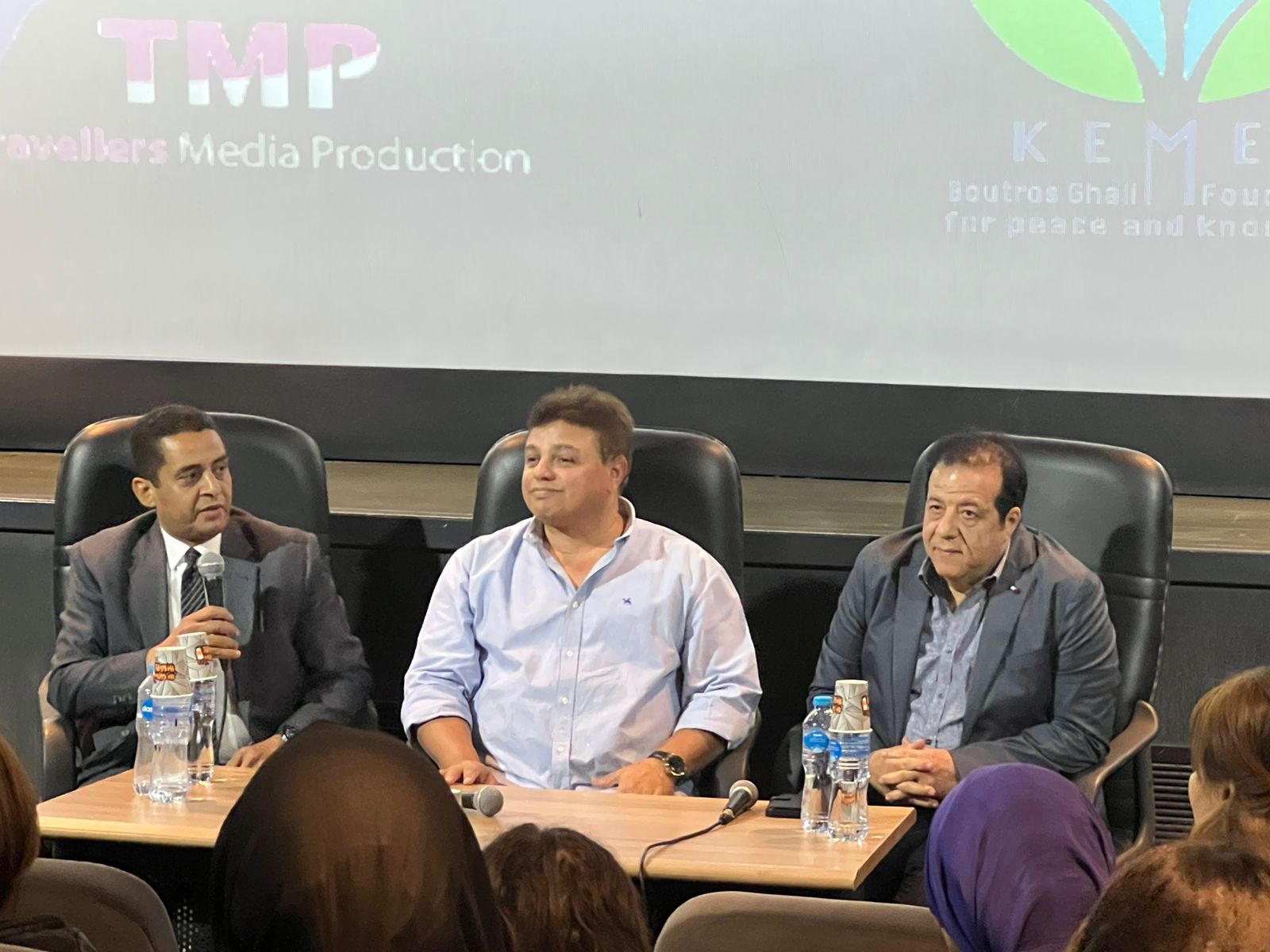 ندوة بمهرجان الفرانكفونية تسلط الضوء على العلاقة بين السينما العالمية والتسويق لمعالمنا السياحية عاطف عبد اللطيف : نحتاج الى تسهيل إجراءات تصوير الأعمال السينمائية الاجنبية في مصر كتب :طاهر يونس ضمن فعاليات مهرجان القاهرة للسينما الفرانكفونية في دورته الثانية عقدت ندوة عن التحديات التي تواجه صناع السينما في التصوير داخل المناطق السياحية وكيفية تنشيط هذا النوع من السياحة وصناعة السينما معا خاصة فيما يتعلق بضرورة تسهيل إجراءات تصوير الافلام الأجنبية في مصر . أدار الندوة الناقد الفني احمد سعد الدين وشارك في الندوة الخبير السياحي د .عاطف عبد اللطيف رئيس جمعية مسافرون للسياحة والسفر و د. ياسر محب رئيس مهرجان القاهرة للسينما الفرانكفونية. ودعا الدكتور عاطف عبد اللطيف الى ضرورة تسهيل تصاريح وموافقات التصوير داخل المعالم و الاماكن السياحية كما يحدث في المغرب على سبيل المثال منذ عشرين سنة ويتم تصوير أفلام عالمية بها وانا لي تجربة شخصية في تصوير فيلم المرسى أبو العباس ورحلة يوسف هناك. وقال الدكتور عاطف عبد اللطيف رئيس جمعية مسافرون للسياحة والذي يشارك بفيلم قصير بعنوان البطارية ضعيفة الذي يسلط الضوء على معالم ونقاء الحياة لسانت كاترين أن السينما والدراما هي القوى الناعمة التي تمثل نوعا من أفضل الدعاية والتسويق للسياحة للبلدان فهناك دولا كثيرة لم نزورها ولكن تعرفنا عليها وعبر معالمها وشعبها من خلال الاعمال السينمائية والدرامية بها . ونوه الى ان الدولة و الوزارات والجهات المعنية تعمل جاهدة على حل ومجابهة أي تحديدات ولكن لابد من القضاء على الاجراءات الروتينية من قبل بعض الموظفين الذين يحتاجون الى تأهيل وتدريب مستمر . واكد د. عاطف أنه يوجد الكثير من التحديات التي تقف عائقا أمام شركات الانتاج الاجنبية في تصوير أعمالها في مصر مثل الرسوم على دخول المعدات والتصاريح والموافقات المتعددة والمتشعبة ومن الممكن التغلب على هذا كله من خلال تخصيص إدارة أو جهة تجمع معها كل الجهات المعنية في مكان واحد لمنح الموافقات . واضاف عاطف عبد اللطيف، أن التحرك والسفر والتصوير يخلق طاقة حيوية ومعرفة أيضا بثقافات الشعوب الاخري، مؤكدا ان الفن والسياحة وجهان لعملة واحدة. وكشف عاطف عبداللطيف، عن تفاصيل تجاربه في تصوير عدد من البرامج والافلام خارج مصر، منها برنامجه الشهير "مسافرون"، الذي تم تصويره في العالم كله وكذلك فيلم رحلة يوسف والمرسى أبو العباس في المغرب . ومن جانبه رحب الدكتور ياسر محب رئيس مهرجان القاهرة للسينما الفرانكفونية خلال الندوة الى أهمية تصوير الافلام الأجنبية في مصر وتسليط الضوء على المعالم المصرية والسياحية الجميلة ومن المهم جدا أيضا تسليط الضوء على ثقافة الشعب المصري الجميلة خاصة أنه مع الاحتكاك والتبادل الثقافي تستفيد شعوب العالم بالثقافة والحضارة المصرية التي تمتد الى 7 آلاف سنة .
