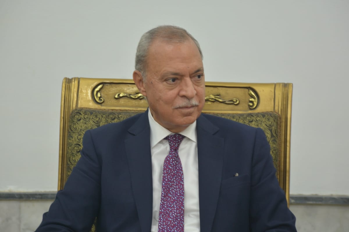 محافظ القليوبية: اليوم الاحد بدء تلقي طلبات تراخيص المحال العامة بالمراكز التكنولوجية بالمراكز والمدن والاحياء أكد عبد الحميد الهجان محافظ القليوبية أن المحافظة أنهت كافة استعدادتها لإصدار تراخيص المحلات فى 11 مركزًا تم تجهيزهم لتغطية كافة مراكز ومدن واحياء المحافظة مع بدء التطبيق الفعلى لقانون المحال العامة رقم ١٥٤ لسنة ٢٠١٩ ولائحته التنفيذية بمحافظات الجمهورية اعتبارا من اليومٍ الأحد . وأضاف محافظ القليوبية أن فلسفة قانون المحال العامة الجديد تقوم على اختصار الدورة المستندية والقضاء على البيروقراطية تسهيلاً على المواطنين، بهدف دمج الاقتصاد غير الرسمي في منظومة الاقتصاد الرسمي ليمارس المواطن نشاطه بصورة قانونية تحت مظلة الدولة بهدف المساهمة في جهود التنمية ودفع عجلة الاقتصاد وفتح مجالات جديدة للاستثمار. مشيرا إلى أن القانون الجديد روعي فيه تبسيط الإجراءات التي يقوم بها طالب الترخيص وذلك من خلال التعامل مع جهة واحدة وهي مركز إصدار التراخيص وفق معدل زمني مناسب لا يتجاوز على أقصى تقدير ٩٠ يومًا، مع التزام المركز بإصدار الترخيص خلال شهر إذا كان طالب الترخيص مستوفيًا للاشتراطات العامة والخاصة. واكد الهجان إلى أن مراكز إصدار تراخيص المحلات بالأحياء تقدم خدمة التراخيص لـ ٣١٦ نشاط طبقًا للقانون من خلال منظومة المراكز التكنولوجية بالمراكز والمدن والاحياء، أو عبر بوابة خدمات المحلياتLgs.gov.eg لإتاحة تقديم طلبات الترخيص من خلال شبكة الانترنت للحد من الزحام بمراكز التراخيص ، حيث سيتم تحديد الرسوم المقررة من خلال المنظومة بدون اى تدخل من العاملين بمراكز الإصدار. مؤكدا أن جميع العاملين بمراكز إصدار التراخيص تلقوا تدريبًا مكثفًا على المنظومة الجديدة بالتنسيق بين المحافظة ووزارتي التخطيط والتنمية المحلية لتقديم الخدمة للمواطنين بصورة ميسرة وسريعة .