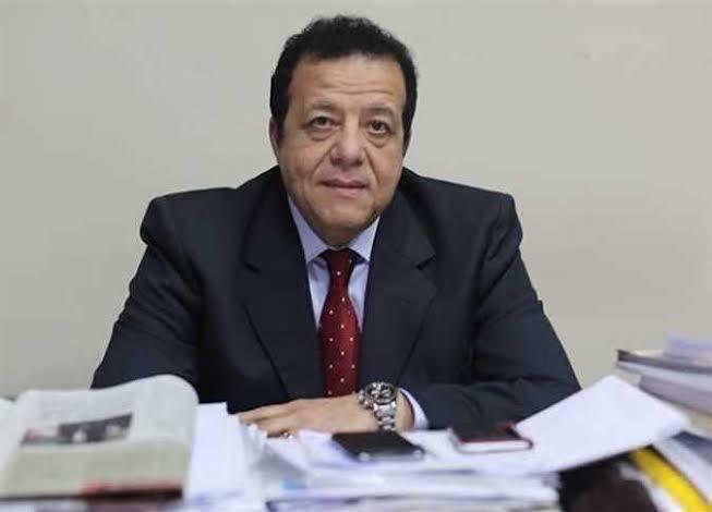 كتب:طاهر يونس قال الدكتور عاطف عبد اللطيف رئيس جمعية مسافرون للسياحة والسفر عضو جمعيتي مستثمري السياحة بمرسى علم وجنوب سيناء أن هناك موسم سياحي شتوي قوي ينتظر المقاصد السياحية المصرية المختلفة ويجب أن يتم الاستعداد له بشكل مكثف من خلال جودة الخدمات المقدمة و توفير اسطول نقل سياحي متميز . ودعا د. عاطف عبد اللطيف الى ضرورة استثمار الاعمال الدرامية والسينمائية في تسليط الضوء على المعالم السياحية والجمالية في مصر خاصة في المنتجعات السياحية المنتشرة في شرم الشيخ وجنوب سيناء والبحر الأحمر والعين السخنة والعلمين من خلال تصوير مشاهد من هذه الأعمال بالمدن السياحية المصرية. وناشد د. عاطف عبد اللطيف في تصريحات صحفية صناع الدراما والسينما بضرورة تسليط الضوء على المعالم السياحية في مصر من خلال أعمالهم الفنية خاصة وان جميع الشركات حاليا تستعد لتصوير أعمالها التي ستنافس بها في سباق دراما شهر رمضان القادم . ونوه الى أن الدراما والسينما هي القوى الناعمة التي يجب أن نخاطب بها العالم الخارجي من خلال أعمالنا الفنية مؤكدا أن هناك دولا كثيرة نجحت في نشر حضارتها وثقافتها ومعالمها السياحية من خلال أعمالها الدرامية والفنية مثل سوريا والهند والصين وأمريكا وتركيا وغيرها. وأوضح د. عاطف عبد اللطيف أن هناك فيلم سينمائي يحمل إسم " بحر الماس" يجري تصويره داخل مدينة شرم الشيخ وهو يجمع في بطولته نحوم من مصر والسعودية ولا شك أن هذا الفيلم سيكون له دور كبير في تسليط الضوء على مدينة شرم الشيخ الساحرة وسيكون بمثابة رسالة إعلامية وتسويقية ودعائية عن مصر في المملكة العربية السعودية الشقيقة ودول مجلس التعاون الخليجي بشكل خاص وعشاق السينما المصرية حول العالم . ودعا الى ضرورة وجود تعاون فني بين مصر والعديد من الدول الاخري والاستفادة بهذه النوعية من الفن لتحقيق نوع من تبادل الثقافات والخبرات الفنية ونقل صورة جمالية حقيقية مأخوذة من الواقع في المنتجعات والمدن السياحية . واقترح تشجيعا لشركات الانتاج التي تسلط الضوء على معالم مصر السياحية والاماكن التراثية والجمالية ان يتم مساندتها من خلال تخفيض الرسوم أو تقليص هامش الضرائب المفروضة لان ما تقدمه الدراما سيكون رسالة قوية للتسويق لمعالمنا السياحية.