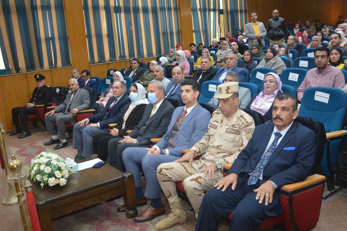 شهد اليوم عبد الحميد الهجان محافظ القليوبية احتفالية المحافظة باليوم العالمي لحقوق الإنسان، التي أقامتها المحافظة بقاعة الاحتفالات الكبرى بالديوان العام، لتكريم عدد من ذوي الهمم والقادرون بإختلاف. وشارك بالندوة كل من الدكتورة إيمان ريان، والدكتور سمير حماد نائبي المحافظ، واللواء هشام خشبة السكرتير العام، والمهندس علي يوسف السكرتير العام المساعد، والمشرف على وحدة حقوق الإنسان في المحافظة، والنائب محمد عبد العزيز وكيل لجنة حقوق الانسان بمجلس النواب وعضو لجنة العفو الرئاسي والسادة أعضاء مجلسي النواب والشيوخ، والعميد رياض دياب مدير وحدة حقوق الإنسان بمديرية أمن القليوبية، والعقيد أ.ح/ طارق عبد المعطي المستشار العسكري بالمحافظة والقس إيميل أنور راعي الكنيسة الإنجيلية بالقليوبية ورؤساء المدن والأحياء ووكلاء وزارة التربية والتعليم والصحة والتضامن الاجتماعي والقوى العاملة والشباب والرياضة و الأزهر و الأوقاف ونجلاء الفرماوي مدير مكتب حقوق الإنسان بالمحافظة. وبدأت الاحتفالية بآيات من القرآن الكريم ثم فقرة قصيدة شعرية عن مصر قدمتها إحدى الطالبات من مدرستي النور للمكفوفين وترجمها للغة الإشارة أحد الطلبة من مدرسة الصم وضعاف السمع، ثم تم عرض لجهود و إنجازات وحدة حقوق الإنسان بالمحافظة. وخلال كلمته أكد محافظ القليوبية أن اليوم العالمى لذوى الاحتياجات الخاصة غرضه وضع هذه الفئة في دائرة الاهتمام، وأن الدولة المصرية لا تٱلو جهدا لتقدم أفضل ما لديها لخدمتهم ودائما ما تستمع لأفكارهم التي تعبر عن قدراتهم الفذة. وأشار محافظ القليوبية إلى أن حقوق الإنسان لا تقتصر على الحقوق السياسية فقط؛ بل يجب أن تشمل مجالات التعليم والصحة والإسكان، ومن وقتها تتضافر جهود كل مؤسسات الدولة والمجتمع المدني لتحقيق أهداف المبادرة على أكمل وجه وتعد مبادرة "حياة كريمة" الرئاسية من المبادرات المجتمعية بمفهومها الخدمي الكامل، حيث استهدفت توفير حياة أفضل للمواطنين المصريين، وراعت حقوق الإنسان بكل أبعادها وعلى رأسها الاهتمام بالحق في الحياة وتحسين جوانب المعيشة، من خلال تبني خطة موسعة لحياة كريمة بالريف المصري، إذ تجسد المبادرة الرئاسية رؤية الدولة للعدالة الاجتماعية. وأكد محافظ القليوبية، أن ذوي القدرات والاحتياجات الخاصة على رأس أولويات الدولة المصرية، ودائمًا ما يوليهم السيد الرئيس/ عبد الفتاح السيسي اهتماما خاصا، مشيرًا إلى حرص المحافظة على توفير سبل الدعم اللازم لهذه الفئة المهمة، واتخاذ ما يلزم من إجراءات لضمان دمجهم مع أقرانهم في المجتمع، مثمنًا جهود القائمين على تنظيم هذه الاحتفالية باليوم العالمي لذوي القدرات، والذي يهدف إلى زيادة الفهم بقضايا ذوي الاحتياجات الخاصة، والتوعية بحقوقهم.. وأكد المحافظ أن القليوبية كانت من أولى المحافظات التي بدأت في إنشاء وحدة لحقوق الإنسان لتكون مهمتها الإهتمام بشكاوى الفئات المهمشة والأسر الفقيرة و ذوي القدرات الخاصة و المرأة المعيلة وكبار السن ، فضلًا عن نشر ثقافة حقوق الإنسان التي يكفلها الدستور عن طريق عقد ندوات توعوية بالتنسيق مع الجامعة ومديريات التضامن الإجتماعي والتربية والتعليم والشباب والرياضة والصحة والمجلس القومي للمرأة لتنفيذ أهداف الاستراتيجية الوطنية ولترسيخ مبادئ العدالة وعدم التمييز ، ودمج كافة فئات المجتمع للمشاركة في ركب التنمية والعبور إلى الجمهورية الجديدة التي نأملها جميعًا. وفي ختام الاحتفالية كرم الهجان عدد 20 من الأبطال الرياضيين من ذوي الهمم الحاصلين على ميداليات في مختلف الألعاب الرياضية، وتوزيع عدد 4 سماعات طبية، كما تم تسليم 9 أجهزة تعويضية بالإضافة إلى توزيع عدد 60 كرسي متحرك على عدد من ذوي الهمم بالتنسيق مع مديرية التضامن الاجتماعي والمجتمع المدني ورجال الأعمال .