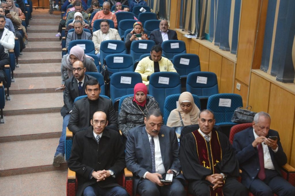 شهد اليوم عبد الحميد الهجان محافظ القليوبية احتفالية المحافظة باليوم العالمي لحقوق الإنسان، التي أقامتها المحافظة بقاعة الاحتفالات الكبرى بالديوان العام، لتكريم عدد من ذوي الهمم والقادرون بإختلاف. وشارك بالندوة كل من الدكتورة إيمان ريان، والدكتور سمير حماد نائبي المحافظ، واللواء هشام خشبة السكرتير العام، والمهندس علي يوسف السكرتير العام المساعد، والمشرف على وحدة حقوق الإنسان في المحافظة، والنائب محمد عبد العزيز وكيل لجنة حقوق الانسان بمجلس النواب وعضو لجنة العفو الرئاسي والسادة أعضاء مجلسي النواب والشيوخ، والعميد رياض دياب مدير وحدة حقوق الإنسان بمديرية أمن القليوبية، والعقيد أ.ح/ طارق عبد المعطي المستشار العسكري بالمحافظة والقس إيميل أنور راعي الكنيسة الإنجيلية بالقليوبية ورؤساء المدن والأحياء ووكلاء وزارة التربية والتعليم والصحة والتضامن الاجتماعي والقوى العاملة والشباب والرياضة و الأزهر و الأوقاف ونجلاء الفرماوي مدير مكتب حقوق الإنسان بالمحافظة. وبدأت الاحتفالية بآيات من القرآن الكريم ثم فقرة قصيدة شعرية عن مصر قدمتها إحدى الطالبات من مدرستي النور للمكفوفين وترجمها للغة الإشارة أحد الطلبة من مدرسة الصم وضعاف السمع، ثم تم عرض لجهود و إنجازات وحدة حقوق الإنسان بالمحافظة. وخلال كلمته أكد محافظ القليوبية أن اليوم العالمى لذوى الاحتياجات الخاصة غرضه وضع هذه الفئة في دائرة الاهتمام، وأن الدولة المصرية لا تٱلو جهدا لتقدم أفضل ما لديها لخدمتهم ودائما ما تستمع لأفكارهم التي تعبر عن قدراتهم الفذة. وأشار محافظ القليوبية إلى أن حقوق الإنسان لا تقتصر على الحقوق السياسية فقط؛ بل يجب أن تشمل مجالات التعليم والصحة والإسكان، ومن وقتها تتضافر جهود كل مؤسسات الدولة والمجتمع المدني لتحقيق أهداف المبادرة على أكمل وجه وتعد مبادرة "حياة كريمة" الرئاسية من المبادرات المجتمعية بمفهومها الخدمي الكامل، حيث استهدفت توفير حياة أفضل للمواطنين المصريين، وراعت حقوق الإنسان بكل أبعادها وعلى رأسها الاهتمام بالحق في الحياة وتحسين جوانب المعيشة، من خلال تبني خطة موسعة لحياة كريمة بالريف المصري، إذ تجسد المبادرة الرئاسية رؤية الدولة للعدالة الاجتماعية. وأكد محافظ القليوبية، أن ذوي القدرات والاحتياجات الخاصة على رأس أولويات الدولة المصرية، ودائمًا ما يوليهم السيد الرئيس/ عبد الفتاح السيسي اهتماما خاصا، مشيرًا إلى حرص المحافظة على توفير سبل الدعم اللازم لهذه الفئة المهمة، واتخاذ ما يلزم من إجراءات لضمان دمجهم مع أقرانهم في المجتمع، مثمنًا جهود القائمين على تنظيم هذه الاحتفالية باليوم العالمي لذوي القدرات، والذي يهدف إلى زيادة الفهم بقضايا ذوي الاحتياجات الخاصة، والتوعية بحقوقهم.. وأكد المحافظ أن القليوبية كانت من أولى المحافظات التي بدأت في إنشاء وحدة لحقوق الإنسان لتكون مهمتها الإهتمام بشكاوى الفئات المهمشة والأسر الفقيرة و ذوي القدرات الخاصة و المرأة المعيلة وكبار السن ، فضلًا عن نشر ثقافة حقوق الإنسان التي يكفلها الدستور عن طريق عقد ندوات توعوية بالتنسيق مع الجامعة ومديريات التضامن الإجتماعي والتربية والتعليم والشباب والرياضة والصحة والمجلس القومي للمرأة لتنفيذ أهداف الاستراتيجية الوطنية ولترسيخ مبادئ العدالة وعدم التمييز ، ودمج كافة فئات المجتمع للمشاركة في ركب التنمية والعبور إلى الجمهورية الجديدة التي نأملها جميعًا. وفي ختام الاحتفالية كرم الهجان عدد 20 من الأبطال الرياضيين من ذوي الهمم الحاصلين على ميداليات في مختلف الألعاب الرياضية، وتوزيع عدد 4 سماعات طبية، كما تم تسليم 9 أجهزة تعويضية بالإضافة إلى توزيع عدد 60 كرسي متحرك على عدد من ذوي الهمم بالتنسيق مع مديرية التضامن الاجتماعي والمجتمع المدني ورجال الأعمال .