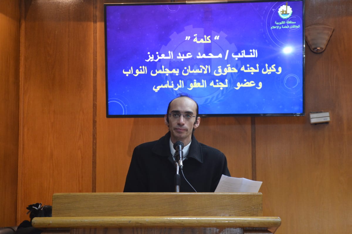 شهد اليوم عبد الحميد الهجان محافظ القليوبية احتفالية المحافظة باليوم العالمي لحقوق الإنسان، التي أقامتها المحافظة بقاعة الاحتفالات الكبرى بالديوان العام، لتكريم عدد من ذوي الهمم والقادرون بإختلاف. وشارك بالندوة كل من الدكتورة إيمان ريان، والدكتور سمير حماد نائبي المحافظ، واللواء هشام خشبة السكرتير العام، والمهندس علي يوسف السكرتير العام المساعد، والمشرف على وحدة حقوق الإنسان في المحافظة، والنائب محمد عبد العزيز وكيل لجنة حقوق الانسان بمجلس النواب وعضو لجنة العفو الرئاسي والسادة أعضاء مجلسي النواب والشيوخ، والعميد رياض دياب مدير وحدة حقوق الإنسان بمديرية أمن القليوبية، والعقيد أ.ح/ طارق عبد المعطي المستشار العسكري بالمحافظة والقس إيميل أنور راعي الكنيسة الإنجيلية بالقليوبية ورؤساء المدن والأحياء ووكلاء وزارة التربية والتعليم والصحة والتضامن الاجتماعي والقوى العاملة والشباب والرياضة و الأزهر و الأوقاف ونجلاء الفرماوي مدير مكتب حقوق الإنسان بالمحافظة. وبدأت الاحتفالية بآيات من القرآن الكريم ثم فقرة قصيدة شعرية عن مصر قدمتها إحدى الطالبات من مدرستي النور للمكفوفين وترجمها للغة الإشارة أحد الطلبة من مدرسة الصم وضعاف السمع، ثم تم عرض لجهود و إنجازات وحدة حقوق الإنسان بالمحافظة. وخلال كلمته أكد محافظ القليوبية أن اليوم العالمى لذوى الاحتياجات الخاصة غرضه وضع هذه الفئة في دائرة الاهتمام، وأن الدولة المصرية لا تٱلو جهدا لتقدم أفضل ما لديها لخدمتهم ودائما ما تستمع لأفكارهم التي تعبر عن قدراتهم الفذة. وأشار محافظ القليوبية إلى أن حقوق الإنسان لا تقتصر على الحقوق السياسية فقط؛ بل يجب أن تشمل مجالات التعليم والصحة والإسكان، ومن وقتها تتضافر جهود كل مؤسسات الدولة والمجتمع المدني لتحقيق أهداف المبادرة على أكمل وجه وتعد مبادرة "حياة كريمة" الرئاسية من المبادرات المجتمعية بمفهومها الخدمي الكامل، حيث استهدفت توفير حياة أفضل للمواطنين المصريين، وراعت حقوق الإنسان بكل أبعادها وعلى رأسها الاهتمام بالحق في الحياة وتحسين جوانب المعيشة، من خلال تبني خطة موسعة لحياة كريمة بالريف المصري، إذ تجسد المبادرة الرئاسية رؤية الدولة للعدالة الاجتماعية. وأكد محافظ القليوبية، أن ذوي القدرات والاحتياجات الخاصة على رأس أولويات الدولة المصرية، ودائمًا ما يوليهم السيد الرئيس/ عبد الفتاح السيسي اهتماما خاصا، مشيرًا إلى حرص المحافظة على توفير سبل الدعم اللازم لهذه الفئة المهمة، واتخاذ ما يلزم من إجراءات لضمان دمجهم مع أقرانهم في المجتمع، مثمنًا جهود القائمين على تنظيم هذه الاحتفالية باليوم العالمي لذوي القدرات، والذي يهدف إلى زيادة الفهم بقضايا ذوي الاحتياجات الخاصة، والتوعية بحقوقهم.. وأكد المحافظ أن القليوبية كانت من أولى المحافظات التي بدأت في إنشاء وحدة لحقوق الإنسان لتكون مهمتها الإهتمام بشكاوى الفئات المهمشة والأسر الفقيرة و ذوي القدرات الخاصة و المرأة المعيلة وكبار السن ، فضلًا عن نشر ثقافة حقوق الإنسان التي يكفلها الدستور عن طريق عقد ندوات توعوية بالتنسيق مع الجامعة ومديريات التضامن الإجتماعي والتربية والتعليم والشباب والرياضة والصحة والمجلس القومي للمرأة لتنفيذ أهداف الاستراتيجية الوطنية ولترسيخ مبادئ العدالة وعدم التمييز ، ودمج كافة فئات المجتمع للمشاركة في ركب التنمية والعبور إلى الجمهورية الجديدة التي نأملها جميعًا. وفي ختام الاحتفالية كرم الهجان عدد 20 من الأبطال الرياضيين من ذوي الهمم الحاصلين على ميداليات في مختلف الألعاب الرياضية، وتوزيع عدد 4 سماعات طبية، كما تم تسليم 9 أجهزة تعويضية بالإضافة إلى توزيع عدد 60 كرسي متحرك على عدد من ذوي الهمم بالتنسيق مع مديرية التضامن الاجتماعي والمجتمع المدني ورجال الأعمال .