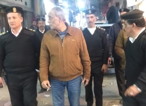 متابعة: وائل جمال شنت إدارة شرطة المرافق بمديرية أمن القليوبية، وادارة الاشغالات الفترة المسائية، حملة لإزالة الإشغالات بالتنسيق مع مسؤلي الأحياء، للحفاظ على المشهد الخضاري للميادين والشوارع. واستهدفت الحملة شارع البحر بجوار مجلس مدينة بنها ومنطقة صيدناوى، وشارع عطا التجاري بالمدينة، بقيادة المقدم صبحى الجابري مدير ادارة المرافق، والضابط ابراهيم شحاتة رئيس وحدة المرافق. أسفرت عن إزالة اشتغالات وتحرير مخالفات لمقاهي، ومحلات تجارية، وباعة متجولين، وإزالة حواجز واستاندات حديدية، وتم مصادرة الاشغالات وتحرير 17 محضر. تم اتخاذ الإجراءات القانونية اللازمة تجاه المخالفين، وباشرت النيابات المختصة التحقيق. وطبقا للمادة 13 من قانون الطرق لسنة 1968، يعاقب بالحبس مدة لا تزيد على شهر وبغرامة لا تجاوز مائة جنيه، أو بإحدى هاتين العقوبتين كل من يتعدى على الطرق العامة بأحد الأعمال الآتية: 1- إحداث قطع أو حفر أو إقامة عوائق فى وسطها أو ميولها أو أخذ أتربة منها. 2- وضع أو إنشاء أو استبدال لافتات أو إعلانات أو أنابيب أو برابخ تحتها بدون ترخيص من الجهة المشرفة على الطريق أو إحداث أى تلف بالأعمال الصناعية بها. 3- اغتصاب جزء منها. 4- إقامة منشآت عليها بدون إذن من الجهة المشرفة على الطريق. 5- إغراقها بمياه الري والصرف أو غيرها. 6- إتلاف الأشجار المغروسة على جانبيها أو العلامات المبينة للكيلو مترات. 7- غرس أشجار عليها أو شغلها بمنقولات بدون إذن من الجهة المشرفة على الطريق. 8- وضع قاذورات أو مخصبات عليها.