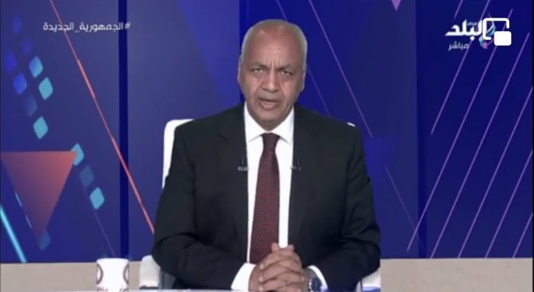 أكد مصطفى بكري خلال تقديمه برنامج «حقائق وأسرار»، على قناة صدى البلد مساء اليوم الجمعة، أن ما شهدنها في المنصورة الجديدة، يعد إنجازا قوميا، مشيرًا إلى أن هناك بعض المواطنين لديهم «غل في قلوبهم» تجاه مصر بعد افتتاح المشروع الكبير الذي يحقق نقلة كبيرة في مشروعات التنمية العمرانية. وعلق الإعلامي مصطفى بكري، على افتتاح الرئيس السيسي لمشروع مدينة المنصورة الجديدة، مؤكدا أن مصر مستمرة في مشروعاتها رغم الغل والحقد الذي في قلوب الإخوان الإرهابية وأبواقها الإعلامية في الخارج. وأضاف بكري، خلال تقديمه برنامج «حقائق وأسرار» المذاع على قناة صدى البلد، أن الرئيس جبر بخاطر التلاميذ في إحدى المدارس بعد افتتاح مدينة المنصورة الجديدة، بالإضافة إلى تهنئته لأحد الناشئين في عيد ميلاده أثناء جولته الميدانية. وتابع: أن مشروع مدينة المنصورة الجديدة يعد نقلة جديدة في تاريخ مصر العمراني، موضحًا أن المشروع لكافة الفئات من المواطنين، لافتًا إلى أن الرئيس السيسي وضع على عاتقه تحقيق النهضة رغم كل التحديات الاقتصادية والعمرانية. وأوضح بكري، أن الرئيس السيسي أول مرة يعلق على أحداث 11 نوفمبر الماضية أثناء افتتاح مدينة المنصورة الجديدة، مشيرًا أن الصراع مع الجماعات الإرهابية لم ينتهى، وفقا لتصريحات الرئيس. واستطرد، أن الرئيس السيسي سيزور الولايات المتحدة في النصف الثاني من ديسمبر، مطالبا بعد عودة سيادته بتغيير حركة المحافظين من أجل تحقيق التنمية في كافة ربوع مصر.