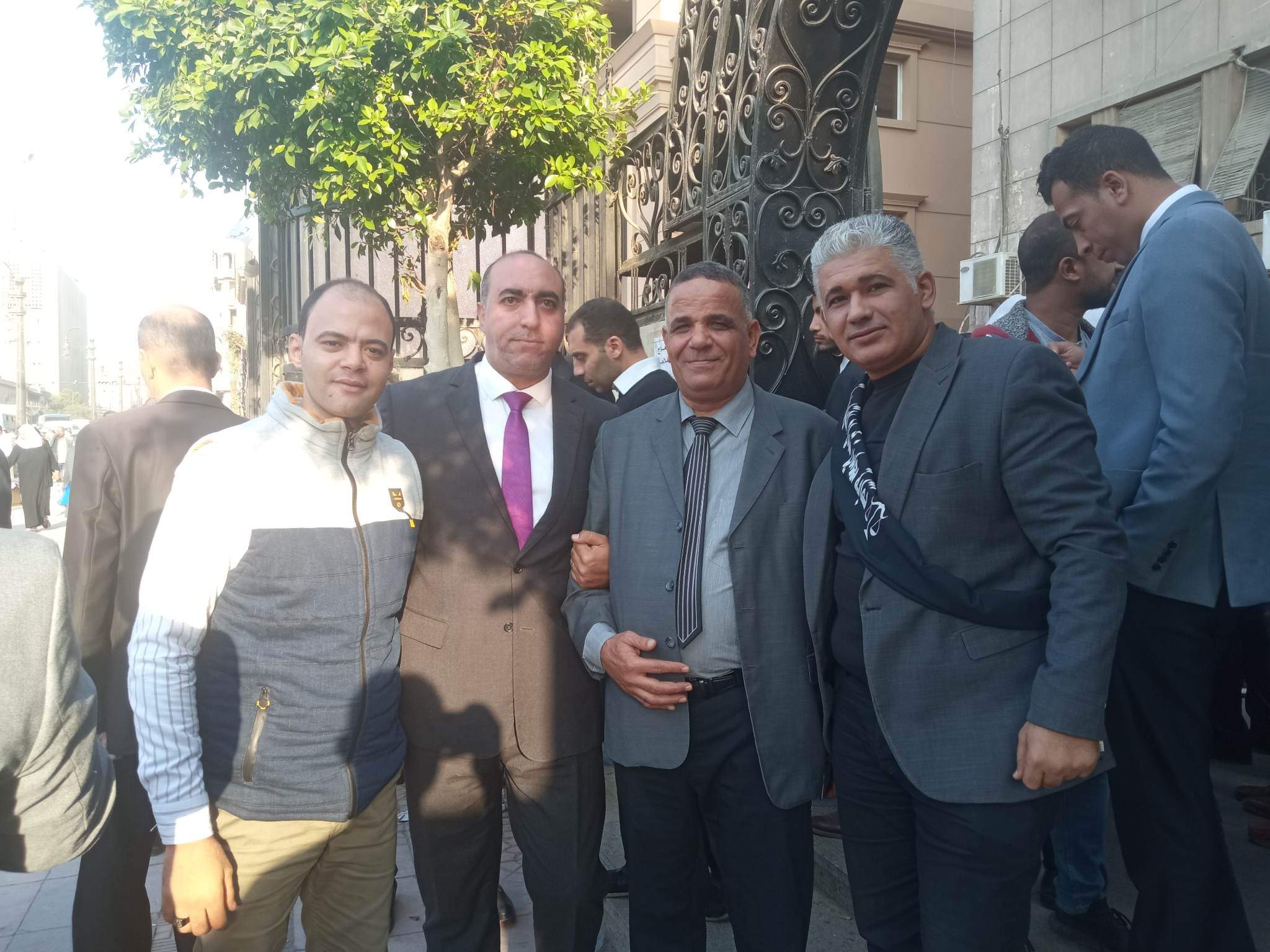 تواصل نقابة محامين شمال القليوبية، مشاركاتها مع القاهرة والمحافظات الاخرى، في وقفات الاحتجاج على إلزامهم بالتسجيل في الفاتورة الإلكترونية، مؤكدة في بيان لها أنها تستشعر الخطر فيما يجرى من محاولة فرض الفاتورة الإلكترونية على المحامين. وأكدت النقابة على رفضها التام لتسجيل المحامين في منظومة الفاتورة الإلكترونية لأن المحاماة مهنة لا تتعلق بتداول السلع أو الاتجار فيها وأن أعمالها هي أعمال قانونية وذهنية. وأصدرت نقابة المحامين بشمال القليوبية بيان لها، عن الاعتراض على منظومة الفاتورة الالكترونية، مؤكدين المشاركة في الوقفة. وجاء في البيان: "نقابة محامين شمال القليوبية:- أولاً - المشاركة في الوقفة السلمية المحددة لها النقابة العامة للقاهرة تضامنا مع باقي النقابات الفرعية وتوفير وسيلة الانتقال الي النقابة العامة من النقابات الفرعية. ثانياً - تقرر وقف التعامل مع جميع خزن محاكم شمال القليوبية يومي 7 و 8/ 2022/12. ثالثاً - الدعوة الي اجتماع جمعية عمومية طارئ السبت المقبل الموافق 10/12/2022, وذلك لمناقشة أخر المستجدات وفقاً لأخر الأوضاع. رابعاً - من يخالف قرار المجلس يحال للتأديب. خامساً - تم إحالة جميع من يخالف القرار الي النقابة العامة. كانت ودعت مصلحة الضرائب مؤخرًا جميع الممولين ومنهم أصحاب المهن الحرة ممن لديهم تعاملات مع المستهلكين النهائيين إلى التسجيل بمنظومة الفاتورة الإلكترونية في موعد أقصاه 15 ديسمبر الجاري. وقال مجدي المهدي نقيب المحامين بشمال القليوبية، المحامون لا يحملون الدولة أية أعباء مالية بل أن المحامين لا تحصل على أي حق من الحقوق كأي مواطن اخر، مؤكدا أنهم لا يحصلون على معاشات من الدولة بل أن دخلهم من عملهم القانوني المباشر فقط. واضاف "المهدي" لن تتردد النقابة في اتخاذ أية إجراءات تكفل منع تطبيق الفاتورة الإلكترونية على المحامين والدفاع عن حقوق أعضاء النقابة. وأكد أحمد رمضان محام وعضو اللجنة النقابية بشمال القليوبية، أن النقابة لا تزال في حالة انعقاد دائم لحين انتهاء الأزمة بالعدول عن قرار تسجيل المحامين بمنظومة الفاتورة الإلكترونية"، مضيفا ان هناك تصعيد في حالة استمرار فشل مفاوضات لجنة المشكلة بين وزارة المالية والنقابة العامة لحل الأزمة. وطالب أحمد رمضان علي بضرورة الغاء قرار تسجيل المحامين بمنظومة الفاتورة الإلكترونية لكون المحاماه رسالة وليست مهنة تجارية. كانت قررت الجمعية العمومية لمحامي مصر اليوم الخامس من ديسمبر ٢٠٢٢م الآتي : ١- الإمتناع التام عن التعامل مع الخزينة بالمحكمة وسداد أية رسوم على مستوى كل محاكم مصر بكل الجزئيات، ويستثنى من ذلك الدعاوى والإجراءات المرتبطة بمواعيد، وكلفت مجالس النقابات الفرعية بتنفيذ ذلك. ٢- حددت موعد الخميس الموافق ٨ ديسمبر ٢٠٢٢م الساعة ١٢ ظهرًا بالنقابة العامة للمحامين لعرض قرار الإضراب عن العمل. ٣- أكدت الجمعية العمومية للمحامين مصر على النقيب العام ومجلسه بضرورة الالتزام بتنفيذ قرارات الجمعية العمومية. ٤- نبهت الجمعية العمومية للمحامين مصلحة الضرائب المصريه بسرعة العدول عن القرار الباطل بإلزام السادة المحامين بالإشتراك بمنظومة الفاتورة الإلكترونية والإيصال الإلكتروني. ٥- نبهت الجمعية العمومية للمحامين على المستشار وزير العدل بأنه لا رسوم إلا بقانون، وأنه عليه وقف قرارات رؤساء بعض المحاكم بفرض رسوم جديدة بناء على تعليمات وبالمخالفة لقانون الرسوم القضائية. ٦- طالبت الجمعية العمومية للمحامين من البرلمان المصري التصدي للمحاولات الباطلة بإخضاع السادة المحامين لمنظومة الفاتورة الإلكترونية والإيصال الإلكتروني. وتوجه شكر للسادة النواب الذين تقدموا بطالبات إحاطة للبرلمان . ٧- طالبت الجمعية العمومية للمحامين من المحكمة الدستورية العليا الفصل في الطعن الدستوري بشأن قانون القيمه المضافة وبطلان إلزام المحامي بضريبة الجدول. وأكدت على الموعد الخميس ٨ ديسمبر ٢٠٢٢م